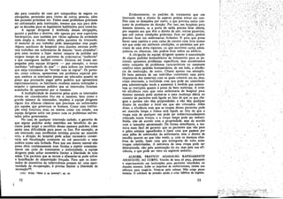 sao para consulta do caso por companhias de seguro ou
advogados, permissáo para visitas de outras pessoas, além
dos parentes próximos etc. Todos esses problemas precisam
ser enfrentados pela instituicáo, mesmo que seja para dele-
gar as decisóes para os legalmente habilitados para tomá-las,
A equipe dirigente é lembrada dessas obrigacóes,
quanto a padrees e direitos, nao apenas por seus superiores
hierárquicos, mas também por várias agencias da sociedade
mais ampla e, muitas vezes, pelos parentes do internado.
O material de seu trabalho pode deseropenhar esse papel.
Alguns auxiliares de hospitais para doentes mentais prefe-
rem trabalhar em enfermarias de doentes "mais atrasados",
pois estes tendero a fazer menor número de pedidos que
exigem tempo do que pacientes de enfermarias "melhores"
e que conseguero melhor cantata. Existem até frases em-
pregadas pela equipe dirigente - por exemplo, o termo
marítimo "advogado do mar" - para indicar uro internado
que exija tratamento de "acordó com as regras", O~ paren-
tes, como críticos, apresentam um problema especial por-
que, embora os internados possam ser educados quanto 80
preco que precisaráo pagar pelos pedidos que apresentem
espontaneamente, os familiares recebem menos instrucóes a
respeito e apresentam pedidos que os internados ficariam
acanhados de apresentar por si mesmos.
A muItiplicidade de maneiras pelas quais os internados
devem ser considerados fins em si mesmos, bem como o
grande número de internados, impóem a equipe dirigente
alguns dos dilemas c1ássicos que precisam ser enfr~nt~d~s
por aqueles que governam os homens. Como urna instituí-
lSaO total funciona mais DU menos como um estado, sua
equipe dirigente sofre uro pouco com os problemas enfren-
tados pelos governantes.
No caso. de qualquer internado isolado, a garantia de
que alguns padrñes seráo mantidos ero benefício do pa-
ciente pode exigir o sacrifício desses mesmos padróes; Disto
existe urna dificuldade para pesar os fins. Por exemplo, se
um internado coro tendencias suicidas precisa ser mantido
vivo, a direcáo do hospital pode achar necessário conser-
vá-lo sob fiscalizacáo constante ou até amarrado a urna
cadeira numa sala fechada. Para que um doente mental nao
possa abrir continuamente suas feridas e repetir constante-
mente um ciclo de tratamento e enfermidade, a equipe
dirigente pode achar necessário limitar a liberdade de suas
máos, Um paciente que se recuse a alimentar-se pode sofrer
a humilhacáo de' alimentacáo forcada. Para que os ínter-
nadas de sanatórios de tuberculosos possam ter urna opor-
tunidade de recuperacáo, é preciso limitar a liberdade de
recrealSao143.
(143) ROTH, "What ís 3D Activity", op. ell.
72
Evidentemente, os padrees de tratamento que um
internado tem o direito de esperar podem entrar em con-
flito coro os desejados por outro, o que provoca outro con-
junto de problemas de direcáo, Por ísso, em hospitais para
doentes mentais, se a porta de saída precisa ficar aberta,
por respeito aos que térn o direito de sair, outros pacientes,
que sob outras condicóes poderiam ficar no pátío, podem
precisar ficar em enfermarias fechadas. E para que possa
haver urna cantina e urna caixa de correio coro livre acesso
aos que estáo cm melhores condicóes, os pacientes que pre-
cisam de urna dieta rigorosa, ou que escrevem cartas amea-
~adoras ou obscenas, nao podem ficar saltos no edificio.
A obrigacáo da equipe dirigente quanto amanutencáo
de alguns padrees humanitários de tratamento para os pa-
cientes apresenta problemas específicos, mas encontramos
outro conjunto de problema~ ~c~racterísticos no con~t~?te
conflito entre padróes humanítáríos, de uro lado, e eficíén-
cia da instituicáo, de outro. Citarei apenas um exemplo.
Os bens pessoais de um indivíduo constituem urna parte
importante dos materiais com os quais constrói um eu, mas,
cama internado, a facilidade coro que pode ser controlado
pela administracáo tende ~ aumentar amedida .q~e aume~­
tam as restrícóes quanto a posse de bens materíaís. A nota-
vel eficiencia coro que urna enfermaria de hospital para
doentes mentais pode ajustar-se a urna mudanca diária no
número de pacientes está ligada ao fato de que os que che-
gam e partem nao tero propriedades, ~ náo tero qualq~er
direito de escolher o local em que sao colocados. Alem
dísso, a eficiencia coro que as roupas desses pacientes pode
ser mantida timpa e fresca está ligada ao fato de que a
roupa suja de qualquer uro pode ~r indiscriminada~ent.e
colocada numa trouxa, e a roupa limpa pode ser redístrí-
buída, nao de acordo com a propriedade, mas de acordo
com o tamanho aproximado. De forma semelhante, a roa-
neira mais fácil de garantir que os pacientes que váo para
o pátio estejam agasalhados é fazer C?ro que pas~~ por
urna pilha de sobretudos da enfermaría, sem o direito ~e
escolha quanto ao que iráo vestir, e, com os mesmos obje-
tivos de saúde, fazer com que entreguem de volta essas
roupas coletivizadas. A estrutura de urna roupa pode st;r
determinada, nao pela acentuacáo do. eu, m~ ~la sua efi-
ciencia, o que pode ser VIsto nosegumte anuncio:
ALEGRE, PRATICO! AGASALHO· RAPIDAMENTE
AJUSTÁVEL Aa CaRPo. Vestido de urna s6 peca, planejado
e experimentado em Instítuícóes para pacientes retardados ou
doentes mentais. Inibe os impulsos de exibicionismo, resiste aos
esforcos para rasgá-lo. Veste-se pela cab.~a. N~o exige.pecas
íntimas. O colchete de pressáo ajuda a errar hábitos de higiene.
73
 