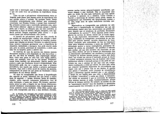 /
..;."
¡. ."
1""
!
JI7
(io) CUUSEN e YAll.ll.OW, op, cit.
(11) Uma aplica~io explícita dessa noclío ao camp? de saúde men~aJ
pode ser encontrada em EDWIN LEMERT, Legal Cotnmltment and SOCJal
Control. Sociology and Social Research, XXX (1946), pp. 370-78. s ""
(12) Por exemplo, JEROME K. MEYER5 e LESLIE 5cHA'f!'ER. C?CJ
Stratjfication and psychiatric Practice: A Study oí an Outpatient C~c,
American Sodological Revlew. XIX (1954), pp...307¡-¡Ow;~..~T, oP'
n ¿..pp '402~3. patlents in Mental ]nstltutions, 1 , o>.»ungton, .•,
D~partmen't oí Commerce, Bureau oí tbe censes, 1941, p. 2.
existem multas outras, psiquiatricamente semelhantes, que
nunca chegam a esse resultado. Náo se empreende urna
3!ráo' ou entáo, há urna a~ao ineficiente, que leva apenas
a acalmar o queixoso ou a afastá-lo. Como Clausen e
Yarrow o mostraram de maneira muito nítida, mesmo os
transgressores que finalmente sáo hospitalizados tendem a
ter urna longa série de a!;óes ineficientes iniciadas con..
tra eles'",
Separando-se as transgressóes que poderiam ter si~o
usadas 'para a hospitalizacáo do transgressor das que sao
efetivamente usadas para isso, encontramos um grande nú-
mero daquilo que os estudiosos de profissóes denomin~
"contingencias de carreira't-t. Entre algum~~ dessas contll~­
géncias da carreira do doente mental que Ja for,a~ sugef}-
das, se nao exploradas, encontramos:. st~tus socio-econo-
mico visibilidade da transgressáo, proxirnidade de um hos-
pital 'para doentes mentáis, r~cursos disponíveis de trata-
mento, avaliacáo, pela comunidade, do npo d~ tratamento
dado pelos hospitais existentes, e. as~im. por dI~teI2. Para
ínformacáo quanto a outras contmgencl3:s" l?rec1samos ~e­
pender de contos de atrocidade: uro psícóñco é tolerado
pela mulher, até .que esta encontre um namorado, ou por
seus filhos adultos, até que se mudem de determinada casa
ou determinado apartamento; um alcoólatra é.enviado p~ra
.o hospital de doentes mentais porque a cadeía está muito
cheia uro viciado em tóxicos é internado porque se recusa
a ac~itar rratamento existente fora do hospital; urna jovem
adolescente rebelde é internada porque já nao pode ser con..
trolada em casa e ameaca ter um caso coro um compa-
nheiro inadequado; e assim por diante. De .outro l",ad~. existe
uro conjunto igualmente importante de circunstancias que
fazem com que a pessoa fuja ao seu destin~. E .q~an.do
essa pessoa é internada, outro conjunto de circunstancias
ajuda a determinar quando receberá alta - 'por ~x~~plo,
o desejo de sua familia para que volte, a disponibilidade
de trabalho "controlável", e assim por diante. A interpr~t~4
!rao oficial da sociedade é que os internados de hospitais
para doentes mentais aí estáo, fundamentalme~te, porque
sofrem de doencas mentais. No entanto, !1a. medida e~ que
os "mentalmente doentes" fora dos hospitais se aproximam
numéricamente dos internados _ou até os superam, pode-se
116
(9) A diStin~io aqui empregada entre pacientes voluntlÚ'ios e íavo-
luntários nio coincide com a distins:io lesal entre internamento voIun-
tário e involuntário, pois algumas pessoas que ficam contentes de ir para
o hospital psiquiátrico podem ser le¡almente internadas, e entre os que
sao internados apenas por pressio muito forte da famOia, algons podem
apresentar-se como pacientes voluntários.
mado com a íntemacáo, poís a"sítuacáo objetiva confirma
o que até entño fora uro problema da experiencia íntima
do eu.
Urna vez que o pré-paciente voluntariamente entra no
hospital, pode passar pela mesma rotina de experiencias dos
que entram contra a vontade, De qualquer modo, desejo
considerar principalmente estes últimos, pois atualmente
constituem, nos Estados Unidos, o grupo mais numerosos.
Seu primeiro cantata com a instituicño apresenta urna, entre
tres formas clássicas: alguns se internam porque a familia
pediu que o facam, ou ameacou que, em caso contrárío, se
romperiam os laces de família; chegam obrigados, com vigi-
lancia policial; chegam enganados pelos outros - o que
ocorre quase que exclusivamente com jovens.
A carreira do pré-paciente pode ser vista através de
uro modelo de expropriacáo; comeca com relacóes e direi-
tos e termina, no início de sua estada no hospital, pratica-
mente sem relacóes ou direitos. Portanto, os aspectos morais
dessa carreira cornecam geralmente coro a. experiencia de
abandono, deslealdade e amargura. Isso pode ocorrer ainda
que, para os outros, precisasse de tratamento, e ainda que,
uma vez no hospital, passe a admitir isso.
As hístérias de caso da rnaioria dos doentes mentais
documenta ataques a certa disposícáo de vida facc-a-face -
um lar, um local de trabalho, urna organizacáo semipú-
blíca, como urna igreja ou urna laja, urna regíáo pública,
como, por exemplo, urna rua ou um parque. Freqiiente-
mente existe também um denunciante, alguma pessoa que
praticaa a9áo que finalmente levará ahospítalízacáo. Esse
denunciante pode nao ser a pessoa que toma a primeira
providencia, mas aquela que realiza o primeiro movimento
~ficiente. Aqui está o início social da carreira do paciente,
independente do ponto em que possa ser localizado o início
psicológico de sua doenca mental.
Os tipos de transgressóes que levam a hospitalizaeáo
sao, segundo se pensa, diferentes dos que levam a outros
tipos de expulsáo - prisáo, divórcio, perda de trabalho,
repúdio, exilio regional, tratamento psiquiátrico fora: de
urna ínstítuícáo, e assim por diante. No entanto, aparente-
mente pouco se sabe a respeito de tais fatores diferenciais;
quando estudamos internamentos reais, freqüentemente pa-
recem possíveis outros resultados. Além disso, parece que,
para cada transgressáo que leva a urna denúncia eficiente,
L
b•••••••••••••••••••••••••••••••••••••••••••••••••••••••••_1,"" ." v"'. ;;;,¡~j'~7,
 