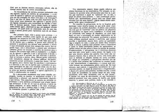 j .. ,'
''o ..
119
(15) HOLLINGSH1!AD e REDLICH. op, cte., p. ~.8~7. . "
(16) Para análise de algumas dessas consecuencias de CirCUIto, para
o paciente internado, ver LEILA DEASY e ~LryE W. QUINN, Th~ wíre of
the Mental Paríent and the Hospital psychlatríst, /ourn.al 01 SOCIa? lssues,
XI (~.955), pp. 49-60, Um exemplo ínteressante dess~ tipo de análise po~
ser encontrado também em ALAN G, GOWMAN, Blíndness and the Rol_
of tbe Companion, Social Probíems, IV (1956), pp. 68-75, Urna apresen,
taG:ao geral pode ser encontrada em ROBERT MER1'ON, The Role Seto
Problems in Sociological Theory, Brítish: /ournal 01 Sactology, VIII
(195;]), pp. 106-20. . h ,1,(17) Tenho o registro de caso de um omem que pensava que
esteva levando sua mulher para consultar o psiquiatra, sem compreeader,
tarde demaís, que sua mulher tinha organizado o encontró.
Um interessante aspecto desses papeis refere-se aos
efeitos funcionais de sua interferencia. Por exemplo, os sen-
tímentos do paciente seráo influenciados pelo fato de a pes-
soa que representa O papel de "queixoso" t~r, ou nao, o
papel de pessoa mais próxima - urna ~omblna!Jáo pertu:-
badora que, aparentemente, acorre mats nas cIasses mais
elevadas que nas mais baíxas'", Alguns desses efeitos emer-
gentes seráo agora considerados'",
No caminho do pré-pacíente, do lar ao hospital, pode
participar como terceira pessoa no que pode se.ntir c~mo
urna espécie de coalízao alienadora. A pessoa mais próxima
faz coro que vá "conversar" com uro médico, um psiquiatra
de consultorio ou algum outro conselheiro. A recusa pode
ser enfrentada coro ameaca de abandono, ou outra a!Jao
legal, ou coro a acentuacáo do caráter exploratório ou de
colaboracáo da entrevista. No entanto, ge~alment~ a pess.oa
mais próxima precisará marcar a entrevista, pOIS p.re~lsa
escolher o especialista, marcar hora, c?ntar ao es~e~l~lI~ta
algo a respeito do caso, e assim por diante. Essa iruciatrva
tende a colocar a pessoa mais próxima como a responsável
a quem os dados 'pertinentes podem ser apresentados, ao
mesmo tempc em que coloca o outro na posicáo de paciente.
Freqüentemente, o pré-paciente vai a entre_vist~ pensando
que. está indo como igual ~ outra p.esso.a, tao ligada a ela
que urna terceira pessoa nao poderla ficar entre elas em
assuntos básicos; essa é, afinal de contas, urna forma pela
qual se define.m as relacóes íntimas ero nossa sociedade.
Ao chegar ao consultório, o pré-paciente descobre que e~e
e a pessoa mais próxima nao receberam os mesmos papé!s
e que, aparentemente, o especialista e a pessoa mais pro-
xima tiveram um entendimento prévio contra ele. No caso
extremo mas comum, o especialista inicialmente v~ o pré-
-pacient~ sozínho, no papel de examinador e diagnosticado!.
e depois ve a pessoa maís próxima, também sozinha, e e~tao
no papel de conselheíro, ao mesmo tempo em que, CUida-
dosamente evita falar seriamente com os dois juntos'".
E mesmo 'nos casos de nao-consulta, em que funcionários
públicos precisam tirar urna pessoa de família .que ~eseja
toleré-la, a pessoa maís próxima tende a ser induzida a
118
dizer que os doentes mentáis internados sofrem, nao de
doenca mental, mas de outras circunstancias.
As circunstancias de carreira ocorrem juntamente coro
uro segundo aspecto da carreira do pré-paciente - o cir-
cuito de agentes e agencias que parti'cipam de maneira deci-
siva em sua passagem do status civil para o de ínternadow,
Este é um caso da classe cada vez mais importante de sis-
tema social cujos elementos sao agencias e agentes postos
em liga!Jao sistemática pela necessidade de atender e trans-
ferir as mesmas pessoas. Alguns desses papéis de agentes
seráo citados agora, admitindo-se que, em qualquer circuito
concreto, uro papel pode ser preenchido mais de urna vez,
e que a mesma pessoa pode representar mais de uro desses
papéis.
Em primeiro lugar, está a pessoa mais proxtma - a
que o paciente considera como aquela de que mais pode
depender em momentos de crise; neste caso, a última a du-
vidar de sua sanidade e a primeira a tuda fazer para salvá-
-la do destino que a ameaca, A pessoa mais próxima do
paciente é usualmente seu parente mais próximo; o termo
é aqui introduzido porque nem sempre isso acorre. Em se-
gundo lugar, está o denunciante, a pessoa que, retrospecti-
vamente, parece ter iniciado o caminho do paciente para o
hospital. Ero terceiro lugar estáo os mediadores - a seqüén-
cia de agentes e agencias a que o pré-paciente é levado e
através dos quais é enviado aos que internam o paciente.
Aqui ~e incIuem a policía, clero. clínicos gerais, psiquiatras
com ccnsultório, pessoal de clínicas públicas, advogados,
assistentes sociais, professores, e assim pqr diante. Um des-
ses agentes terá o direito legal de sancionar o internamente
e o exercerá, e por isso os agentes que o precedem no pro-
cesso participam de algo cujo resultado ainda nao foi deci-
dido. Quando os mediadores saem de cena, o pré-paciente
se torna Uro paciente internado, e o agente significativo se
torna O administrador do hospital.
Se o denunciante usualmente atua como cidadáo, em-
pregado, vizinho ou parente, os mediadores tendern a ser
especialistas e diferem, sob aspectos importantes. daqueles
a que servem. Tém experiencia na maneira de enfrentar os
problemas e certa distancia profissional com relacáo áquilo
que enfrentam. A nao ser no caso de policiais, e talvez de
alguns religiosos, os quais tendero a ter mais oríentacáo
psiquiátrica do que o público leigo, e veráo a necessidade
de tratamento quando o público nao a ve1" .
(13) Quanto a um círcutto de agentes e sua retecso com contínggn,
cias de carreira, ver OSWALD HALL, The Stages of a Medical Career,
American louTnal 01 soctotoev, LIII (1948), pp. 327-36.
(14) Ver CUMMING e CUMMING. op. cu., p. 92.
ir
____________________......I~rp,...;;"••·····~lIiIIIÍIÍIiIlii~..~~
 