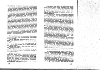 bal, e que aqui tem pequeno peso social, pois dificilmente
é capaz de agir como pessoa integral. Tais humilhacóes ten-
dero a ser sentidas de maneira mais aguda pelos pacientes
de classe média, pois sua condicáo anterior de vida tero
pouca probabilidade de imunizá-los contra tais afrontas,
mas todos os pacientes sentem certa degradacáo, Tal como
o faria qualquer membro normal de sua subcultura externa,
o doente muitas vezes responde a essa situacáo tentando
apresentar urna história triste, ande prava que nao está
"doente", que o "pequeno .problema" que teve foí, na rea-
Jidade, provocado por outra pessoa, que seu passado teve
honra e retidáo, e que, portanto, o hospital é injusto ao
impor-lhe o status de doente mental. Essa tendencia de auto-
-respeito está profundamente institucionalizada na sociedade
dos pacientes, onde o início de contatos sociais geralmente
exige que os participantes apresentem informacáo sobre sua
localízacáo atual nas enfermarías, período de estada, mas
nao as razóes para esta - e essa interacáo é realizada como
"prosa" no mundo externo'P, Com maior familiaridade,
cada paciente usualmente apresenta razóes relativamente
aceitáveis para sua hcspitalizacáo, ao mesmo tempo em que
aceita, sem discussáo, as estratégias apresentadas por outros
pacientes. Algumas histórias, como as seguintes, sao apre-
sentadas e expIicitamente aceitas.
Eu estava freqüentando urna escola notuma para conseguir
uro mestrado, e além disso tinha um emprego; essa carga foi
excessiva para mimo
Aquí, os outros estáo mentalmente doentes, mas estou 50-
frendo de uro mau sistema nervoso e é isso que me está dando
estas fobias.
Vim para cá por erro, por causa de um diagnóstico de dia-
bete, e vou sair dentro de alguns dias. (O paciente estava inter-
nado há sete semanas.)
Fracasseí como crianca, e depois, com minha mulher, pro-
curei conseguir independencia.
Meu problema é que nao posso trabalhar. :É por ísso que
estou aquí, Tive dais empregos e uma boa casa com todo o
dinheiro que desejevaas.
. J32) Uma regra semelhante de autoprote!;ao tem sido observada em
pnsoes. ALI'RED HASSLER. Diary 01 a Sell-Made convtct, Chicago, Res.
nery, 1954, p. 76, ao descrever urna conversa com um companheiro de
pnsao: "Náo disse murtas coisas a resceíto das razóes para sua conde-
na!;ao, e nao fiz periUntas a respeitc, pcís esse é o comportamento aceito
na prisao". Uma versjo romanceada do hospital psiquiátrico pode ser
encontrada ero J. KERKOHOFF, How Thin the Veil:, A Newspapermon's
Story al His Own Mental Crack-Up and Recovery, New York, Greenberg,
1952, P. 27.
(33) De notas de campo do autor, em intera!;áo informal com pa.
cíentes, transcrita da maneira mais literal possívet.
130
o paciente as vezes reforca tais ~~órias coro urna de-
finicáo otimista de sua posicáo praflsslOnal.. Uro hotl}e!D-
que conseguiu obter urna audicáo CO~~ anunciante de rádío
se apresenta como anunciante de rad~oj outro, q,:,e traba-
lhou durante alguns meses como copista e, d~pOlS, como
repórter, mas foi despedido tres semanas depois, se apre-
senta como repórter. . '
Um papel social global na comun~dade de pacientes
pode ser construído a partir dessas ficcóes recíprocamente
aceitas. Essas delicadezas na situacáo fac~-a~.face tendem a
ser criticadas por boatos, contados na ausencia ~~ ~s~oa, ,~
que se aproximam apenas uro grau dos fat~s ob~ehvo~.
Evidentemente, aqui podemos ver urna fun~ao SO~Ial clás-
sica de redes informais entre pessoas de mesm~ nivel: ser-
vem como audiencia para as histórias que confirmam o eu
_ histórias que sao um POllC? m~is .fundamentadas do que
pura fantasia e um pouco rnats fral?iels de: que ?S fatos.
No entanto, a apologia do paciente e eXIglda_num am-
biente único, pois poucos ambientes podem se~ tao ~estru~
tivos das histórias sobre o eu, com a excecao, eVI~en~~~
mente, das já construídas de acordo ,?om esquemas psiquia-
tricos. E essa destrutividade se apoia em ~als do que a
folha oficial de papel que afirma que o paciente tem urna
mente doentía, é um perigo para si mesmo e para os Ol.;tr~s
_ um atestado que, diga-se de passagem, parece atíngrr
profundamente o orgulho do paciente, bem como a POSS1~
bilidade de que possa sentir qualquer orgulho. .
Certamente as condicóes degradantes do ambiente do
hospital desmentern muitas dessas histór!as sobr~ °eu, apre-
sentadas pelos pacientes, e °fato de al estar e urna pr~va
contra tais histórias. E, evidentemente, nem se.mpre .exlste
suficente solidariedade entre os pacientes para lmpe.dlr que
um desminta ° outro, assim como ne~ ~emP.re eXI~te uro
número suficiente de auxiliares "profl~slOnalIzados' par~
impedir que um auxiliar desminta o paciente, Como repetí-
damente um paciente superia a outro:
Se vecé é tao inteligente, como foi que veio parar aquí?
No entanto, o ambiente do hospital é .ainda mais trai-
~oeiro. A equipe dirigente ~mpre tem mutto a ganha: ao
desmentir a história do paciente - qualquer que seja a
razáo para tais desmentidos. Para qu~ a parte e~carre~~~a
de custódia do hospital consiga realizar sua rotm~. d~aI1.a
sem queixa ou reclamacóes dos pacíentes. pode ser útil índi-
car-Ibe que as afirrnacóes que faz a seu respelt~ e,coro as
quais racionaliza seus pedidos sao falsas, que nao ea,pes-
soa que afirma ser, e que na realidade, como pessoa, ~ um
fracasso. Se a parte psiquiátrica deve ímpor-lhe suas ínter-
131
 