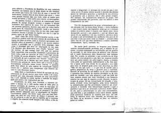 '..
I
manter a integridade e o prestígio do cír~ulo em que a con-
versa ocorre. E assim, mesmo quando o Impulso das pessoas
parece ser delicado e generoso, a suposicáo de sua ,:onversa
é geralmente que o paciente nao é urna pessoa integral,
Por exemplo, uro consciencioso terapeuta de g~u:po, com
grande compreensáo dos pacientes, urna vez admitiu a seus
companheiros de café:
137
Tive trés desorganizadores de grupo, principalmente um -
um advogado [em voz baixa] James Wilson - muito inteligente
- que tornava minha vida impossível, ainda que eu 0. colocasse
sempre no primeiro plano e ocupado com alguma c~lsa. Quase
desesperado, procurei o seu psiquiatra, e este me ~lrmou q~e,
apesar de sua aparencia e de seus escandalas, precisava muito
do grupo e que provavelmente este significava mais para ele do
que tudo o mais que estava tendo no hospital - precisava desse
apoio. Isso fez coro que meus sentimentos a respeito mudassem
completamente. Agora, conseguiu alta.
De modo geral, portanto~ os hospítais pa~a doentes
mentais sistematicamente permttem que, a respeito do p~­
ciente circulem exatamente as informacóes que ele gostana
de es~onder. E, em vários graus de min~cia, essa informa-
~ao é usada diariamente para desautonzar" su.as recla~a­
cóes. Por ocasfáo da edmíssáo e nas conferencias de diag-
nóstico, ele ouve perguntas a que deve. dar res~ostas erradas
para que possa manter seu auto~r~spelto; depois, a respost.a
certa pode ser apresentada explícitamente a ele. Um aU:1-
liar a quem conta urna versáo de seu passado e sua ra~ao
para estar no hospital pode sorrir corn descrenca, ou dizer
"Nao foi isso que ouvi" - o que está de acordo e.om a
prática psiquiátrica de levar o paciente para a reahda?e.
Quando se aproxima de um' mé?ico ou. d.e"u?1a enferrneira
e apresenta seus pedidos de maiores pnvI1eglos_ ou de alta,
pode ser recebido com urna pergunta a que nao pode dar
urna resposta sincera sem faz7r referencia a um rnom~nt~
anterior ero que agiu de manerra err~da. Qu.ando~ na pSICO
terapia de grupo, dá sua interpretacác da situacáo, o ter~­
peuta, atuando como interrog~d.o~, pode tentar desmentir
as interpretacóes que Jhe perrmtmam conservar seu amor-
-próprío, e estimular urna ínterpretacáo segundo a qual o
paciente é que deve ser censurado e procurar mudar. Quan-
do díz, para a administracáo ou para seus companhelr?S,
que está bem, e que realmente nunc~ esteve doente, algue~
pode apresentar minúcias da manerra pela qu~l, um mes
antes se rebolava como urna mocinha, ou afirmava que
era Deus, ou se recusava a comer ou falar, ou colocava
goma no cabelo.
para advertir o Presidente da República de urna catástrofe
irninente; um hornero que se despe diante de tres meninas;
um jovem que tranca sua irmá fora de casa, e, quando ela
tenta entrar, arranca dois de seus dentes corn SOCOs _ todas
essas pessoas fizeram algo que teráo todas as razóes para
ocultar de outros, e boas razóes para mentir, se interrogadas.
Os padrees formais e informais de comunicacáo entre
pessoas da equipe dirigente tendem a ampliar a fun¡;áo
reveladora dos registros de casos. Uro ato censurável que
um paciente apresenta, durante urna parte da rotina diária,
numa parte da comunidade hospitalar, tende a ser descrita
aos que supervisionam outras áreas de sua vida, onde ímpli-
citamente assume a posicáo de alguérn que nao é o tipo de
pessoa capaz de agir dessa forma.
Aquí, COmo ero outros estabeIecimentos socíais, é sig-
nificativa a prática cada vez mais comum de conferencias da
equipe de todos os níveis, onde os diretores apresentam suas
opinióes sobre os pacientes e chegam a uro acordo coletivo
quanto a estratégia que o paciente tenta empregar, bem
como a estratégia que deve ser empregada no seu caso.
Um paciente que desenvolva urna relacáo "pessoal" com
um auxiliar, ou que consiga fazer com que uro auxiliar
fique angustiado coro acusacóes eloqüentes e persistentes de
maus tratos, pode ser colocado de volta a seu lugar através
da reuniáo da equipe dirigente, onde o auxiliar é advertido
ou lembrado de que o paciente está "doente", Como a ima-
gem diferencial de si mesma que urna pessoa usualmente
encontra nas pessoas de vários níveis que a cercarn é aqu¡
secretamente unificada numa forma comum, o paciente
pode ficar diante de urna espécie de conspíracáo comum
contra ele - embora urna conspiracfio cujo objetivo sin-
cero é o seu bem-estar futuro.
Além disso, a transferencia fórrnal do paciente de urna
enfermaría ou de uro servico para outro tende a ser acom-
panhada por urna descricao informal de suas c.aracterísti-
cas, o que, segundo se SUPDe, facilita o trabalho do empre-
gado que passa a ser responsável por ele.
- Finalmente, no nível mais informal, a conversa du-
rante o almoco ou o café muitas vezes se volta para as
últimas ativídades do paciente, e o nível de "bate-papo de
qualquer estabelecimento social é aquí intensificado pela
suposicáo de que tudo que se refira ao paciente é, de certo
modo, assunto adequado para os empregados do hospital.
Teoricamente, parece nao haver razáo para que esse bate-
-papo nao deva ser urna forma de elogiar o paciente, em
vez de criticá-Io, a nao ser que se suponha que a conversa
a respeito dos ausentes tende sempre a ser crítica, a fim de
136
 