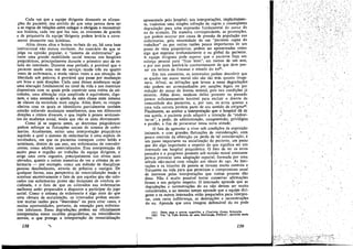 Cada vez que a equipe dirigente desmente as afirma-
~óes do paciente. seu sentido do que urna pessoa deve ser
e as regras de relacóes entre colegas o obrigam a reconstruir
sua história; cada vez que faz isso, os interesses de guarda
e de psiquiatria da equipe "dirigente podem levá-la a nova-
mente desmentir tais histórias. I
Além desses altos e baixos verbaís do eu, há urna base
institucional nao menos oscilante. Ao contrário do que se
julga na opíníáo popular, o "sistema de enfermarias" ga-
rante urna grande mobilidade social interna nos hospitais
psiquiátricos. principalmente durante o primeiro ano de es-
tada do internado. Durante esse período, é provável que o
paciente mude urna vez de servíco, ~ mude tres ou quatro
vezes de enfermaría,' e mude várias vezes a sua situacáo de
liberdade sob palavra; é provável que passe por mudancas
em boas e más direcóes, Cada urna dessas mudancas exige
urna alteracao fundamental no nível de vida e nos materiais
disponíveis com os quais pode construir urna rotina de ati-
vidades, urna alteracáo cuja arnplitude é equivalente, diga-
mos, a urna ascensáo e queda de urna classe num sistema
de classes da sociedade mais ampla. Além disso, os compa-
nheiros com os quais se identificou parcialmente também
estaráo sofrendo mudancas semelhantes, mas em diferentes
direcóes e ritmos diversos. o que impóe apessoa sentimen-
tos de mudanca social, ainda que nao as sinta diretamente.
Como já se sugeriu antes, as doutrinas psiquiátricas
podem reforcar as flutuacóes sociais do sistema de enfer-
marias. Atualmente, existe urna ínterpretacáo psiquiátrica
segundo a qual o sistema de enfermarías é .uma espécie de
incubadora, em que os pacientes comecarn como bebes e
terminam, dentro de um ano, em enfermarias de convales-
centes, como adultos ressocializados. Essa interpretacáo dá
muito peso e orgulho ao trabalho da equipe dirigente, e
exige urna certa cegueira, principalmente nos níveis maís
elevados, quanto a outras maneiras de ver o sistema de en-
fermaria - por exemplo, como um método' de disciplinar
pessoas desobedientes, através de premios e castigos. De
qualquer forma, essa perspectiva de ressocializacño tende a
acentuar excessivamente o fato de que aqueles que sao colo-
cados nas enfermarías piares sao incapazes de conduta so-
cializada, e o fato de que os colocados nas enfermarias
melhores estñc preparados e dispostos a participar do [ogo
social. Como o sistema de enfermaria é algo mais do que
urna cámara de socialízacáo, os internados podern encon-
trar muítas razóes para "desordens" ou para criar casos, e
muitas oportunidades, portante, de remocáo para enferma-
rías inferiores. Essas degradacóes podem ser oficialmente
interpretadas como recaídas psiquiátricas, on reincidencias
moráis, o que protege a interpretacáo de ressocializacáo
138
apresentada pelo hospital; tais interpretacñcs, implicit~en­
te, traduzem urna simples ínfracác de regras e consequente
degradacác para urna expressáo fundamental do status do
eu do acusado. De maneira corréspondente, as promocóes,
que podem ocorrer por causa de pressác de populacáo nas
enfermarias, pela necessidade de um "paciente capaz de
trabalhar" ou por outras razóes pouco importantes de uro
ponto de vista psiquiátrico. podern ser apresentadas ~omo
algo que exprime profundamente o eu globa.l do paciente.
A equipe dirigente pode esperar que o paciente faca um
esforco pessoal para "flcar born", em menos de um ano,
e por ísso pode lembrá-Ioconstantemente de que deve pen-
sar em termos de fracasso e triunfo do eu41
•
Ero tais contextos, os internados podern descobrir que
as quedas em status moral nao sao tao más quanto imagi-
nara. Afinal, as ínfracóes que levam a essas degradacóes
nao podem ser acompanhadas por sancóes Iegaís .o~ p,?~
reducáo do status do doente mental, pois tais condicóes ja
existem. Além disso, nenhum delito presente ou passado
parece suficientemente horrível para excluir o docnte da
comunidade dos pacientes, e, por isso, os erros quanto a
urna vida correta perdem parte de seu sentido de estigma42
•
Finalmente, ao aceitar a interpretacáo que o hospital dá de
sua queda, o paciente pode adquirir a intencáo de "endirei-
tar-se", e pedir, da administracáo, compreensáo, privilégios
e perdáo, a tiro de perseverar nessa nova atitude.
O fato de aprender a viver sob condicóes de exposícáo
iminente, e com grandes flutuacóes de consideracáo, coro
pouco controle da obtencáo ou perda de tal consideracáo, é
uro passo importante na socializacáo do paciente, um passo
que diz algo importante a respeito do que significa ser uro
internado em hospital psiquiátrico. O fato de ter os erras
passados e o progresso presente sob revisáo moral constante
parece provocar urna adaptacáo especial, formada por ~m~
atitude nao-moral com relacáo aos ideáis do ego. As limi-
tacóes e Os triunfos da pessoa se tornam muito centrais e
flutuantes na vida para que permitarn o compromisso usual
de interesse pelas interpretacées que outras pessoas dáo
dísso. Nao é muito possível tentar conservar afirmacóes
firmes a seu próprio respeito. O internado aprende que .as
degradacóes e reconstrucóes do eu nao devem se; mU.lt?
consideradas, e ao mesmo tempo aprende que a equipe diri-
gente e os outros i~ternados estáo pre~a.:ados para interp;,e-
tar com certa índiferenca, as destruicóes e reconstrucóes
do' eu. Aprende que urna imagem defensável do eu pode
(41) Devo essa e outras sugestóes a Charlotte Green Schw.!1rtz.
(42) Ver "A Vida Intima de uma Institui~ Pública", ínctuída neste
livro.
139
",-,-,.-''''''"
~ .. '..;-.
 