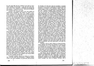 140
ser vista como algo fora de si mesmo e que pode ser cons-
truída, perdida e reconstruída - tuda isso com certa rapi-
dcz e certa justica, Aprende a viabilidade da aceitacáo de
urna posicáo - e, portanto, um eu - que está fora daquele
que o hospital pode dar e tirar dele.
Portanto, esse ambiente parece criar urna espécie de
complexidade cosmopolita, urna espécie de apatía cívica.
Nesse contexto moral, nao muito sério, embora extrema-
mente exagerado, a construcáo de uro eu ou sua destruicáo
se transformam em jogo impudico; o tato de aprender a
considerar esse processo parece criar certa desmoralizacáo,
pois é um jogo fundamental. Portanto, no hospital o pa-
ciente pode aprender que o eu nao é urna fortaleza, mas
urna cidade aberta; e talvez se canse de precisar mostrar
prazer quando é ocupada por suas tropas, e desprazer quan-
do ocupada pelo inimigo. Urna vez que aprenda o que sig-
nifica ser definido pela sociedade como possuidor de um
eu inaceitável, essa definicáo ameacadora - a ameaca que
ajuda a ligar as pessoas ao eu que a sociedade lhes atribuí
- fica enfraquecida. O paciente parece atingir um novo
plato quando aprende que pode sobreviver ao agir de urna
forma que a sociedade considera como capaz de destruí-lo.
É possível dar alguns exemplos desse relaxamento e
dessa fadiga moral. Atualmente, nos hospitais psiquiátricos
os pacientes parecem aceitar urna "moratória no casamen-
to", enquanto a equipe dirigente parece que até certo ponto
tolera a situacáo, Pode haver certa pressáo do grupo contra
um paciente que "namora" mais de urna colega de hospital
ao mesmo tempo, mas pouca sancáo contra a uniáo, mais
ou menos firme, com pessoas do sexo oposto, embora se
saiba que ambos sao casados, tém filhos e sao até visitados
regularmente por tais estranhos ao hospital. Em resumo,
nos hospítais psiquiátricos, parece haver urna Iicenca para
comccar novamente a sítuacáo de namoro, embora se reco-
nheca que nada sério ou permanente pode decorrer disso.
Tal como acorre em romances de navios ou férias, essas
ligacóes mostram como o hospital está separado da comu-
nidade externa, como Se transforma num mundo próprio,
-dirigido em benefício de seus cidadáos. E essa moratória é
certamente urna expressáo da alíenacño e da hostilidade que
os pacientes sentem coro relacáo áqueles que estáo fora e
aos quais estáo intimamente ligados. Alérn disso, ternos
provas dos efeitos destrutivos do fato de viver num mundo
dentro de outro mundo, e em condicóes que tornam difícil
levar a sério qualquer um dos dois.
O segundo exemplo refere-se ao sistema de enferma-
rias. No pior nível das enfermarías, o desprezo parece
ocorrer com maior freqüéncía, em parte por causa da falta
'
de recursos, em parte por causa de caceadas e sarcasmo
que parecem ser a norma ocupacional de controle social dos
auxiliares e enfermeiros que trabalham nesses locais, Ao
mesmo tempo, a falta de equipamentos e direitos significa
que nao é possível conseguir muita reconstrucño do eu.
Por isso, o paciente é constantemente derrubado, mas nao
pode cair de muito alto. Em algumas desssas enfermarias,
parece desenvolver-se um tipo de humor amargo, com con-
siderável liberdade para enfrentar a equipe dirigente e res-
ponder a um insulto com outro. Embora tais pacientes pos-
sam ser castigados, nao podem, por exemplo, ser facilmente
humilhados, pois na realidade já foram despojados das coi-
sas boas que as pessoas precisam ter para sofrer humilha-
~ao. Tal como ocorre com as prostitutas no caso do sexo,
os internados dessas enfermarias tém pouca reputacáo ou
direitos que possam perder, e por isso podem ter certas
liberdades. Quando urna pessoa sobe no sistema de enfer-
marias, pode, cada vez mais, evitar os incidentes que des-
mentem seu desejo de ser urna pessoa, e adquirir cada vez
mais .os variados ingredientes de auto-respeito; no entanto,
quando eventualmente é degradado - e isso ocorre -r-; há
urna distancia muito maior para sua queda. Por exemplo,
o paciente privilegiado vive num mundo muito mais amplo
do que a enfermaria, encontra funcionários de recreacáo
que, a seu pedido, podem dar bolos, cartas para jogo, bolas
de pingue-pongue, entradas para o cinema, materiais para
escrever. No entantó, na ausencia do controle social de pa-
gamento que é geralmente exercido pelos que recebem esses
artigos no mundo externo, o paciente corre o fisco de,
mesmo uro funcionário bondoso, poder, as vezes, pedir-lhe
que espere até que termine urna conversa informal, ou, por
"gozacáo'', perguntar para que deseja aquilo que está pe-
dindo, ou responder com urna longa pausa e um olhar frio
de avalíacáo.
Portanto, o fato de subir e deseer no sistema de enfer-
marias significa, nao apenas urna mudanca no material para
a reconstrucáo do eu, urna mudanca em status refletido,
mas também uma mudanca no cálculo de riscos. A avalia-
<;ao dos riscos aautoconcepcáo é parte da experiencia moral
de toda gente, mas urna avaliacáo de que determinado nível
de risco é apenas urna disposícáo social é urna experiencia
rara, e aparentemente desanimadora, para quem a enfrenta.
Dro terceiro caso de relaxamento moral refere-se as
condicóes freqüentemente associadas a alta do internado.
Muitas vezes obtém alta sob a supervisáo e controle da
pessoa mais próxima ou de uro empregador especialmente
escolhido e vigilante. Se se comporta mal, podem rapida-
mente conseguir sua volta ao hospital. Portanto, fica a
141
;.'
;'-,';0-:-:-'
.{ ,~;-: '~'- '
 