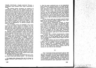 ticipacáo, ídentiflcacáo e ligacáo emocional. Portanto, a
participaeáo numa entidade social impóe compromisso e
adesdo.
Nao podemos pensar claramente nas exigencias de
compromisso e adesáo que urna entidade social impóe a
seus participantes sem pensar nos limites considerados ade-
quados para tais exigencias. Um exércíto exige que uro sol-
dado seja corajoso, roas estabelece uro limite, além do qual
sua bravura estará além e acima do dever; além disso, terá
urn direito de lícenca quando seu pai morre ou sua mulher
tem um filho. De fonna sernelhante, urna mulher supóe
que seu marido ficará publicamente a seu lado para formar
urna unidade social visível, embora em -todos os dias úteis
precise deixá-Io entregue ao mundo do trabalho; e pode
ter o direito de passar urna noite ,sozinho num bar, jogar
cartas com os companheiros, ou desfrutar qualquer outra
forma de liberdade.
Aquí, no vínculo social e nas restricóes a este, encon-
tramos um tema duplo e clássico da sociologia. Na socie-
dade ocidental, o acordo formal ou o contrato é um sím-
bolo desse tema duplo, celebrando, com urna assinatura, os
vínculos que liga e os limites reconhecidos daquilo que liga.
No entanto, é preciso acrescentar algo a esse tema du-
plo. Segundo a Ii~ao de Durkheim, atrás de cada contrato
existem suposicóes náo-contratuais a respeito do caráter dos
participantes", Ao concordar quanto ao que devem e nao
devem uro ao outro, as partes tacítamente concordam quan-
to a validade geral dos direitos e obrigacóes contratuaís,
quanto 'as várias condicées para sua nulidade, e quanto a
legitimidade dos tipos de sancáo para o. rompimento do
contrato; as partes contratantes também concordam tacita-
mente quanto asua competencia legal, sua boa fé, e quanto
aos limites ero que os contratantes que merecem confíanca
devem merece-la. Ao concordar em dar certas coisas e con-
servar outras, o individuo tacitamente concorda que é o tipo
de pessoa que tero esses tipos de coisas para dar econservar,
e que é o tipo de pessoa que considera legítimo participar
de um contrato referente a tais coisas. Em resumo, quem
aceita um contrato supóe que seja urna pessoa de determi-
nado caráter e fonna de ser. Uro caráter muito minucioso
que cuidadosamente limite os deveres e direitos de uro indi-
víduo pode, portanto, basear-se num conjunto muíto amplo
de suposícóes referentes a seu caráter.
Se existem tais suposícóes de autodeflnicác para a pes-
soa e para o outro num contrato formal - um vínculo que
(2) DuJr.1CBEIM, Emite. Pro/t!ssional Ethlcs and Civic MorlÚs, trad.
de Camelia Brookfield. Londres, Routledge and Kegan Paul, 1957, pp.
171-220.
148
é, afinal de contas, estabelecido para ser tao índependente
quanto possível de caprichos pessoais e do caráter dos par~
ticipantes - há conseqüencia~ ainda maiores p~ra autode,ft~
nicáo, subjacentes a outros tipos, menos restntos, de vm-
culos. Em alguns vínculos - por exemplo, os de amizade
e familia - onde as vezes se díz que é possível perguntar
tudo que nao está explicitamente excluido, urna suposi!lao
importante para ser um boro 'amigo ou um bom innat? é
que a pessoa seja o tipo de pessoa que pode ser bom amigo
ou irrnáo leal. A pessoa que nao sustenta a mulher e quatro
filhos se torna o tipo de indivíduo que pode fracassar dessa
rnaneira.
Se todo vínculo sup5e urna concepcáo ampla da pessoa
ligada por ele, devemos ir adiante e perguntar como o indi-
víduo enfrenta essa definicáo de si mesmo.
Existem algumas possibilidades extremas. A pessoa
pode abertamente deixar de cumprir suas obrígacées, sepa-
rar-se daquilo a que está vinculado, e desafiar com.~esfa­
catez os olheres de redefinicáo que as pessoas lhe dírigem,
Pode rejeitar as conseqiléncias do vínculo para sua concep-
t;ao de si mesmo, mas impedir que essa separacáo se tome
aparente em qualquer de suas a~óes. Pode, íntimamente,
aceitar as conseqüéncias de sua participacáo para o eu, sen-
do, diante de si mesrno, aquilo que os outros participantes
acham que deve ser.
Na prática real, o individuo freqüentemente se afasta
desses extremos. Afasta-se de aceitacáo total das conse-
qüéncías, para o eu, de suas ligacées, permite que algu~a<p
de suas rejeicñes sejam notadas, embora cumpra suas pnn-
cipais obrigacñes. .
Aqui, desejo explorar esse tema de distancia manifesta
e alguns padróes de comportamento para os quais tém im-
portancia. Eu me proponho a discutir principal~en!e uro
tipo de entidade social, "as organizacóes formáis I,nst~­
mentáis", utilizando principalmente o material de hist6na
de caso de um hospital para doentes mentais como um
exemplo de urna cIasse de, tais instituícóes.
11
Urna "organizacác formal instrumental" pode ser defi-
nida como um sistema de atividades intencionalmente coor-
denadas e destinadas a provocar alguns objetivos explícitos
e globaís. O produto esperado pode ser: artefatos materiaís,
servícos, decisóes ou informacñes; pode ser distribuído entre
os participantes de maneiras muito diversas. Aqui~ inter~­
sar-me-ei principalmente pelas organízacóes formaís locali-
149
;;:'.'
 