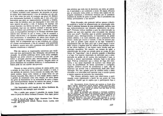 é que, ao trabalhar para alguém, vecé lh: faz um favor pessoal;
os salários recebidos como pagamento sao presentes ou provas
de estima. Mais implicitamente, o fato de trabalhar por um salá-
rio é visto como um meio de conseguir um pouco de dinheiro
para determinada finalidade. O trabalho nao é visto como ~ma
mercadoria que pode ser impessoalmente comprada e vendida.
nem o fato de trabalhar para uro empregador é visto como um
meio posslvel de ganhar a vida. A mudanca de emprego, nas
poucas fazendas e na fábrica de tijolos, é muito rápida, porqu~.
usualmente. logo que um operário consegue a pequena quanü-
dade de dinheiro que pretendia, abandona o servíco. Em alguns
casos os empregadores estrangeirns no Paraguai decídíram pagar
salários mais elevados do que os usuais, a fim de conseguir a
melhor máo-de-obra e ter operários satisfeitos que se tomassem
mais permanentes. A conseqúéncia do salário mais elevado foi
oposta a esperada; a mudanca de emprego tornou-se ainda ~~is
rápida. Nao se compreendia que os que trab~lham por sa~anos
s6 o fazem ocasionalmente, a fim de conseguir certa quantidade
de dinheiro; quanto mais cedo conseguem essa quantidade, m~is
depressa abandonam o empregot".
Nao sao apenas as organizacóes industriais que verifi-
cam que seus participantes tém definicóes nao-previstas da
situacác. As prísóes poderiam servir como outro exemplo.
Quando um preso comum é encerrado em sua cela, pode
sofrer a. privacáo prevista pela administracáo; no entanto,
para um ingles de c1as~ média .s~~rior, lan~~do entre os
piores elementos da sociedade británica, o confinamento 50-
litário pode ter um sentido nao-previsto:
Durante as cinco primeiras semanas de minha prisáo, coro
a excecáo de duas horas de trabalho pela manhá e a tarde, e
dos períodos de exercicio, ficava trancado em minha cela, feliz-
mente sozinho. Quase todos tetniam as langas horas ero que
ficavam trancados. Mas, depois de certo tempo, passei a esperar
o período de isolamento como urna ben~o, uro alivio diante
dos gritos de funcionários ou da necessidade de ouvír a língua-
gem interminavelmente obscena da maioria dos presos. A maror
parte dessas horas de sclidáo eu passava em Ieítura".
Um funcionário civil francés da África Ocidental dá,
implicitamente, um exemplo mais extremo:
Ora, a prisáo nem sempre é entendida da mesma forma
entre os povos da África Ocidental Francesa. Num lugar, parece
(17) E. R. e H. S. 8mlVlCE. Tobatl: Paragutqtlll Town. Chicago,
University of Chicago Presa, 1954, p. 126.
(18) HECKSTAu.-8MrtH.. Anthony. EIghl~~n Monlhs. Londres, AUan
Wingate, 1954, p. 34.
156
urna aventura que nada tem de desonrosa; em outro, ao contra-
rio, é equivalente a ser condenado amorte. Há alguns africanos
que, se colocados numa prisáo, se tomam urna espécie de em-
pregados domésticos, e finalmente termínam por se considerar
membros da familia de quem os prende. Mas se prendermos uro
Fulani, provocaremos a sua mortea''.
Nesta díscussáo, nao pretendo indicar apenas a ideolo-
gia explícita e verbal da administracáo da organízacáo refe-
rente anatureza humana de gens participantes, embora esse
seja indiscutivelmente um elemento significativo da situa-
c;ra020• Pretendo indicar também a ar;ao da administracáo na
medida em que esta exprime urna concepcáo das pessoas
sobre que atua'". Tambérn aqui as prisóes apresentam um
exemplo claro. Ideologicamente, os funcionários da prisáo
podem admitir, e as vezes admitern, que o prisioneiro deve
aceitar, ainda que contra a vontade, o fato de estarem pre-
sos, pois as prísces (pelo menos as do tipo "moderno:')
supostamente dáo um meio para que o preso pague asocre-
dade, cultive o respeito pela lei, admita seus pecados, apren-
da um ofício legítimo, e, em alguns casos, receba urna psi-
coterapia necessária, No entantc, em termos de a~ao, a
adrninistracáo da prisáo em grande parte se ocupa do pro-
blema de "seguranca", isto é, procura impedir a desordem
e a fuga. Uro aspecto importante da deñnícáo que a admi-
nistracáo da prisáo dá do caráter dos internados é que, se
tiverem a menor oportunidade, tentarán fugir a sua pena
legal. Pode-se acrescentar que o desejo de fuga dos inter-
nados, e sua usual dísposícáo de suprimir esse desejo por
causa da possibilidade de serem apanhados e castigados,
exprime (embora através de sentimentos e acáo, nao de
palavras) .uro acordo coro a interpretacáo dada pela admi-
nístracáo, Por isso, grande parte de conflito entre a admí-
nistracáo e os internados está coerente com o acordo quanto
a alguns aspectos da natureza dos internados.
Em resumo, portanto, sugiro que observemos a parti-
clpacño numa organízacáo a partir de um ponto de vista
específico. Aquilo que se espera que o participante faca e
(19) DELAVIGNE'ITE, Robert. Freedom and AurhoTity in French West
Ajrtca. Londres, Intemational African Institute, Oxford University Press,
1950, p. 86. Em resumo, as paredes de pedra nao constitue,m necessa.ria-
mente urna ptisño - tema tratado no capítulo com esse titulo no livro
de EVEL'iN WAUGH, Decline and Fall.
(20) Ver BENDIX, op. cu,
(21) Quanto as suposícéee que disfarcam a mouvacjo eccnsmtca,
ver, por exemplo, DoNALD ROY. Work Satisfaction and Social Reward in
Quota Archievement: An Analysís of Piecework Incentive, American So-
ciologicaI R~vi~w, XVIII (1953), 507-14, e WILLlA,M F. WHYTE el al.,
Money and Motivation, New York. Harper, 1955, sobretudo p. 2 e ss.•
ande Whyte discute as conceoczes que a administrac3.0 tem na natureza
humana do operérío, implícitas nas disposicoes de trabalhos por em-
pteitada,
157
 