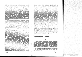 aquilo que realmente faz nao constituiráo nosso interesse
principal. Estou interessado pelo fato de que a atividade
esperada na organfzacao supóe urna concepcáo do atorc
que, portante, urna organizacáo pode ser vista como um
local para criar suposicóes a respeito da identidade. Ao
atravessar as fronteiras do estabelecimento, o indivíduo
aceita a obrigacáo de estar atento a situacáo, de estar ade-
quadamente orientado para ela e aceitá-la. Ao participar de
urna atividade no estabelecimento, aceita a obrigacáo de, no
momento, integrar-se na atividade. Através dessa orientacáo
e partícípacáo da atencáo e do esforco, visivelmente estabe-
Ieee sua atitude com relacáo ao estabelecimento e as supo-
sicóes implícitas sobre o seu eu. Participar de determinada
atividade coro o espírito esperado é aceitar que se é uro
determinado tipo de pessoa que vive num tipo determinado
de mundo.
Ora, se qualquer estabelecimento social pode ser con-
siderado como um lugar ande sistemáticamente surgem su-
posícóes a respeito do eu, podemos ir adiante e considerar
que é uro. local ande tais suposicóes sao sistematicamente
enfrentadas pelo participante. Adiantar-se nas atividades
prescritas, ou delas participar segundo formas nao-prescri-
tas ou por objetivos nao-prescritos, é afastar-se do eu oficial
e do mundo oficialmente disponível para ele. Prescrever :
urna atividade é prescrever um mundo; eludir urna prescri-
~o pode ser eludir urna identidade.
Cito dois exemplos. Os músicos da orquestra de um
espetáculo musical da Broadway devem ir para o trabalho
na hora certa, com a roupa certa, devidamente ensaiados e
devidamente atentos ao trabalho que os espera. Quando
tomam seus lugares a frente do palco, devem permanecer
de pé, decentemente atentos, tocando a música ou espe-
rando as Indicacóes para fazé-Io. Como músicos, espera-se
que se disciplinem dentro do mundo musical. Este é o ser
que o local e o trabalho musical criarn para eles.
No entanto, depois de aprenderem a partitura de deter-
minado espetáculo, veríñcam que nada tem a fazer e, além
di~so, estáo meio escondidos daqueles que esperam que
sejam apenas e inteiramente músicos no trabalho. Ero con-
seqüéncia, os músicos que trabalham no fosso do palco,
embora fisicamente imobilizados, tendero a fugir de seu tra-
balho, mostram. sub-repticiamente um. en e um mundo muito
distantes do auditório. Embora tomem cuidado para nao
serem vistos, podem escrever cartas ou campar música,
r~ler os clássicos, fazer jogos de quebra-cabecas, mandar
bilhetes para os companheíros, jogar xadrez com tabuIeiro
dissimulado no piso ou fazer brincadeiras pesadas com pis-
tolas d'água. Evidentemente, quando um músico coro um
fone de ouvido de r~dio de bolso de repente assusta os assis-
158
tentes da primeira fileira exclamando "gol de fulano'''22,
nao está agindo numa posicáo e num mundo que foram
programados para ele - e essa é urna queixa que a admi-
nistracáo pode receber.
Um segundo exemplo foi tirado de campos de prisio-
neiros de guerra na Alemanha'". Um internado que encon-
tra um oficial, passa por este, e nao recebe qualquer obser-
vacáo sobre sua maneira adequada, parece um internado
devidamente entrosado na prisáo e capaz de aceitar adequa-
damente a sua situacáo. No entanto, sabemos que em alguns
casos esse internado poderia estar escondendo, ernbaixo de
seu sobretudo, duas travessas da cama que deveriam ser
usadas como vigas no túnel para fuga. Um internado com
esse equipamento podia ficar colocado a frente do oficial
e nao ser a pessoa que o oficial estava vendo, nem estar
no mundo que supostamente O campo de prisioneiros lhe
impunha. O internado continuava preso no campo, mas mas
faculdades tinha emigrado. Além disso, como um sobretudo
pode esconder provas claras dessa rnigracáo, e como urna
aparencia pessoal que incluí a vestimenta acompanha nossa
participacáo em qualquer organízacáo, devemos saber que
qualquer imagem, apresentada por qualquer pessoa, pode
esconder prava de fuga espiritual.
Portanto, toda organízacáo inclui urna disciplina de
atividade, mas nosso interesse, aquí, é que em aIgum nivel,
toda organizacáo incluí também urna disciplina de ser -
urna obrigacáo de ser um determinado caráter e morar em
determinado mundo., E meu objetivo aqui é examinar um
tipo especial de absenteísmo, urna deficiencia que atinge,
nao a atividade prescrita, mas o ser prescrito.
Ajustamentos Primários e Secnndários
1
Agora, é preciso apresentar uro conceito. Quando um
individuo contribui, cooperativamente, coro a ativídade exi-
gida por urna organizacáo, e sob as condícóes exigidas -
em ncssa sociedade com o apoio de padróes institucionali-
zados de bem-estar, coro o impulso dado por incentivos e
valores conjuntos, e com as ameacas de penalidades indica-
(22) O'ITENHElMER, Albert M. Life in the Gutter. The New Yorker,
15 de agosto de 1959.
(21) REm, P. R. Escape trom ColdUz. New York, BerklCY Publi-
shing Ccrp., 1956, p. 18.
159
''','.
/
 