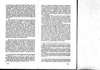 tíca possa acorrer, precisa estar longe dos olbos e dos ouvi-
dos da equipe dirigente. Isso pode exigir, apenas, que o
paciente esteja fora da linha de visáo da pessoa da admi-
n¡sq~i.o82. O internado-pode sorrir dísfarcadamente, ao
virar o Tosto; pode' mastigar alimento sem movimento apa-
rente das mandíbulas (quando a alímentacác é proibida),
esconder na mio um cigarro aceso, quando nio devia estar
fumando, usar a mio para esconder da enfermeirá as fichas
que ganhou durante um jogo de póquer. Esses eraní os re-
cursos de ocultamento empregados no Hospital Central. Um
outro exemplo é citado para o caso de outro hospital psi-
quiátrico:
Minha rejei~ total da Psiquiatría que, depoisdo estado de
coma por que passeí, se transformou em elogio fanático, pas-
saya agora para uma terceira fase -a de crítica construtíva.
Fiquei consciente da insensibilidade externa e do dogmatismo
administrativo da burocracia do hospital. Meu primeiro impulso
foi condenar; depois, aperfeícoei meios para manobrar Iivre-'
mente a estrutura inepta da política da enfermaria. Por exem-
plo, minhas leituras tinham estado durante muito tempo sob
vigilancia rígorosa, e finalmente aperfeícoei UD1 meio de fiear
a par das eoisas sem assustar desnecessariamente as enfermeiras
e os auxiliares. Conseguí levar para minha enfermaria vários
números de Hound and Hom, com o pretexto de que se tratava
de urna revista ae caca e pesca. Conseguí ler Terapia de Choque
de KaIinowski (que no hospital era um segredo de estado) coro
grande liberdade, depois de colocá-Io na capa do livro Origens
Literárias do Surrealismo de Anna Balakían".
No entanto, além desses meios temporários de evitar
a vigilancia do hospital, os internados e a equipe dirigente
tacítamente cooperavam para permitir o aparecimento de
espacos físicos limitados, onde se reduziam marcantemente
os níveis usuais de vigilancia e restricáo - espacos em que
o internado podía ter livremente urna certa amplitude de
atividades proibidas e, ao mesmo tempo, certo grau de
seguranca, Tais locais freqüentemente também permitiam
urna reducáo mareante na densidade usual da populacáo, o
que contribuía para a calma e o siléncio que os caracterí-
zavam. A equipe dirigente desconhecia a existéncia de tais
(82) Um exemplo de prisao norte-americana pode ser encontrado
em ALFIlED HASSLEIl, Dlary o/ a Sel/-Made Convíct, Chicago, Regnery,
1954, p. 123:
"Alguns minutos depois o guarda faz sua 'contagem', el nesse mo-
mento cada um deve estar de pé, inteiramente vestido, a porta de sua
cela. No entanto, corno o guarda s6 espía pela janeta, é simples colocar
a camisa e, colocando-se perro da porta, dar a impressjío desejada".
(83) SoLOMON, Carl. Report from the Asylum. In: G. FELDMAN,
& GAImlNBEIlG, M. (crgs.) The Beat Generatíon and the Angry Young
Men, New York, Dell Publishing Co, 1959, .pp. 177-78.
190
locais, ou a conhecía, mas deles se afastava ou tacitamente
deixava de exercer sua autoridade ao neles entrar. Em resu-
mo, a liberdade tinha uma geografía. A essas regióes darei
o título de locais livres. Podemos esperar encontrá-las prin-
cipalmente quando a autoridade numa organizacáo está
localizada num grupo completo da equipe dirigente, e nao
num conjunto de pirámides de comando. Os locais livres
sao a face oculta das relacóes usuais entre internados e
equipe dirigente.
No Hospital Central, os locais livres eram freqiiente-
mente empregados como ambiente para atividades especifi-
camente proibidas: o pequeno bosque atrás do hospital era
ocasionalmente usado como esconderijo para beber; a área
atrás do edifício de recreacáo e a sombra de urna grande
árvore próxima do centro dos pátios do hospital eram
usadas como pontos para jogos de póquer,
No entanto, as vezes os locais livres pareciam ser em-
pregados apenas para conseguir algum tempo livre do con-
trole rígido da equipe dirigente e das enfermarias cheias e
barulhentas. Embaixo de alguns edifícios havia um túnel,
antes usado para levar as refelcóes feitas nas cozinhas cen-
trais; nos muros dessa passagem, os pacientes tinham reu-
nido bancos e cadeíras, e alguns deles aí passavam odia,
certos de que dificilmente seriam interpelados por algum
auxiliar. O túnel era usado para passar de urna parte do
pátio para outra, sem precisar encontrar o pessoal adminis-
trativo nos termos usuais de equipe dirigente-internados.
Todos esses locais pareciam penetrados por um sentimento
de relaxamento e eseolha pessoal, em contraste mareante
com o sentimento de mal-estar predominante em algumas
enfermarias. Aí, a pessoa podia ser ela mesmass.
(84) Um bom exemplo de marinheiros é dado por MELVILLE, op. cít.,
pp. 305-7:
"Apesar do comunismo doméstico a que está condenado o marinheiro
de guerra, e apesar do aspecto público obrigatórlo dos ates que, por
sua natureza, devem ser realizados na intimidade, existem ainda dois OU
tres cantos em que as vezes a gente pode ficar de longe, e, por al¡uns
momentos, estar a sos.
O principal desses locals é a plataforma, na qual me escandia as
vezes durante nossa agradável travessta- de regresso a pátria, por aquetas
tranqüllas latitudes troplcais. Depois de ouvir, até a saciedade, as ínter-
mináveís narrativas de ncssos veteranos, eu me refugiava ali - se nio
fosse perturbado - e serenamente traduzía, em sabedoria, as inform~óes
recebtdas.
A plataforma é o neme de um loca! para fora do casco, na base dos
tres enxárclas grandes que descero dos tres mastros princ:i.pais até l amu-
rada. ( ... ) Aquí, um oficial poderte repousar urna hora depois do com-
bate, fumando um charuto para tirar dos bigodes o cheira desagradbel
da pólvora. ( ... )
.......................................................................
No entanto, embora as galerías das quadras da popa tenham desapa.-
recldc e embora o mesmo tenha. ocorrido com a galería lateral; continua
a haver a plataforma; nem é posaível imaginar um refúgio mais agrtr
dável. Os grandes abrigos e colbedores de enxárcias que formam ca pe-
191
"'';~,I .
;.'
 