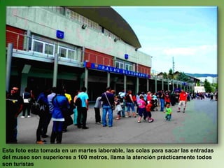 Esta foto esta tomada en un martes laborable, las colas para sacar las entradas del museo son superiores a 100 metros, llama la atención prácticamente todos son turistas
