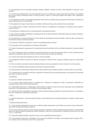 5.1. Os equipamentos devem ser localizados, projetados, instalados, adaptados e mantidos de forma a estarem adequados às operações a serem
realizadas.
5.2. A estrutura dos equipamentos deve visar a minimização dos riscos de erro e permitir que os mesmos sejam efetivamente limpos e assim mantidos
para que seja evitada a contaminação cruzada, o acúmulo de poeiras e sujeira e, de modo geral, qualquer efeito negativo sobre a qualidade da
manipulação.
5.3. Os equipamentos utilizados na manipulação de preparações estéreis devem ser escolhidos de forma que possam ser efetivamente esterilizados por
vapor, por aquecimento a seco ou outro método.
5.4. Os equipamentos de lavagem e limpeza devem ser escolhidos e utilizados de forma que não constituam fontes de contaminação.
5.5. Os produtos usados na limpeza e desinfecção não devem contaminar os equipamentos de manipulação com substâncias tóxicas, químicas,
voláteis e corrosivas.
5.6. Os desinfetantes e detergentes devem ser monitorados quanto à contaminação microbiana.
5.7. Após o término do trabalho de manipulação, os equipamentos devem ser limpos, desinfetados e identificados quanto à sua condição, efetuando-se
os registros desses procedimentos.
5.8. É recomendável que o sistema de filtração de ar do fluxo laminar não seja desligado ao término do trabalho, a menos que, após a sua parada, seja
providenciada a limpeza e desinfecção do gabinete.
5.9. O sistema de ar filtrado deve assegurar que o fluxo de ar não espalhe partículas no ambiente.
5.10. O ar injetado nas áreas classificadas deve ser filtrado por filtros HEPA.
5.11. Quando a manutenção dos equipamentos for executada dentro das áreas classificadas, devem ser utilizados instrumentos e ferramentas também
limpos.
5.12. Todos os equipamentos devem ser submetidos à manutenção preventiva, de acordo com um programa formal, e corretiva, quando necessário,
obedecendo a procedimentos operacionais escritos com base nas especificações dos manuais dos fabricantes.
5.12.1. Devem existir registros das manutenções preventivas e corretivas realizadas.
5.13. O equipamento utilizado no tratamento de água deve ser projetado e mantido de forma a assegurar a produção da água com a especificação
exigida.
5.14. Deve ser realizada a sanitização do sistema de produção de água, de acordo com procedimentos escritos, mantendo-se os devidos registros.
5.15. O sistema de distribuição da água deve garantir que não haja contaminação microbiana.
5.16. Sendo necessário o armazenamento da água, devem ser usados recipientes de aço inoxidável, herméticos e munidos de filtro de ar esterilizante.
5.17. O mobiliário deve ser construído de material liso, impermeável, facilmente lavável e que não libere partículas, e que seja passível de desinfecção
pelos agentes normalmente utilizados.
6. MATERIAIS.
6.1. Aquisição, recebimento e armazenamento.
6.1.1. As matérias primas adquiridas devem ser analisadas para a verificação do cumprimento de todas as especificações estabelecidas nos
compêndios oficiais incluindo a determinação da biocarga.
6.1.2. Especialidades farmacêuticas e produtos para a saúde utilizados no preparo de estéreis devem seguir especificação técnica detalhada pelo
farmacêutico e estar regularizados junto à ANVISA/MS, conforme legislação vigente.
6.1.3. Cada lote deve estar acompanhado do Certificado de Análise emitido pelo fabricante, garantindo a sua pureza físico-química e microbiológica,
bem como o atendimento às especificações estabelecidas.
7. ÁGUA.
7.1. A água de abastecimento, o sistema de tratamento de água e a água tratada devem ser monitorados regularmente e mantidos os registros desses
resultados.
7.2 Água para Preparação de Estéreis.
7.2.1. A água utilizada na preparação de estéreis deve ser obtida no próprio estabelecimento, por destilação ou por osmose reversa, obedecendo às
características farmacopéicas de água para injetáveis.
7.2.2. Em casos excepcionais, quando o consumo de água não justificar a instalação de sistema de produção de água para injetáveis, a farmácia pode
utilizar-se de água para injetáveis produzida por indústria farmacêutica, sendo neste caso desnecessária a realização dos testes previstos nos itens
7.2.6. e 7.2.7 deste anexo.
7.2.3. A água para enxágüe de ampolas e recipientes de envase, deve ter qualidade de água para injetáveis.
7.2.4. O armazenamento da água não é recomendado, a não ser que ela seja mantida em recirculação a uma temperatura igual ou superior a 80º C.
Caso contrário, ela deve ser descartada a cada 24 (vinte e quatro) horas.
 
