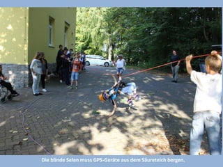 Die blinde Selen muss GPS-Geräte aus dem Säureteich bergen.  