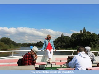 Frau Schoenfelder genießt die Weserfahrt.  