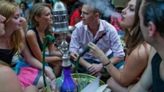 Os adolescentes estão
entre os principais usuários
de drogas.
Calcula-se que 13% dos
jovens brasileiros entre 13
e 18 anos consomem
Maconha.
Nos últimos tempos
cresceu o uso de Crack e
drogas sintéticas, como o
Ecstasy.
O que leva os jovens a se
drogarem ?
Narguilé
 