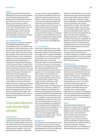 21Rondetafel |
Spagaat
Jaap knikt instemmend. Ook hij vindt het
belangrijk dat de achterban wordt meegetrok-
ken om duurzame inkoop écht te laten
beklijven. ‘Bij Zuid-Holland ligt de lat hoog:
onze ambitie is om vanaf 2011 al 100% in
plaats van 50% duurzaam in te kopen.
En ook ik wil graag nóg verder gaan dan de
criteria. Maar die drang brengt me soms wel
in een spagaat. Neem nou vervoer: als je
leveranciers dwingt om méér te doen dan
wettelijk verplicht, frustreer je de markt.
Juist omdat je deel uitmaakt van de overheid.
Dat is dus ook niet mijn bedoeling.’
Meer dan lijstje afvinken
Inge is vanuit haar rol als adviseur milieube-
leid Stedelijke Ontwikkeling blij met de
duurzaamheidscriteria van de overheid. Maar
ook zij geeft aan dat het altijd beter kan. ‘Onze
diensten binnen de gemeente Utrecht doen
ieder hun eigen inkoop. Daar willen we meer
grip op krijgen, zodat we zeker weten dat het
wel duurzaam gebeurt. Vanuit SenterNovem
hebben we voor het duurzaam aanbesteden
voldoende praktische hulpmiddelen: de
website met de milieucriteria en het Kennis-
netwerk Duurzaam Inkopen. Daarmee kun je
voor een flink aantal producten bekijken hoe
je het innovatief kunt aanbesteden. Dat is een
stap in de goede richting. Maar wat mij betreft
mag het wel verder gaan. We hebben zelf al
veel kennis in huis op het gebied van
duurzaamheid. Onderschat dat niet en laat
mensen meer met elkaar uitwisselen. Daar
kom je volgens mij verder mee dan met het
simpel ‘afvinken’ van een lijst met criteria.’
‘Helemaal mee eens,’ beaamt Jaap. ‘Duurzaam
inkopen is méér dan een lijstje afwerken. Ik
vind de duurzaamheidscriteria bovendien niet
altijd concreet genoeg. Misschien wél voor
inkoop van simpele facilitaire zaken, maar
niet voor aanbestedingen in Grond-, Weg-, en
Waterbouw. Daarvoor hebben we écht een
vertaalslag nodig.’
‘Duurzaam inkopen is
méér dan een lijstje
afvinken’
Duurzaam beleid
‘Ik vind het jammer dat duurzame inkoop
teveel een doel op zich is,’ gooit Christian op
tafel. ‘Het is een goed initiatief, maar het zou
een middel moeten zijn om tot een duurzame
organisatie te komen. Stel: je hebt heel netjes
duurzame pennen ingekocht, maar als een
pen één keer hapert, gooit een medewerker
hem weg. Dan heb je duurzaam ingekocht,
maar draagt het uiteindelijk niks bij aan een
duurzamere organisatie. Zoek het juist ook
hogerop, in duurzaam beleid, dat meer dan
nu van bovenaf de organisatie insijpelt. Niet
verplichtend, maar motiverend. Zodat het
iedereen aangaat, tot de leveranciers aan toe.
Op dit moment werkt het voornamelijk
omgekeerd: vanuit inkoop proberen we
mensen te attenderen op het belang van
duurzaamheid bij het inkopen van producten
en diensten. Als duurzaamheid van onder- en
bovenaf in de organisatie wordt gestimuleerd
kun je pas tot een duurzame organisatie
komen. En dat moet het uiteindelijke doel
zijn!’
Contractmanagement
‘Ik ben het niet helemaal met je eens,’ zegt
Jaap. ‘Ik heb het idee dat het duurzaamheids-
bewustzijn er hogerop, bij het bestuur, wel is.
Maar volgens mij is er nog geen duidelijkheid
over de definitie. Je zou eerst de vraag moeten
beantwoorden: wat is 100% duurzaam? Dat
geldt overigens ook in de relatie met
leveranciers. Hebben we het over hetzelfde als
we over duurzaam praten? Je moet dus goed
specificeren, en vervolgens ook echt bewaken
dat de specificaties gerealiseerd worden.’
Daarmee pleit Jaap ook voor goed contractma-
nagement, tot nu toe vaak nog een onderge-
schoven kindje. ‘Je moet afspraken over
duurzaamheid vastleggen in contracten en
een contractmanager erop toe laten zien dat
de afspraken worden nageleefd.’ ‘Klopt,’
reageert Christian. ‘Die controle is heel
belangrijk. Maar wel een vak apart. De
controle levert overigens niet alleen tijdens de
looptijd van het contract een ‘probleem’ op,
maar ook al tijdens de aanbesteding. Voor
inkopers zijn de rapportages van leveranciers,
die worden aangeleverd als bewijsmiddel voor
het voldoen aan een duurzaamheidseis, vaak
niet te ontcijferen. Je moet daar echt iemand
voor hebben die er verstand van heeft.’ Inge:
‘Bij Concerninkoop zetten we nu ook in op
meer contractmanagement; we hebben drie
contractmanagers in dienst. Alle gemeente-
brede contracten zijn hier ondergebracht. Als
diensten dat willen, kunnen ook andere
inkoopcontracten hier worden onderge-
bracht. De contractmanagers kijken naar
naleving van het complete contract, inclusief
de afspraken over duurzaamheid.’
Ketengedachte
Jaap: ‘Dan kom je al snel op het terrein van de
ketengedachte. Daarin is de markt meestal
verder dan de opdrachtgevende overheid. Met
de ketengedachte kun je processen efficiënter
inrichten en dat kan een enorme slag
opleveren in duurzaamheid. Zo kun je voor de
energie-inkoop je eigen processen optimalise-
ren door goed te kijken naar hoe de adminis-
tratieve organisatie is ingericht met betrek-
king tot budgetbeheer, -verantwoordelijkheid
en het facturatieproces. Met duurzaam
inkopen kijk je niet alleen naar de inkoopbe-
hoefte van groene energie, maar zeker ook
naar de hele keten. Hierin moeten overheden
vaker een voorbeeldrol vervullen.’ Inge: ‘Zo
hebben wij in Utrecht de straatverlichting aan-
gepast. We wilden die met spaarlampen
energiezuiniger maken, maar de fittingen in
de lantaarns waren daarvoor niet geschikt. We
hebben een leverancier gezocht die de juiste
fittingen kon maken. En nu hebben we een
energiebesparing van 30%! Ik zou dus andere
gemeenten willen oproepen de markt op te
gaan met hun ideeën.’
Jaap: ‘Ja, en kijk dan niet alleen naar de directe
investering, maar naar de total costs of
ownership. Misschien is de initiële investering
groter dan gebruikelijk, maar is het op termijn
goedkoper omdat je er weinig onderhoud aan
hebt. Ook dát is duurzaam.’
Blijvend duurzaam
‘En wat als de huidige doelstellingen zijn
gerealiseerd en SenterNovem ophoudt?’
brengt Christian ter tafel. ‘Ik ben bang dat het
bewustzijn voor duurzaamheid dan ook weer
langzaam wegebt. Er zou een kennisdelende
organisatie moeten blijven – al dan niet in de
huidige vorm – die de continuïteit van
duurzaamheid binnen de overheid borgt.’
Ook Jaap heeft nog een wens. ‘Er zou meer
praktische ondersteuning mogen zijn,
bijvoorbeeld vanuit VROM. Nu zie je dat op
veel plekken over dezelfde dingen wordt
nagedacht, of dat er externen worden
ingeschakeld. Een voorbeeld? Ik zou graag een
online tool willen die iedereen kan gebruiken
om de duurzaamheidscriteria eenvoudiger en
uniformer toe te passen. Nu doet iedereen het
op zijn eigen manier.’
Samen
Het gesprek verloopt ontspannen en
dynamisch, het laatste woord is nog lang niet
gezegd, maar de plicht roept en volgende
afspraken wachten. Tijd voor een afsluitend
rondje. Christian: ‘Ik ben kritisch over
duurzame inkoop. Maar wél positief. Het
leeft, je ziet het: we raken er niet over
uitgepraat!’ Jaap: ‘Ja, dat zie je ook intern:
mensen zijn betrokken en dragen duurzaam-
heid een warm hart toe. Daardoor hebben we
al veel kunnen bereiken.’ Ook Inge is
optimistisch gestemd: ‘Het samenwerken aan
duurzaamheid geeft mij de grootste boost!’
 