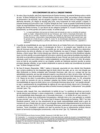 DIREITO À LIBERDADE DE EXPRESSÃO - CASO “A ÚLTIMA TENTAÇÃO DE CRISTO” VS. CHILE 
VOTO CONCORDANTE DO JUIZ A.A. CANÇADO TRINDADE 
1. Ao votar a favor da adoção, pela Corte Interamericana de Direitos Humanos, da presente Sentença sobre o mérito 
do caso “A Última Tentação de Cristo” (Olmedo Bustos e Outros versus Chile), que protege o direito à liberdade 
de pensamento e de expressão, vejo-me obrigado a registrar minhas refl exões sobre as implicações jurídicas, 
altamente relevantes, em relação ao decidido pela Corte, como fundamento de minha posição a respeito. A 
presente Sentença da Corte sobre o caso “A Última Tentação de Cristo” incide na questão fundamental da própria 
origem da responsabilidade internacional do Estado, bem como na do alcance das obrigações convencionais de 
proteção dos direitos humanos. É o que decorre de seu categórico parágrafo 72, no qual a Corte expressa o seu 
entendimento, na minha opinião com acerto e lucidez, no sentido de que 
“(...) a responsabilidade internacional do Estado pode ser gerada por atos ou omissões de qualquer 
poder ou órgão, independentemente de sua hierarquia, que violem a Convenção Americana. Isto 
é, todo ato ou omissão, imputável ao Estado, em violação às regras do Direito Internacional dos 
Direitos Humanos, compromete a responsabilidade internacional do Estado. No presente caso, esta 
foi gerada em virtude de que o artigo 19, inciso 12, da Constituição estabelece a censura prévia 
na produção cinematográfica e, portanto, determina os atos dos Poderes Executivo, Legislativo e 
Judiciário 
2. A questão da compatibilidade de uma regra de direito interno de um Estado Parte com a Convenção Americana 
sobre Direitos Humanos volta, assim, à consideração da Corte,–e, no presente caso, tratando-se de uma 
regra de hierarquia constitucional. Esta é uma questão que, por suas implicações, compeliu-me a desenvolver 
anteriormente uma série de refl exões, em meus Votos Dissidentes nos casos El Amparo, Caballero Delgado e 
Santana, e Genie Lacayo. Não é minha intenção aqui reiterá-las, porque o objeto de minha dissidência naqueles 
casos (na minha opinião uma autolimitação da Corte sobre o alcance de suas próprias faculdades de proteção), já 
não existe na jurisprudência subsequente e contemporânea de nosso Tribunal, que muito evoluiu neste particular, 
sobretudo a partir do novo critério sobre a matéria estabelecido no caso Suárez Rosero (cf. infra). No entanto, 
como se trata de uma questão central no cas d’espèce, acredito ser totalmente oportuno recordar os pontos 
principais daquelas refl exões, no que incidem diretamente no exame da matéria nas circunstâncias do presente 
caso “A Última Tentação de Cristo”. 
3. No Caso El Amparo (Reparações, 1996),24 relativo à Venezuela, argumentei em meu referido Voto Dissidente 
que a própria existência de uma disposição legal de direito interno não pode, per se, criar uma situação que 
afeta diretamente os direitos protegidos pela Convenção Americana, pelo risco ou a ameaça real que sua 
aplicabilidade representa, sem que seja necessário esperar a ocorrência de um dano; de outro modo, não haveria 
como sustentar o dever de prevenção, consagrado na jurisprudência da própria Corte Interamericana (pars. 2-3 
e 6). Depois de me referir à jurisprudência internacional em defesa desta posição (pars. 5 e 10), acrescentei 
que, a partir do momento em que se constatam violações dos direitos humanos protegidos, o exame da 
incompatibilidade de regras de direito interno com a Convenção Americana deixa de ser “una questão abstrata”; 
ou seja, o questionamento da compatibilidade da vigência de uma regra de direito interno com a Convenção, a 
qual, “per se, cria uma situação jurídica que afeta os direitos humanos protegidos” é efetivamente “uma questão 
concreta” (pars. 7-8). 
4. Expressei então, naquele Voto, meu entendimento no sentido de que “é a existência de vítimas que provê a 
opinião decisiva para distinguir o exame simplesmente, in abstrato, de uma disposição legal, da determinação 
da incompatibilidade desta disposição com a Convenção Americana (...) no âmbito de um caso concreto (...). 
A existência de vítimas torna juridicamente inconsequente a distinção entre a lei e sua aplicação no contexto 
do caso concreto” (pars. 7-8 e 11).25 No mesmo Caso El Amparo (Interpretação de Sentença, 1997),26 em Voto 
Dissidente posterior, insisti em meu entendimento de que aquela responsabilidade estatal existe a partir do 
momento em que o Estado deixa de cumprir uma obrigação internacional independentemente da ocorrência de 
um dano adicional (pars. 24-25, 21 e 26). A Convenção Americana, juntamente com outros tratados de direitos 
humanos, “foram concebidos e adotados com base na premissa de que os ordenamentos jurídicos internos 
devem se harmonizar às disposições convencionais, e não vice-versa” (par. 13). Finalmente, adverti: 
24. Corte Interamericana de Direitos Humanos (CtIADH), Sentença de 14.09.1996, Série C, N° 28. 
25. E acrescentei:–“(...) no exercício da competência contenciosa, a Corte pode determinar, a pedido de uma parte, a incompatibilidade ou não 
de uma lei interna com a Convenção nas circunstâncias do caso concreto. A Convenção Americana efetivamente autoriza a Corte, no exercício 
de sua competência contenciosa, a determinar se uma lei, impugnada pela parte demandante, e que por sua própria existência afeta os direitos 
protegidos, é ou não contrária à Convenção Americana sobre Direitos Humanos” (pars. 7-8 e 11). 
26. CtIADH, Resolução de 16.04.1997, Série C, N° 46. 
85 
 