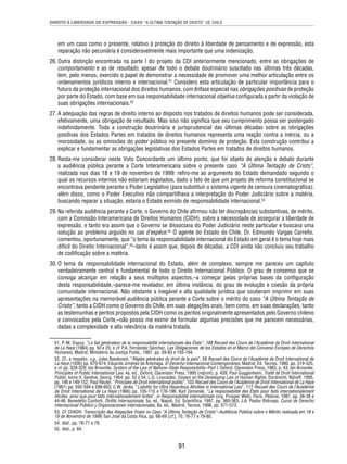 DIREITO À LIBERDADE DE EXPRESSÃO - CASO “A ÚLTIMA TENTAÇÃO DE CRISTO” VS. CHILE 
em um caso como o presente, relativo à proteção do direito à liberdade de pensamento e de expressão, esta 
reparação não pecuniária é consideravelmente mais importante que uma indenização. 
26. Outra distinção encontrada na parte I do projeto da CDI anteriormente mencionado, entre as obrigações de 
comportamento e as de resultado, apesar de todo o debate doutrinário suscitado nas últimas três décadas, 
tem, pelo menos, exercido o papel de demonstrar a necessidade de promover uma melhor articulação entre os 
ordenamentos jurídicos interno e internacional.51 Considero esta articulação de particular importância para o 
futuro da proteção internacional dos direitos humanos, com ênfase especial nas obrigações positivas de proteção 
por parte do Estado, com base em sua responsabilidade internacional objetiva confi gurada a partir da violação de 
suas obrigações internacionais.52 
27. A adequação das regras de direito interno ao disposto nos tratados de direitos humanos pode ser considerada, 
efetivamente, uma obrigação de resultado. Mas isso não signifi ca que seu cumprimento possa ser postergado 
indefi nidamente. Toda a construção doutrinária e jurisprudencial das últimas décadas sobre as obrigações 
positivas dos Estados Partes em tratados de direitos humanos representa uma reação contra a inércia, ou a 
morosidade, ou as omissões do poder público no presente domínio de proteção. Esta construção contribui a 
explicar e fundamentar as obrigações legislativas dos Estados Partes em tratados de direitos humanos. 
28. Resta-me considerar neste Voto Concordante um último ponto, que foi objeto de atenção e debate durante 
a audiência pública perante a Corte Interamericana sobre o presente caso “A Última Tentação de Cristo”, 
realizada nos dias 18 e 19 de novembro de 1999: refi ro-me ao argumento do Estado demandado segundo o 
qual os recursos internos não estariam esgotados, dado o fato de que um projeto de reforma constitucional se 
encontrava pendente perante o Poder Legislativo (para substituir o sistema vigente de censura cinematográfi ca); 
além disso, como o Poder Executivo não compartilhava a interpretação do Poder Judiciário sobre a matéria, 
buscando reparar a situação, estaria o Estado eximido de responsabilidade internacional.53 
29. Na referida audiência perante a Corte, o Governo do Chile afi rmou não ter discrepâncias substantivas, de mérito, 
com a Comissão Interamericana de Direitos Humanos (CIDH), sobre a necessidade de assegurar a liberdade de 
expressão, e tanto era assim que o Governo se dissociava do Poder Judiciário neste particular e buscava uma 
solução ao problema arguido no cas d’espèce.54 O agente do Estado do Chile, Dr. Edmundo Vargas Carreño, 
comentou, oportunamente, que “o tema da responsabilidade internacional do Estado em geral é o tema hoje mais 
difícil do Direito Internacional”,55–tanto é assim que, depois de décadas, a CDI ainda não concluiu seu trabalho 
de codifi cação sobre a matéria. 
30. O tema da responsabilidade internacional do Estado, além de complexo, sempre me pareceu um capítulo 
verdadeiramente central e fundamental de todo o Direito Internacional Público. O grau de consenso que se 
consiga alcançar em relação a seus múltiplos aspectos,–a começar pelas próprias bases da confi guração 
desta responsabilidade,–parece-me revelador, em última instância, do grau de evolução e coesão da própria 
comunidade internacional. Não obstante a inegável e alta qualidade jurídica que souberam imprimir em suas 
apresentações na memorável audiência pública perante a Corte sobre o mérito do caso “A Última Tentação de 
Cristo”, tanto a CIDH como o Governo do Chile, em suas alegações orais, bem como, em suas declarações, tanto 
as testemunhas e peritos propostos pela CIDH como os peritos originalmente apresentados pelo Governo chileno 
e convocados pela Corte,–não posso me eximir de formular algumas precisões que me parecem necessárias, 
dadas a complexidade e alta relevância da matéria tratada. 
51. P.-M. Dupuy, “Le fait générateur de la responsabilité internationale des États”, 188 Recueil des Cours de l’Académie de Droit International 
de La Haye (1984) pp. 50 e 25; e cf. P.A. Fernández Sánchez, Las Obligaciones de los Estados en el Marco del Convenio Europeo de Derechos 
Humanos, Madrid, Ministério da Justiça Publs., 1987, pp. 59-83 e 193-194. 
52. Cf., a respeito, v.g., Jules Basdevant, “Règles générales du droit de la paix”, 58 Recueil des Cours de l’Académie de Droit International de 
La Haye (1936) pp. 670-674; Eduardo Jiménez de Aréchaga, El Derecho Internacional Contemporáneo, Madrid, Ed. Tecnos, 1980, pp. 319-325, 
e cf. pp. 328-329; Ian Brownlie, System of the Law of Nations–State Responsibility–Part I, Oxford, Clarendon Press, 1983, p. 43; Ian Brownlie, 
Principles of Public International Law, 4a. ed., Oxford, Clarendon Press, 1995 (reprint), p. 439; Paul Guggenheim, Traité de Droit International 
Public, tomo II, Genève, Georg, 1954, pp. 52 e 54; L.G. Loucaides, Essays on the Developing Law of Human Rights, Dordrecht, Nijhoff, 1995, 
pp. 146 e 149-152; Paul Reuter, “Principes de Droit international public”, 103 Recueil des Cours de l’Académie de Droit International de La Haye 
(1961) pp. 592-594 e 598-603; C.W. Jenks, “Liability for Ultra Hazardous Ativities in International Law”, 117 Recueil des Cours de l’Académie 
de Droit International de La Haye (1966) pp. 105-110 e 176-196; Karl Zemanek, “La responsabilité des États pour faits internationalement 
illicites, ainsi que pour faits internationalement licites”, in Responsabilité internationale (org. Prosper Weil), Paris, Pédone, 1987, pp. 36-38 e 
44-46; Benedetto Conforti, Diritto Internazionale, 5a. ed., Napoli, Ed. Scientifi ca, 1997, pp. 360-363; J.A. Pastor Ridruejo, Curso de Derecho 
Internacional Público y Organizaciones Internacionales, 6a. ed., Madrid, Tecnos, 1996, pp. 571-573. 
53. Cf. CtIADH, Transcrição das Alegações Finais no Caso “A Última Tentação de Cristo”–Audiência Pública sobre o Mérito realizada em 18 e 
19 de Novembro de 1999, San José da Costa Rica, pp. 68-69 [cf.], 70, 76-77 e 79-80. 
54. Ibid., pp. 76-77 e 79. 
55. Ibid., p. 84. 
91 
 