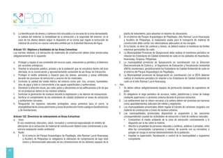 42
b. La identificación de álveos y canteras está vinculada a la cercanía de la zona demandante,
la calidad del material, la rentabilidad de la extracción y la seguridad del entorno; en el
caso de los álveos deberá seguir lo dispuesto en la norma que regule la extracción de
material de acarreo en cauces naturales emitida por la Autoridad Nacional del Agua.
Artículo 131. Objetivos y finalidades de las Áreas Extractivas
Las normas relativas a la extracción de materiales de construcción deben estar enmarcadas
obligatoriamente en lo siguiente:
a. Proteger y regular el uso sostenible del recurso suelo, reduciendo su pérdida y el deterioro
por acciones antrópicas.
b. Orientar la actuación pública, privada y de la población que se encuentra dentro del área
afectada, en la conservación y aprovechamiento sostenible de las Áreas de Extracción.
c. Proteger el medio ambiente e impacto para los bienes, personas y zonas edificadas
durante los procesos de extracción y acarreo de los materiales.
d. Controlar la calidad del medio hídrico del entorno como son: ríos, arroyos, humedales,
ojos de agua y todo lo concerniente a las aguas superficiales y subterráneas.
e. Disminuir la afección visual, por ruido, polvo y vibraciones en las edificaciones a fin de que
no se produzcan daños en los núcleos urbanos.
f. Controlar la generación de residuos durante la explotación y las labores de restauración.
g. Verificar el cumplimiento de los estándares de calidad ambiental en áreas de extracción
y poblaciones cercanas.
h. Resguardar los espacios naturales protegidos, zonas previstas para el cierre, la
intangibilidaddelaszonaspatrimonioyzonasdeprotecciónfrenteapeligrosGeodinámicos
y de inundaciones.
Artículo 132. Directrices de ordenamiento en Áreas Extractivas
a. Usos.
El uso residencial, educativo, salud, recreativo y comercial especializado en ámbito de
afectación de la extracción de material de construcción deberá estar condicionado a una
estricta evaluación medio ambiental.
b. Ruido
1. En el entorno del Parque Arqueológico de Piquillaqta, sitio Ramsar Lucre-Huacarpay
y Acuifero de Piñipampa es obligatoria la utilización de compresores de bajo nivel
sónico y dimensionado adecuado de las cimentaciones de los distintos equipos de la
planta de tratamiento, para absorber el máximo de vibraciones.
2. En el entorno del Parque Arqueológico de Piquillaqta, sitio Ramsar Lucre-Huacarpay
y Acuífero de Piñipampa, la maquinaria usada para el transporte de material de
construcción debe contar con silenciadores adecuados en los escapes.
3. En la fuente, es decir las canteras y álveos, se deberá realizar el monitoreo de límites
máximos permisibles de ruido.
4. La Municipalidad Provincial de Quispicanchi debe realizar el monitoreo periódico en
relación los Estándares de Calidad Ambiental de ruido en los poblados de Huambutio,
Huacarpay, Oropesa, Piñipampa.
5. La municipalidad provincial de Quispicanchi en coordinación con la Dirección
Desconcentrada de Cultura y el Organismo de Evaluación y Fiscalización Ambiental
(OEFA) monitoreara periódicamente los Estándares de Calidad Ambiental de ruido en
el entorno del Parque Arqueológico de Piquillaqta.
6. La Municipalidad provincial de Quispicanchi en coordinación con el OEFA deberán
realizar el monitoreo periódico en relación a los Estándares de Calidad Ambiental de
ruido en el sitio Ramsar Lucre Huacarpay.
c. Aire
1. Se deben utilizar obligatoriamente equipos de perforación dotados de captadores de
polvo.
2. Es obligatorio el riego periódico de accesos, viales, plataformas y zonas de trabajo
mediante aspersores o camiones cisterna durante el proceso extractivo.
3. Las poblaciones que se sitúan cercanas a la cantera deben ser provistas por barreras
como apantallamientos naturales del relieve y vegetación.
4. Las municipalidades provinciales deben regular el tránsito de camiones cargados con
material de construcción a través de núcleos urbanos.
5. Las municipalidades provinciales dispondrán la suspensión y las sanciones
correspondientes cuando las actividades de extracción a nivel de canteras naturales:
• Contaminen el medio ambiente de la zona de extracción contraviniendo a lo
dispuesto por la ley sobre la materia.
• Afecten la propiedad de personas naturales o jurídicas, públicas o privadas, entre
ellas las comunidades campesinas y nativas, de acuerdo con su normativa; o
pongan en riesgo el normal desenvolvimiento de la población.
• Impidan la supervisión, fiscalización o control de la municipalidad u organismo
competente.
 