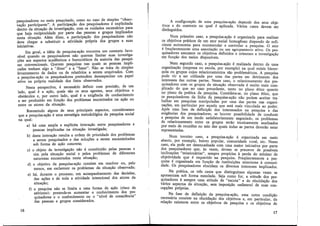 esquisadores no meio pesquisado, como no ca~o de si~ples ''.o?ser-
p ~ t' · t " A participação dos pesquisadores e explicitada
vacao par 1c1pan e . . . , .
de~tro da situação de investigação, com os cuidados neces~ano~ para
ue haja reciprocidade por parte das pessoas e grupo.s 1mphcad~s
~esta situacão. Além disso, a participação ~os pesquisadores nao
deve cheg;r a substituir a atividade própria dos grupos e suas
iniciativas.
Em geral, a idéia de pesquis~-ação encont_ra. um conte;-to f~vo~
rável quando os pesquisadores nao q~~rem hm1ta: s.uas mvestJg~
ções aos aspectos acadêmicos e burocratJcos da. ma10na das p~sq~~­
sas convencionais. Querem pesquisas nas quais as pessoas .lIDP i-
cadas tenham algo a "dizer" e a "~a~er". Não se trat~ de simples
levantamento de dados ou de relator10s a serem arquivados. Com
a pesquisa-ação os pesquisadores pretendem desempenhar um papel
ativo na própria realidade dos fatos observados.
Nesta perspectiva, é necessário definir com precisão: ~e um
lado qual é a acão quais são os seus agentes, seus obiet~vos e
obstáculos e, por,outro lado, qual é a exigência de conhec11:1ento
a ser produzido em função dos problemas encontrados na açao ou
entre os atores da situação.
Resumindo alguns de seus principais aspectos, cons.idera~os
que a pesquisa-ação é uma estratégia metodológica da pesquisa social
na qual:
16
a) há uma ampla e explícita interação entre pesquisadores e
pessoas implicadas na situação investigada; ·
b) desta interação resulta a ordem de prioridade dos pr~blemas
a serem pesquisados e das soluções a serem encammhadas
sob forma de ação concreta;
c) 0 objeto de investigação não é constituído pelas pessoas e
sim pela situação social e p~los !'roblemas de diferentes
naturezas encontrados nesta s1tuaçao;
d) 0 objetivo da pesquisa-ação consiste em resolver ou, pelo
menos, em esclarecer os problemas da situação observada;
e) há, durante 0 processo, um acom~anhai;iento das decisões,
das ações e de toda a atividade mtencional dos atores da
situação;
f) a pesquisa não se limita a uma forma d~ ação (risco de
aticvismo): pretende-se aumentar o conhecimento d~~ ~e~;
quisadores e o conhecimento ou o "nível de consciencia
das pessoas e grupos considerados.
A configuração de uma pesquisa-ação depende dos seus obje-
tivos e do contexto no qual é aplicada. Vários casos devem ser
distinguidos.
Num primeiro caso, a pesquisa-ação é organizada para realizar
os objetivos práticos de um ator social homogêneo dispondo de sufi-
ciente autonomia para encomendar e controlar a pesquisa. O ator
é freqüentemente uma associação ou um agrupamento ativo. Os pes-
quisadores assumem os objetivos definidos e orientam a investigação
em função dos meios disponíveis.
Num segundo caso, a pesquisa-ação é realizada dentro de uma
organização (empresa ou escola, por exemplo) na qual existe hierar-
quia ou grupos cujos relacionamentos são problemáticos. A pesquisa
pode vir a ser utilizada por uma das partes em detrimento dos
interesses das outras partes. Nesse caso, o relacionamento dos pes-
quisadores com os grupos da situação observada é muito mais com-
plicado do que no caso precedente, tanto no plano ético quanto
no· plano da prática da pesquisa. Considera-se, no plano ético, que
os pesquisadores da linha da pesquisa-ação não podem aceitar tra- ·
balhar em pesquisas manipuladas por uma das partes nas organi-
zações, em particular por aquela que está mais vinculada ao poder.
Após uma fase de definição dos interessados na pesquisa e das
exigências dos pesquisadores, se houver possibilidade de conduzir
a pesquisa de um modo satisfatoriamente negociado, os problemas
de relacionamento entre os grupos serão tecnicamente analisados
por meio de reuniões no seio das quais todas as partes deverão estar
representadas.
Num terceiro caso, a pesquisa-ação é organizada em meio
aberto, por exemplo, bairro popular, comunidade rural, etc. Nesse
caso, ela pode ser desencadeada com uma maior iniciativa por parte
dos pesquisadores que, às vezes, devem se precaver de possíveis
inclinações "missionárias", sempre propícias à perda do mínimo· de
objetividade que é requerido na pesquisa. Freqüentemente a pes-
quisa é organizada em função de instituições exteriores à comuni-
dade. Os pesquisadores elucidam os diversos interesses implicados.
Na prática, os três casos que distinguimos algumas vezes se
apresentam sob forma mesclada. Seja como for, a atitude dos pes-
quisadores é sempre uma atitude de "escuta" e de elucidação dos
vários aspectos da situação,. sem imposição unilateral de suas con-
cepções próprias.
Na fase de definição da pesquisa-ação, uma outra condição
necessária consiste na elucidação dos objetivos e, em particular, da
relação existente entre os objetivos de pesquisa e os objetivos de
17
 