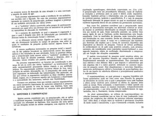ao consenso acerca da descrição de uma situação e a uma convicção
a respeito do modo de agir.
Todo processo argumentativo supõe a existência de um auditório,
nos sentidos real e figurado. No caso dos processos argumentativos
operando no contexto da pesquisa-ação, podemos imaginar a presença
de um auditórÍO estruturado em vários níveis:
a) o "auditório" efetivo constituído pelos grupos de participantes
exercendo um papel ativo nos diversos tipos de seminários de pesquisa
ou assembléias de discussão de resultados;
b) o conjunto da população no qual a pesquisa é organizada e
para o qual é dirigida uma série de informações por intermédio de
diversos meios de comunicação formal e informal;
c) os diferentes setores sociais (ligados ao poder ou não) que
não são diretamente incluídos no campo de pesquisa, mas sobre os
quais os resultados da pesquisa podem exercer alguma forma de
influência;
d) setores acadêmicos interessados na pesquisa social e suscetí-
veis de dar palpites favoráveis ou desfavoráveis acerca dos pesqui-
sadores e dos resultados de suas atividades. Entre os possíveis efeitos
que a pesquisa-ação pode exercer sobre o. "auditório" acadêmico há
todo um leque de atitudes possíveis: reforçar o desprezo, abrir a
discussão, iniciar revisões nos padrões metodológicos, etc.
No processo argumentativo, ao levarem em consideração a pre-
senca de um ou outro dos vários "auditórios", os interlocutores não
estio necessariamente procurando efeitos visando a sua satisfação
própria. Na argumentação podemos encontrar táticas de luta, mani-
pulações de sentido, deturpações, etc. O pesquisador não aceita qual-
quer argumento na elaboração das interpretações. Em particular, ele
tem que criticar os argumentos contrários ao ideal científico (parcia-
lidade, engano, etc.) e promover aqueles que fortalecem a objetividade
e a racionalidade dos raciocínios, embora com flexibilidade.
Veremos nos próximos itens que existem aspectos argumentativos
em vários momentos importantes do raciocínio subjacente à pesquisa,
em particular quando se trata de lançar uma hipótese, fazer uma
inferência, comprovar um resultado ou enunciar uma generalização.
5. HIPÓTESES E COMPROVAÇÃO
M11itos autores consideram que, na pesquisa-ação, não se aplica
o tradfcional esquema: formulação de hipóteses/coleta de dados/com-
provação (ou refutação) de hipóteses. Este esquema não seria aplicá-
vel nas situações sociais de caráter emergente, com aspectos de cons-
.32
cientizaç~o, a~rendi~agem, afetividade, criatividade, etc. (Liu, s/d).
A p~sqm~a-açao sena um procedimento diferente, capaz de explorar
as s1tuaçoe~ ~ proble~~s para os quais é difícil, senão impossível,
formul.a_r ~ipotes~s pr~via~ e. relacionadas com um pequeno número
~e v~nave1s. prec1s~s, 1solave1s e quantificáveis. É o caso da pesquisa
1mi:l_ica?~º mte~açao de grupos sociais no qual se manifestam muitas
vanave1s 1mprec1sas dentro de um contexto em permanente movimento.
S~ja como fo;, pode.mos considerar que a pesquisa-ação opera
a partir de determmadas mstruções (ou diretrizes) relativas ao modo
~e encarar os problem~s identificados na situação investigada e rela-
tiva aos, r:iodos de açao. Essas instruções possuem um caráter bem
menos ngido do que as hipóteses, porém desempenham uma funcão
se~elhante..Com os resultados da pesquisa, essas instrucões podem
sair fort~le~1das ou, caso contrário, devem ser alteradas, abandonadas
ou su?stit~1das Eor. out;as. A nosso ver a substituição das hipóteses
P?r d1r~tnzes nao 1mphca que· a forma de raciocínio hipotética seja
d1spensav~l no decorrer d1: pes~uisa. r:at~-se de definir problemas
de conhecu~ento o~ de açao cuias poss1ve1s soluções, num primeiro
momento, sao cons1de~adas como suposições (quase-hipóteses) e num
s:_gundo mo~ento, objeto de verificação, discriminacão e comprova-
çao em funçao das situações constatadas. ,
O padrão conven_cion,a~ de pesquisa social empírica adota, em
gera!: um esquema ~1potetlco baseado em comprovação estatística
frequen;e.mente associad<;> ao experimentalismo. Esta concepção tem
seus mentos e seus defeitos. Mas o que importa é salientarmos que
e~te esquema ?ão é ? único possível, sobretudo no contexto impre-
ciso da pesqms~ social. Se~ abandonarmos o raciocínio hipotético,
parece-nos perfeitamente c~br".el ~ formulação de quase-hipóteses den-
tro de um qu.adro de referencia diferente e principalmente qualitativo
e argumentativo.
O expe~im~ntalismo, ao q~al pertence o esquema hipotético sob
forma qua:i~itatlva, pode ser visto como uma filosofia da pesquiSa
de laboratono de a~~rd? com a qual o pesquisador testa cada hipótese
e altera certas vanave1s para conhecer os efeitos de algumas delas
sobre. a_s outras. Nesta concepção, o experimento é válido quando sua
repet1çao. reproduz sempre os mesmos resultados, independentemente
do. expenmentador, o que seria condição do estabelecimento de regu-
laridades, leis e, finalmente, teorias comprovadas.
•A ~o nível epistem_ológico, os críticos do experimentalismo em
ciei:c:_as humall:a~ c~ns1dera~Aqu~ se trata de uma inadequada trans-
p~s1çao ?as ~x1gencias d~s c1encias da natureza (ciências experimen-
tais). Alem disso, a relaçao entre as variáveis é geralmente concebida
de modo causal e mecanicista, o que é fortemente criticado, inclusive
33
 