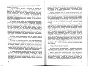 estruturais" (sistemas sociais, classes, etc.) e categorias relativas a
situações particulares.
A nosso ver este tipo de crítica é procedente. Na literatura dis-
ponível sobre p~squisa-ação existem confusões relacionadas com a
imprecisão da ·linguagem, que mesclam a descrição dos efeitos ao
nível da sociedade como um todo com a dos efeitos ao nível inter-
mediário (instituicões) e com a dos efeitos ao nível dos comporta-
mentos de peque~os grupos ou de indivíduos. A não-~efini~ão das
transformações pemlite ocultar o real alcance da pesqmsa-aç~o, fre-
qüentemente limitada aos efeitos sobre pe~uenos grupos, .e alimentar
ilusões sobre a transformação geral da sociedade em sentidos moder-
nizador ou revolucionário.
Na definicão do real alcance da proposta transformadora asso-
ciada à pesqm~a é necessário esclarecer cuidadosamente as possíveis
inter-relações entre os três níveis: grupos e indivíduos, instituições
intermediárias, sociedade global. É preciso deixar de manter ilusões
acerca de transformações da sociedade global quando se trata de
um trabalho localizado ao nível de grupos de pequena dimensão,
sobretudo quando são grupos desprovidos de poder. Além disso, já
que se trata de transformar algo, é preciso ter uma visão dinâmica
acerca do desenvolvimento da pesquisa no qual devem estar presentes
consideracões estrat~gicas e táticas para saber como alcançar os obje-
tivos, superar ou contornar os obstáculos, neutralizar as reações ad-
versas, etc.
A questão da ação transformadora deve ser colocada desde o
início da pesquisa em termos realistas. Várias situações podem ser
distinguidas:
a) Quando os participantes possuem uma clara idéia dos obje-
tivos e da ação necessária, o papel dos pesquisadores consiste essen-
cialmente em assessorar as decisões correspondentes ao que for factível
nas melhores condições e extrair da prática diversos ensinamentos.
b) Quando se trata de uma ação de tipo técnico (autoconstrução,
produção de um j01:nal, uso ~e u~a .técnica agr~co~a, etc.), a ,a7ão
é definida em funcao dos me10s tecmcos e economrcos necessarros,
em função do sab~r próprio dos usuários e do contexto social.
c) Quando se trata de uma ação de caráter cultural, educaci?n_al
ou político, os pesquisadores e participantes devem estar. em con~rça?
de fazer uma avaliação realista dos objetivos e dos efeitos e nao fr-
earem satisfeitos ao nível das declarações de intenção (como muitas
vezes ,ocorre). O desenrolar e a avaliação de uma ação cultural são
talvez mais difusos e menos evidentes do que no caso de atos técnicos
bem definidos.
42
Em matéria de conscientização e de comunicação, as transfor-
macões se difundem através do discurso, da denúncia, do debate ou
da ,discussão. O que é transformado são as representações acerca
das situações em que atuam os interessados e os seus sentimentos
de hostilidade ou de solidariedade.
Devemos deixar bem claro que quando se consegue mudar algo
dentro das delimitações de um campo de atuação de algumas dezenas
ou centenas de pessoas, tais mudanças são necessariamente limitadas
pela permanência do sistema social como um todo, ou da situação
geral. O sistema social nunca é alterado duravelmente por pequenas
modificações ocorrendo na consciência de algumas dezenas ou cente-
nas de pessoas. Não deve haver confusão a respeito do real alcance
da pesquisa-ação quando é aplicada em campos de pequena ou média
dimensão.
A justa apreciação do alcance das transformações associadas à
pesquisa-ação não passa por critérios únicos. Cada situação é dife-
rente das outras. Quando as ações adquirem uma dimensão objetiva
de fácil identificação (por exemplo: produção, manifestação coletiva,
etc.), os resultados podem ser avaliados em termos tangíveis: quanti-
dade produzida, número de pessoas mobilizadas, etc. A ação é aco-
plada à esfera dos fatores subjetivos e, portanto, faz-se mister dis-
tinguir vários graus na tomada de consciência. De acordo com Paulo
Freire, pelo menos duas noções devem ser distinguidas: tomada de
consciência e conscientização. A primeira tem um alcance mais limi-
tado do que a segunda. A tomada de consciência é freqüentemente
limitada a uma "aproximação espontânea'', sem caráter crítico. A
conscientização supõe um desenvolvimento crítico da tomada de cons-
ciência, permite desvelar a realidade, incide ao nível do conhecimento
numa postura epistemológica definida e contém até elementos de uto-
pia (Freire, 1980 e 1982). Todos esses aspectos merecem uma ava-
liação concreta.
9. FUNÇÃO POLÍTICA E VALORES
A função política da pesquisa-ação é intimamente relacionada
com o tipo de ação proposta e os atores considerados. A investigação
está valorativamente inserida numa política de transformação.
Podemos definir vários aspectos da função política, dependendo
do grau de organização e de autonomia dos grupos participantes.
Quando o grupo possui uma ampla autonomia na conduta de suas
ações, a pesquisa exerce a função de fortalecê-la. A produçã.o de
informação e a aplicação do conhecimento são orientadas para isso.
Um outro aspecto da função política consiste em estreitar as relações
43
 