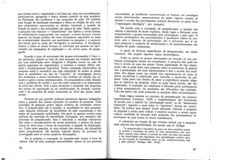 que existem entre a organização e sua base por mei_o dos procedimentos
participativos, agregando o maior número possível de seus membros
na elucidação dos problemas e das propostas de ação. Há também
uma funçãó de elucidação estratégica e tática na relação do ator com
seus adversários, concorrentes ou aliados, incluindo a questão da
fixação de mt;.tas e das prioridades nos planos de ação. Nesse aspecto,
a pesquisa visa eliminar o "subjetivismo" dos líderes e certas formas
de conhecimento inapropriado, por exemplo, a forma livresca. Outros
aspectos da função política são mais diretamente associados ao tema
da conscientização daqueles que participam na pesquisa e o conjunto
dos outros para os quais são divulgados os resultados. A divulgação
recorre a todos os canais formais ou informais que possam ser apro-
veitados em campanhas de explicação e, em certos casos, de propa-
ganda.
Quando o grau de autonomia dos grupos interessados é fraco e,
em particular, quando se trata de uma pesquisa em situação marcada
por uma polarização entre dirigentes e dirigidos (como no caso de
muitas pesquisas em organização), o consenso é sempre difícil, pre-
cário e freqüentemente impossível. Num~ concepção democrática da
pesquisa social é necessário que haja negociação de ambas as partes
para se estabelecer um tipo de "contrato" de investigação acerca
dos problemas a serem levantados e dos critérios de seleção das so-
luções e ações a serem implementadas. Os pesquisadores estão lidando
com o problema de avaliar o que eles estão propondo e as implicações
ao nível dos valores. Vale a pena esclarecer o conteúdo das propostas
em termos de reprodução ou de transformação da situação conside-
rada e de conquista de maior autonomia ao nível das partes subal-
ternas.
Partindo do que precede, podemos apresentar algumas indagações
sobre a questão dos valores operando na conduta da pesquisa. Toda
estratégia de pesquisa possui alguns critérios de orientação valora-
tiva. A pesquisa-ação não é exceção. A moralidade de uma pesquisa-
-ação depende sobretudo da moralidade da ação considerada e dos
meios de investigação mobilizados. Em geral os agentes sociais cujas
práticas são marcadas de imoralidade (corrupção, por exemplo) não
precisam de pesquisa-ação. Esta é associada a escolhas valorativas
tais corno o reconhecimento de causas populares, a prática da demo-
cracia ao nível local, a busca de autonomia, a negação da dominação,
etc. Todos esses aspectos, ou uma seleção dos mesmos, são discutidos
pelos pesquisadores. Há também controle dentro do processo de
inves~.?ação para se evitar possíveis deturpações.
Em si própria, a concepção da pesquisa-ação nunca é livre de
valores. Não há nisto qualquer anormalidade: apesar de sua pretensa
44
ne~t~alidade, ~s tendências convencionais se inserem em estratégias
sociais determmadas: assessoramento do poder vigente, tomada de
decisão à revelia dos participantes, práticas discutíveis no plano ético
("espionagem ideológica", por exemplo).
De,acordo com a concepção da pesquisa-ação, a questão dos
valores e abordada de modo explícito, dando lugar a discussão entre
pesquisador~s .e g~upos interessados pela investigação e pela ação. O
aspecto ~arttcip~ttvo dos procedimentos é igualmente objeto de con-
trole, pots o discurso da participação não é suficiente, por si só,
para assegurar a ausência de manipulações e de escamoteamento das
relações de poder subjacentes.
A partir de diversas experiências de pesquisa-ação, em vários
contextos, têm surgido algumas regras deontológicas.
To?as as. partes ou grupos interessados na situação ou nos pro-
bl~m~s mve~tJgados devem ser consultados. A pesquisa não pode ser
fe1:a a r:veha de uma das partes. Numa organização de tipo empre-
sarial, nao se pode fazer uma pesquisa sobre os problemas do pessoal
sem a participação dos seus representantes e sem o acordo dos sindi-
catos. Em alguns casos, um comitê com representantes de todas as
pa:tes envolvidas é cons~it1:1ído para controlar o desenrolar da pes-
qmsa. Ca~a parte tem dtr~lto de parar a experiência quando julgar
que os ob1ettvos da pesquisa, sobre os quais havia acordo não são
respeitados. A.avaliação dos resultados é efetuada pelos pa;ticipantes
e pelos pesqmsadores. Os resultados são difundidos sem restricão.
Uma das partes não pode pretender se apoderar deles exclusivame;te.
. Essas regras existem no contexto da pesquisa-acão em contexto
organizacional (Ortsman, 1978) e freqüentemente ,são formuladas
de acordo com o espírito da "participacão social" ou da "democracia
industrial", segundo a qual todos os '~parceiros" devem ser consul-
tados. N~ pr~tica. nem ~empr~ for~m aplicadas. Quando a proposta
de pesqmsa e mmto mais radical, e possível recorrer a outras regras
cria~do condições de inserção mais profunda dos pesquisadores no
moVtmento no qual atuam os atores considerados.
É sobretudo em função da sua vertente radical que a pesquisa-
-ação adquire su'a especificidade. De acordo com R. Zufiiga:
"A pesquisa-ação é inovadora do ponto de vfota científico somen-
t~ quando é inovadora do ponto de vista sócio-político, isto quer
dizer, quan~~ tenta colocar o controle do saber nas mãos dos grupos
e das coletividades que expressam uma aprendizagem coletiva tanto
na sua tomada de consciência como no seu comprometimento com
a ação coletiva" (Zufiiga, 1981: 35-44).
45
 
