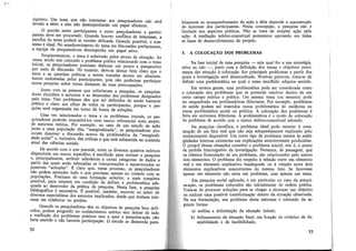 cipativo. Um tema que não interessar aos pesquisadores não será
levado a sério e eles não desempenharão um papel eficiente.
O acordo entre participantes e entre pesquisadores e partici-
pantes deve ser procurado. Quando houver conflitos de interesses, a
escolh~ .do tema poderá se. revelar delicada. Quando possível, o con-
senso e ide!!l. No amadurecimento do tema em discussões preliminares,
a equipe de pesquisadores desempenha um papel ativo.
Freqüentemente, o tema é solicitado pelos atores da situação. As
vezes, sendo mal colocado o problema prático relacionado com o tema
inicial, os pesquisadores precisam deslocar um pouco a perspectiva
por meio de discussão. No entanto, deve-se deixar bem claro que o
tema e as questões práticas a serem tratadas devem ser absoluta-
mente endo~sadas pelos parti~ipantes, pois não poderiam participar
numa pesquisa sobre temas distantes de suas preocupações.
Junto com as pessoas que solicitaram a pesquisa, os pesquisa-
dores elucidam a natureza e as dimensões dos problemas designados
pelo tema. Tais problemas têm que ser definidos de modo bastante
pr~tico e, claro ~os olhos de todos os participantes, porque a pes-
quisa sera orgamzada·em torno da busca de soluções.
Uma vez selecionados o tema e os problemas iniciais, os pes-
quisadores poderão enquadrá-los num marco referencial mais amplo,
de ·natureza teórica. Por exemplo, no caso de um estudo de ação
junto a uma população dita "marginalizada", os pesquisadores pro-
curam dominar a ·discussão acerca da problemática da "marginali-
dade social" e, inclusive, das críticas a que está submetida no contexto
atual das ciências sociais.
De acordo com o que precede, entre os diversos quadros teóricos
disponíveis um marco específico é escolhido para nortear a pesquisa
e, principalmente, atribuir relevância a certas categorias de dados a
partir das quais serão esboçadas as interpretações e equacionadas as
possíveis "soluções". :É. claro que, nesse processo, os pesquisadores
não podem aprender tudo o que precisam apenas no contato com as
populações. Precisam de uma formação anterior, a mais completa
possível, para estarem em condição de definir a problemática ade-
quada ao desenrolar da prática de pesquisa. Nesta fase, a pesquisa
bibliográfica é necessária. :É. possível, também, recorrer ao saber de
diversos especialistas dos assuntos implicados, desde que tenham inte-
resse em colaborar no projeto.
Quando os pesquisadores têm os objetivos de pesquisa bem defi-
nidos, podem progredir no conhecimento teórico sem deixar de lado
a r_esólução dos problemas práticos sem a qual a pesquisa-ação não
fana sentido e não haveria participação. O estudo se desenrola para-
52
!elamente ·ao acompanhamento da ação e dela depende a manutenção
do interesse dos participantes. Nesta concepção, a pesquisa não é
limitada aos aspectos práticos. Não se trata de simples ação pela
acão. A mediação teórico-conceitua! permanece operando em todas
a; fases de desenvolvimento do projeto.
3. A COLOCAÇÃO DOS PROBLEMAS
Na fase inicial de uma pesquisa - seja qual for a sua estratégia,
ativa ou não -, junto com a definição dos temas e objetivos preci-
samos dar atenção à colocação dos principais problemas a partir dos
quais a investigação será desencadeada. Noutras palavras,. trata-se. de
definir uma problemática na qual o tema escolhido adquira sentido.
Em termos gerais, uma problemática pode ser considerada como
a colocação dos problemas que se pretende resolver dentro de um
certo campo teórico e prático. Um mesmo tema (ou assunto) pode
ser enquadrado em problemáticas diferentes. Por exemplo, problemas
de saúde podem ser inseridos numa problemática de medicina ou
numa problemática social ou política. A colocação dos problemas é
feita em universos diferentes. A problemática é o modo de colocação
'do problema de acordo com o marco teórico-conceitua! adotado.
Na pesquisa científica, o problema ideal pode remeter à cons-
tatação de um fato real que não seja adequadamente explic~do pel?
conhecimento disponível. Um outro tipo de problema remete as amb1-
güidades internas existentes nas explicações anteriormente produzidas.
O porquê dessas situações constitui o problema inicial, isto é, o ponto
de partida interrogativo da investigação. Notamos, de passagem, que
na clássica formulação de um problema, são relacionados pelo menos
dois elementos. O problema diz respeito à relação entre um elemento
real e um elemento explicativo inadequado ou à relação entre dois
elementos explicativos concorrentes do mesmo fato. Se houvesse
apenas um elemento não seria um problema, mas apenas um tema.
Em pesquisa social aplicada, e em particular no caso da pesci.ui-
sa-ação, os problemas colocados são inicialmente de ordem pr.áti_ca.
Trata-se de procurar soluções para se chegar a alcançar um ob1etivo
ou realizar uma possível transformação dentro da situação observada.
Na sua formulação, um problema desta natureza é colocado da se-
guinte forma: ·
a) análise e delimitação da situação inicial;
b) delineamento da situação final, em função de critérios de de-
sejabilidade e de factibilidade;
53
 