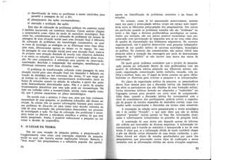 c) identificação de todos os problemas a serem resolvidos para
permitir a passagem de (a) a (b);
d) planejamento das ·ações correspondentes;
e) execução e avaliação das ações.
, Es~e !ipo de colocação de problemas práticos em contexto social
e tambem. e!1contrado ~~ contextos técnicos. Certos autores chegam
a caracteriza-lo. como tipico do modo de raciocínio tecnológico. Seja
como for, consideramos que a colocação de problemas em termos de
passagem d~ uma situação inicial para uma situação final é diferente
da colocaç~o de .problemas em metodologia comparativa, na qual
s~ trata :fe i~vestrg~r as analogias ou as diferenças entre duas situa-
çoes reais, diferenciadas apenas no tempo ou no espaco. No caso
da pas~agem de uma situação inicial para uma situacão final trata-se
de pro]~tar uma situ_ação desejada de acordo com objetivos definidos
e_os meios ou soluçoes que tornam possível a realizacão desta situa-
çao. No ~aso comp1:rativo, é sobretudo uma questão,de observacão,
c?nstataçao, ?escnçao e comparação das analogias, semelhancas' ou
diferenças existentes entre duas situações reais. · '
. ~ p~o?l.ema de transformação colocado como passagem de uma
situa2ao micial P_ª~ª uma situação final (ou desejada) é definido em
funçao da estrat~g~a. ou d.os interesses dos atores. O que exige que
as normas ou c:ntenos seiam constantemente evidenciados, tanto na
bus_ca de soluçoes quanto n~ seleção de soluções a partir das quais
serao desencadeadas. ?etermmadas ações. Não é a partir de simples
levantamentos descritivos que uma ação pode ser encaminhada. Há
todo um trabalho sobre a normatividade, muitas vezes negado como
tal, que é preciso equacionar no plano metodológico.
~e acordo com o anterior, é claro que, para que haja realmente
n~c~s~idade de uma pesquisa, os problemas colocados não devem ser
triviais. Se coletar ~rês º:1 quatro informações bastasse para resolver
u~ problema do dia-a-dia ou para tomar uma decisão rotineira na
vid~ de 1;1ma_associ~ão não precisaríamos desencadear um processo
d~ .mvestigaçao e. aça?. Na fase de colocação dos problemas é neces-
sano testar ?u discuti~ a relevância científica e prática do que está
sendo pesqu~s~do. Assim, é possível redirecionar a pesquisa ou até
tomar a decisao de suspendê-la.
4~ O LUGAR DA TEORIA
..Por ter uma. vocação de pesquisa prática, a pesquisa-ação é
fre<µ!entemente v:sta co~o um.a concepção empirista da pesquisa
social na q~,al nao hav~na mmtas implicações teóricas. Bastaria 0
"bom senso dos pesqmsadores e a sabedoria popular dos partici-
54
pantes na identificação de problemas concretos e na busca de
soluções.
No entanto, como já foi mencionado anteriormente, existem
casos nos quais a preocupação teórica ocupa um espaço mais impor-
tante entre as diferentes preocupações dos pesquisadores. Isto ocorre
em particular quando os problemas tratados não são "evidentes" no
início e dão lugar a diversas problemáticas sociológicas ou outras.
Assim, por exemplo, não nos parece possível encaminhar uma pes-
quisa-ação com participação de migrantes sem se ter uma visão clara
do quadro de interpretação dos fenômenos migratórios. No contexto
organizacional, não é possível desenvolver uma pesquisa independen-
temente de um quadro teórico de natureza sociológica, tecnológica
ou política. No contexto das comunicações, não parece viável uma
pesquisa sobre a recepção das mensagens por parte de determinadas
categorias de "público" se não houver uma teoria dos meios de
comunicação.
De modo geral, podemos considerar que o projeto de pesquisa-
-ação precisa ser articulado dentro de uma problemática com um ·
quadro de referência teórica adaptado aos diferentes setores: edu-
cação, organização, comunicação, saúde, trabalho, moradia, vida po-
lítica e sindical, lazer, etc. O papel da teoria consiste em gerar idéias,
hipóteses ou diretrizes para orientar a pesquisa e as interpretações.
No plano da organização prática da pesquisa, os pesquisadores
devem ficar atentos para que a discussão teórica não desestimule e
não afete os participantes que não dispõem de uma formação teórica.
Certos elementos teóricos deverão ser adaptados e "traduzidos" em
linguagem comum para permitir um certo nível de compreensão.
Além disso, quando a discussão teórica for incompatível com o
nível de entendimento dos participantes, pode-se prever a organiza-
ção de grupos de estudos separados do seminário central, cujas con-
clusões serão encaminhadas e discutidas em termos mais acessíveis.
A concepção da relação entre pesquisa-ação e teoria sociológica
não é de caráter "forçado", o que quer dizer que não se devem
construir "grandes" teorias apenas· na base das informações alcan-
çadas e coletivamente interpretadas no processo de pesquisa local.
A construção de uma teoria não depende apenas da informa-
ção colhida por intermédio de técnicas empíricas. A informação cir-
cunstanciada que é trazida ao seminário é interpretada à luz de uma
teoria. É claro que, se a informação obtida de modo confiável chegar
a pôr em dúvida certos elementos de uma teoria conhecida, o pro-
blema deverá ser objeto de estudos aprofundados por parte dos
pesquisadores, que procurarão outros tipos de explicação a serem
cotejados com as informações obtidas em novas situações empíricas.
55
 