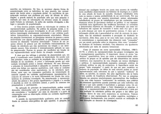 mantidas em isolamento. De fato, se acontecer alguma forma de
conscientização entre os indivíduos de uma amostra, isto normal-
mente não incide sobre a população global. Os partidários da pes-
quisa-ação resolvem este problema por meio da difusão de infor-
mações: a grande maioria da população sabe que uma pesquisa é
realizada por meio de informações em diversos canais de comuni-
cação formais ou informais. As ações são também divulgadas e dão
lugar a operações de popularização.
c) Uma terceira posição consiste na valorização de critérios de
representatividade qualitativa. Na prática da pesquisa social, a re-
presentatividade dos grupos investigados se dá por critérios quanti-
tativos (amostragem estaticamente controlada) e por critérios quali-
tativos (interpretativa ou argumentativamente controlados). Mesmo
em pesquisa convencional, ao planejarem amostras de pessoas a serem
entrevistadas com alguma profundidade, os pesquisadores costumam
recorrer às chamadas "amostras intencionais". Trata-se de um pe-
queno número de pessoas que são escolhidas intencionalmente em
função da relevância que elas apresentam em relação a um deter-
minado assunto. Este princípio é sistematicamente aplicado no caso
da pesquisa-ação. Pessoas ou grupos são escolhidos em função de
sua representatividade social dentro da situação considerada.
É claro que isto infringe o princípio da aleatoriedade que, em
geral, é considerado como condição da objetividade. De acordo com
este princípio, todas as unidades da população têm a mesma proba-
bilidade de ser escolhidas. A priori, a informação gerada por cada
unidade investigada possui a mesma relevância. No caso diferente,
o princípio de intencionalidade é adequado no contexto da pesquisa
social com ênfase nos aspectos qualitativos, onde todas as unidades
não são consideradas como equivalentes, ou de relevância igual.
Existe, neste caso, um tratamento qualitativo da interpretação do
material captado ·em unidades qualitativamente representativas do
conjunto do universo e de modo diferenciado em função das carac-
terísticas do problema investigado. Na pesquisa-ação a representati-
vidade das pessoas e dos grupos significativos é julgada e a escolha
é decidida ao nível do seminário central, a partir do consenso dos
pesquisadores e participantes.
Na aplicação do princípio de intencionalidade, podem ocorrer
distorcões relacionadas com as preferências individuais, mas estas
são c~ntroladas e "corrigidas" por meio da discussão e a partir
comparações entre as observações obtidas em unidades significativ
mente g!ferentes.
A questão da representatividade qualitativa pode ser exem
ficada no contexto sócio-político da ação operáúa. A pesquisa
62
dicional por sondagem levaria em conta uma amostra de trabalha-
dores escolhidos aleatoriamente em fichários de empregos ou a partir
de uma seleção de locais de moradia. Qualquer trabalhador teria
mais ou menos a mesma probabilidade de ser entrevistado. Por sua
vez, numa pesquisa com amostra intencional, seriam selecionados
trabalhadores ou grupos de' trabalhadores que são conhecidos como
elementos ativos do movimento sindical ou político. A sua represen-
tatividade seria significativa das tendências favoráveis ou contrárias
a determinados objetivos em discussão. A informação que esses tra-
balhadores são capazes de transmitir é muito mais rica que a que
se pode alcançar por meio de questionários comuns. f, claro que a
informação obtida não é generalizável ao nível dei conjunto da popu-
lação, mas há substância necessária à percepção da dinâmica do
movimento. Além disso, para se ter uma visão mais completa, pode-
se contrabalançar a representação dos elementos mais "avançados"
por um estudo particular sobre os elementos tidos como "atrasados"
na dinâmica do fenômeno estudado. Tais elementos são igualmente
selecionados por meio de amostra intencional.
Como já notamos em outra oportunidade (Thiollent, 1980 b:
63-79), o critério de representatividade dos grupos investigados não
é necessariamente quantitativo. É importante, dentro de certos "pa-
râmetros" quantitativos, levar em conta a representatividade sócio-
-política de grupos ou de opiniões que são minoritários em termos
numéricos, mas expressivos de uma situação em termos ideológicos
e políticos. A representatividade expressiva pressupõe critérios de
avaliação política no seio da conjuntura. A importância social dos
grupos "mais avançados" é maior do que seu peso numérico no
onjunto da população. As idéias de uma minoria podem se tornar
xpressivamente mais relevantes do que a aparente "ausência" de
éias, ou opiniões, da maioria. Seu peso significativo não se limita
uma questão de freqüência observacional. Por isso as pesquisas
adas em amostras estatisticamente representativas têm tendência
ar uma visão bastante "conformista" da realidade; seus critérios
falsamente igualitários quando postulam que cada indivíduo vale
um e que cada opinião é equivalente a qualquer outra. Os cri-
s numéricos podem chegar a fazer desaparecer as minorias. A
ver, a representatividade expressiva (ou qualitativa) é dada por
valiação da relevância política dos grupos e das idéias que
dentro de uma certa conjuntura ou movimento. Trata-se
ar a uma representação de ordem cognitiva, sociológica e
ente fundamentada, com possível controle ou retificacão de
no decorrer da investigação. •
63
 