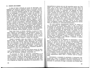 8. COLETA DE DADOS
A coleta de dados é efetuada por grupos de observação e pes-
quisadores sob controle do seminário central. As principais técnicas
utilizadas são a entrevista coletiva nos locais de moradia ou de tra-
balho e a entrevista individual aplicada de modo aprofundado. Os
locais de investigação e os indivíduos ou grupos são escolhidos em
função do plano de amostragem com controle estatístico ou com
critérios intencionais (veja item anterior). Ao lado dessas técnicas,
também são utilizáveis questionários convencionais que são apli-
cáveis em maior escala. No que diz respeito à informação já exis-
tente, diversas técnicas documentais permitem resgatar e analisar
o conteúdo de arquivos ou de jornais. Alguns pesquisadores recorrem
também a técnicas antropológicas: observação participante, diários
de campo, histórias de vida, etc. Alguns autores recomendam técnicas
de grupo, tais como o sociodrama, com o qual é possível reproduzir
certas situações sociais que vivem os participantes. Por exemplo, as
situações marcadas pelas relações de desigualdade: empregado/patrão,
mulher/marido, etc. Nessa reprodução simbólica são incorporadas
formas de expressão cultural próprias aos grupos considerados.
Sejam quais forem as técnicas utilizadas, os grupos de obser-
vação compostos de pesquisadores e de participantes comuns pro-
curam a informação que é julgada necessária para o andamento da
_pesquisa, respondendo a solicitações do seminário _central. É claro
que os grupos podem_ fornecer outras informações que não estavam
previstas, o que permite aumentar a riqueza das descrições.
Quando é necessária, existe uma divisão do trabalho entre os
diversos grupos de observação. Assim dentro de uma população
dada, um grupo pode observar assuntos relacionados com a saúde,
oufro com a habitação, etc. Em cada grupo de observação, há mem-
bros da coletividade e pesquisadores profissionais. Os membros da
coletividade, ou pelo menos alguns deles, chegam a exercer funções
de pesquisador. Para isto é organizado um treinamento específico e
adaptado ao contexto cultural considerado.
Todas as informações coletadas pelos diversos grupos de obser-
vação e pesquisadores de campo são transferidas ao seminário cen-
tral, onde são discutidas, analisadas, interpretadas, etc.
Na concepção de roteiros de entrevistas, questionários ou de
outros instrumentos de coleta de dados, em pesquisa alternativa,
sempre se coloca a questão do papel atribuído -aos elementos expli-
cativos-0_associados à obtenção de informação esclarecida por parte
dos respondentes. Consideramos que tais elementos não visam orien·
tar as respostas em função das expectativas dos pesquisadores e sim
64
~esco~?i~iona; as pessoas para que não respondam apenas com "faci-
lidade , tsto e, como se a. sua resposta fosse um simples reflexo de
senso ~om~m ou dos efeitos do condicionamento pelos meios de
comumcaçao de massa. As "explicações" são sugeridas aos respon-
den~es,,para 9-ue tenham u~ papel ativo na investigação. As "expli-
c~ç?es ~onststem. em sugenr comparações ou outros tipos de racio-
~1~~0~dnaf-conclus1vos que permitam aos respondentes uma reflexão
m tvt _ua ,ou c.oletiva a respeito dos fatos observados e cuja inter-
pretaçao e obiet? de questionamento. Esses aspectos explicativos
pode~ estar relac10nados com o objetivo de conscientizacão e
ª?1phados numa fase yosterior, pela divulgação dos resuÍtado/~~:
stder~os q1:1e ~ .efeito de "explicação" contido na fase propria-
~e:ite mvest.1gato;~a constitui uma importante característica metodo-
log1ca nos d1spos1t1vos de observação-questionamento.
Um outr? P_r?blema freqüentemente discutido diz respeito ao
uso de questrnnanos ou formulários. Como se sabe na ·
convenc· 1 t · · · , pesqmsa
1012a at~ mstrumentos desempenham um importante pa el
na o?ten_çao de mformação sobre as características sócio-econômi~as
e opmattva~ d~ popula~~o. Na pesquisa-ação nem sempre são a li-
cados qi:estto~arrns cod1f1cados, pois, quando a populacão é de ~e­
que__:ia d1m~nsao _e su~ estruturação em grupos permite 'a fácil reali-
zaçao de d~scussoes, e p~s~ível obter informações principalmente de
modo coletivo, sem admm1stração de questionários individuais No
~ntant~'. quand? a pop0ação é ampla e o objetivo da descrição e
~ .analtse da mformaçao é bem definido e detalhado 0 f
nano geralmente é indispensável. ' ques to-
!' . Os princípios. gerais da _elaboração de questionários e formu-
ano~ convencionais são úteis para que os pesquisadores possam
don:1~ar _os aspectos técnicos da concepção, da formulacão e da
c?d1f1caçao. No contexto particular da pesquisacação, os questioná-
rios obedecem a algumas das regras dos questionários comuns (cla-
reza das perguntas, J?ergui;tas fechadas, escolha múltipla, perguntas
abert~s, ,e~c.). !od~vta,. ~a algumas diferenças. Na pesquisa-ação 0
quest1onan~ nao e si.;f1c1ente em si mesmo. Ele traz informações
sobr~-o umver~o, ~ons1derado que serão analisadas e discutidas em
reumoes e semmanos com a participação de pessoas representativas
O proc~ssatr~e:ito estatístico das respostas, com computadores ou não.
nunc~ e suf1c1ente.. O processamento adequado sempre requer um~
funJªº argumentativa dando relevo e conteúdo social às interpre-
taçoes.
. ~nternamente, a concepção do questionário é intimamente rela-
c10n~ a .c~n: .º tema e os i:;roblemas que forem levantados nas dis-
cussoes i_:i1cta1s e co~ ~s. htp?teses ou diretrizes correspondentes. A
formulaçao do questrnnano da lugar a discussões com diversos tipos
65
 