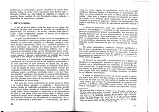profissionais da comunicação, quando concebidos em :função dessa
postura, podem se revelar muito importantes para :futuras ações e
discussões públicas que não podiam ser cogitadas no dec~rrer da
pesquisa. Como conteúdo de tais documentos, deve-se salientar a
importância de depoimentos populares.
3. SERVIÇO SOCIAL
A área de servico social é uma das áreas em que apesar dos
obstáculos, já existe "uma tradição de aplicação da metodologia .d~
pesquisa-ação. Tal aplicação é, no entanto, ma~cada p~las especifi-
cações e pelas ambigüidades próprias ao serviço social enquanto
forma de .atuação na sociedade.
Em geral os profissionais do serviço social são empregad?s por
empresas privadas ou instituições públicas para i:itervir e~. diversas
situações nas quais certas categorias da populaçao (operanos, fave-
lados menores abandonados, idosos, etc.) enfrentam problemas so-
ciais 'e existenciais que resultam dos efeitos do funcionamento da
sociedade global (desigualdade, desemprego, pobreza, etc.) e das
correspondentes relações sociais que são determinantes desses efeitos.
É claro que sem profundas alterações da estrutura social não se pode
esperar grandes e duráveis transformações na condição das pessoas
implicadas e que estejam ao alcance do serviço social.
A observacão e a intervenção de pesquisadores nas situações
consideradas .sã; limitadas em função das exigências institucionais e
da fraca capacidade de ação autônoma dos grupos que, em geral,
são desfavorecidos e mantidos em situação de não-poder. Além disso,
o tipo de atuação do serviço social é tradicionalmente limitado por
concepcões prevalecentes (assistencialismo, paternalismo, redução dos
proble~as sociais a problemas p,sic?lógicos com~ os. d~ ~ipo '.'desa-
juste familiar", predomínio das tecmcas de pesqmsa md1v1d:iahzan~e,
tipo entrevista "clínica", etc.). Nesse quadro geral, o serviço social
tem sido, algumas vezes, objeto de preconceitos negativos por parte
de profissionais de outras áreas.
Seja como for, muitos profissionais do serviço social, no Brasil
e na América Latina, desafiam os obstáculos e desenvolvem um
intenso trabalho de redefinição metodológica da sua prática, abrindo
um profundo debate visando um redirecionamento crítico. O tradi-
cional quadro teórico inspirado no positivismo e no funcionalismo
foi alvo de uma aguda crítica. Nos últimos anos, a reflexão meto-
dológica•·do serviço social abrangeu questões relativas à d.iversida~e
das tendências filosóficas que são geradoras de metodologia. No m-
tuito de substituírem o positivismo e o funcionalismo, que preva-
80
lecem em muitos lugares, -os trabalhadores sociais têm procurado
tendências diferentes ligadas' à fenomenologia, ao materialismo dia-
lético e a outras tendências das quais se espera alguma alternativa
prática.* Além disso, a categoria procurou não restringir seu campo
de atuação ao da demanda oficial institucional ou ao do acompa-
nhamento do pessoal nas empresas e também tem desempenhado um
pap~l de assessoria no contexto dos movimentos populares urbanos e
rurais.
A busca de alternativas supõe uma redefinicão dos quadros
teóricos e metodológicos e a conquista de uma aut;nomia suficiente
para que os profissionais possam experimentá-las. Sem entrarmos em
detalhes, notaremos que os novos quadros teóricos a serem adotados
deveriam permitir uma clara compreensão das relacões .existentes
entre as características globais da sociedade (classes: Estado, etc.)
e as características psicossociais das situações de vida das diversas
categorias sociais desfavorecidas que são consideradas no servico
~tl .
No plano métodológico, parece-nos altamente significativo o
~ato de que a metodologia da pesquisa-ação e de outras formas de
mtervenção semelhantes estejam na pauta das discussões. O servico
social ~onstitui um exc~lente campo de aplicação e de possível de-
senvolvimento da pesqmsa-ação. As experiências já realizadas mere-.
ceriam maior divulgação.
No processo de observação e questionamento que é próprio ao
dispositivo da pesquisa-ação, pretende-se superar os problemas rela-
ci~nados com.a individualização das observaçõt)s do quadro da pes-
qmsa convenc10nal. Os pesquisadores desempenham um papel ativo
que consiste na dinamização do meio social observado. Além disso,
certos grupos desse meio também participam ativamente na defini-
ção de objetivos determinados.
A equipe de pesquisadores entra em contato estreito e prolon-
gado com o meio social. Este fato adquire, em geral uma dimensão
polít~ca que .se torna,cad~ vez mais explícita à medida que progride
a açao coletiva que e obieto de acompanhamento. Na pesquisa con-
vencional, a dimensão sócio-política sempre existe, mas freqüente-
mente é "recalcada" por artifícios técnicos psicologizantes. Contra-
" Há uma longa lista de trabalhos a respeito dessas discussões no Brasil e na
América Latina. Entre outros, indicamos: Teorização do servico social. Do-
cumentos de Araxá, Teresópolis e Sumaré. Rio de Janeiro, Agfr - CBCISS,
1984, 233 p.; L. V. Magalhães, Metodologia do servico social na América
Latina. São Paulo, Cortez, 1982, 148 p.; M. H. de Âlmeida Lima Servico
social e sociedade brasileira. São Paulo, Cortez, 1982, 141 p.; L. L. Sant;s,
Textos de serviço social. São Paulo, Cortez, 1982.
81
 