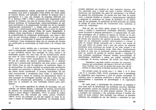 Internacionalmente, existem progrâlnas de atividades de desen-
volvimento rural junto a populações rurais pobres em vários países
do Terceiro Mundo, com aplicação de métodos de pesquisa ativa e
participativa. É o .. caso, por exemplo, do programa elaborado por
M. A. Rahman (1983 e 1984) e promovido pela Organização Inter-
nacional do Trabalho, com sede em Genebra (Suíça). O autor aborda
diversos problemas de fundamentação teórico-metodológica da pes-
quisa participativa e da pesquisa-ação (reunidas por ele na expressão
"pesquisa-ação participativa") e indaga sobre sua possível contri-
buição para a transformação social em meio rural a partir de algumas
experiências em países asiáticos (índia, Sri Lanka, Bangladesh). A
temática dessas experiências 'é relacionada com o desenvolvimento
da conscientização do campesinato desfavorecido, com vistas à defi-
nição de seus interesses próprios. A metodologia é de tipo partici-
pativo e ativo, ou mobilizador. O aspecto de autonomia (sei/ reliance)
é enfatizado. Como fundamentos desse tipo de pesquisa são levadas
em consideracão as contribuicões de Paulo Freire e de Orlando Fals
Borda. • •
O autor mostra também que o movimento internacional favo-
rável à pesquisa-ação participativa vive uma tensão. De um lado,
os seus partidários adotam uma estratégia de crítica radical e de
mobilização popular. Por outro lado, há um reconhecimento oficial
por parte de certas instituições ou governos, nem sempre progres-
sistas, o que coloca certos pesquisadores em situação de dilema.
No que diz respeito aos aspectos epistemológicos, M. A. Rahman
mostra que a pesquisa-ação participativa não pode aceitar a exclusão
dos valores como no caso do empirismo, do positivismo lógico ou
do estruturalismo. Os valores operando na pesquisa-ação participativa
são aqueles que pertencem à aplicação do conhecimento na prática
das classes sociais consideradas. A pretensa neutralidade dos mé-
todos convencionais é considerada como ilusão. A objetividade é
sempre relativa e remete ao consenso dos pesquisadores dentro de
uma concepção da investigação científica que não é única. No caso
particular da pesquisa-ação participativa, a objetividade é relacio-
nada com as condições de uma verificação coletiva pelos parti-
cipantes.
2. Nos estudos específicos de difusão de tecnologia, tem pre-
valecido, nas últimas décadas, a aplicação de técnicas convencionais
de pesquisa em comunicação, especialmente sob influência de E.
Rogers e outros (Rogers e Shoemaker, 1971). O padrão de análise
comunicativó tem sido criticado por vários autores (Thiollent,
1984 d: 43-51), em particular no que diz respeito ao modo de en-
carar a adoção de inovações pelos produtores. As inovações corres-
88
l
1
I
f
pondem sobretudo aos produtos do setor industrial (tratores, adu-
bos, pesticidas) para a venda dos quais é preciso influenciar os
produtores, por intermédio dos meios de comunicação e da influên-
cia pessoal dos extensionistas. De acordo com esta visão do mundo
rural, a pesquisa focaliza as atitudes e comportamentos individuais
e categoriza os produtores em função da facilidade ou da dificul-
dade de sua persuasão. Os produtores de fácil persuasão em matéria
de adoção de novas técnicas são considerados como modernos, os
outros são tradicionais.
Hoje em dia, em vários países, grupos de pesquisadores dis-
cutem e tendem a experimentar orientações diferentes, freqüente-
mente favoráveis à pesquisa participante e à pesquisa-ação. As ques-
tões tecnológicas não se limitam ao aspecto de difusão ou de ado-
ção de técnicas prontas. Pretende-se redefinir os diferentes aspectos
da difusão sem separá-los dos aspectos de geração, adaptação e ava-
liação em um determinado contexto sócio-econômico e cultural. A
idéia de simples difusão pressupõe que a técnica vem pronta de
fora para dentro do mundo rural e que não precisa ser adaptada
ativamente pelos produtores em função do seu saber próprio e em
função de outras circunstâncias locais. Além disso, freqüentemente
se perde de vista que os produtores possuem potencialidades pró-
prias em matéria de geração de técnicas simples e adaptadas às
suas condições econômicas. Possuem também potencialidades de
aprendizagem, habilidades e sabem que podem contribuir para
a adaptação de técnicas existentes. De acordo com Paulo Freire:
"Subestimar a capacidade criadora e recriadora dos camponeses,
desprezar seus conhecimentos, não importa o nível em que se achem,
tentar 'enchê-los' com o que aos técnicos lhes parece certo, são ex-
pressões, em última análise, da ideologia dominante (Freire, 1982: 32).
Nos estudos rurais, de acordo com I. C. Sales, J. A. S. Ferro
e M. N. C. Carvalho (1984: 32-44), precisamos rever a metodologia
de diagnóstico parà superarmos o nível da simples constatação de
carências entre os pequenos produtores e darmos atenção às suas
potencialidades e capacidade de aprendizagem e de organização
coletiva.
De modo geral, a participação dos produtores na pesquisa é
vista como meio de identificação dos problemas concretos, definição
das prioridades, escolha das soluções pràticáveis em função das con-
dições sócio-econômicas e do saber popu,lar existente. Por sua vez,
a avaliação dos resultados e das propostas técnicas é também efe-
tuada de modo coletivo. Esta avaliação visa salientar as possíveis
melhorias das condições de uso das técnicas e minimizar os usos
89
 