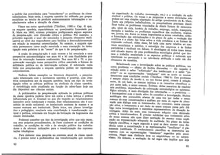 pedido das autoridades para "entenderem" os problemas da classe
~rabalhadora. Mais tarde, a enquete operária foi ut~lizada p~r grupos
socialistas no intuito de produzir autonomamente mformaçoes e co-
nhecimentos sobre a situação da classe.
Vimos em outra oportunidade (Thiollent'. 19,S? a: Cap. 4) que,
na enquete operária, especialmente no qu~stionar10 formulado por
K. Marx em 1880, existem princípios prefigm;a_ndo alguns aspectos
da pesquisa-ação, com dimensão crítica ~ pohrtc;a. Por exemplo, ?
princípio segundo o qual são associados a pesquisa eleme1!-tos expli-
cativos ao nível dos respondentes para facilitar o descondic10namento
em relação às respostas estereotipadas. No entanto, a :_nquete. ope-
rária permaneceu como noção associada a uma concep~ao d'.: mves-
tigação mais próxima à de "censo" do que à de pesqmsa-açao.
A noção de pesquisa-ação é mais recente e foi as~oci.ada a um,a
perspectiva psicossociológica nos anos 40 e 50 com fmahdades pra-
ticas de orientação bastante conformista., ~os anos. 60 e 70, a pes-
quisa-acão ressurgiu numa perspectiva cnt1ca associada a formas de
militân;ia política ou de intervenção c~l:Ural. É sobretudo nesta
linha que pesquisa-ação e enquete operaria podem ser repensadas
conjuntamente.
Embora faltem exemplos na literatura disponível, a pesqui~a­
-ação relacionada com o movimento o~e7ário é. possív~l, com .obie-
tivos comparáveis aos da enquete óperana. Sena um tipo de ii:v~s­
tigação sobre as práticas políticas ou si:idicais da classe op~raria.
A metodologia seria atualizada em funçao do saber-fazer hoje em
dia disponível nas ciências sociais.
A problemática da pesquisa-ação aplicad~ às pr~~cas polí~c;as
da classe operária poderia levar em conta a l~a teonca. e pratica
influenciada por A. Gramsci no que diz respe1~0 ao relac1~nar;iento
interativo entre intelectuais e massas. Ess~ relac!onam~nto nao e con-
cebido de modo unilateral: os intelectuais ensmam as ma~sas e. as
massas ensinam aos intelectuais. Desta. tr~c~, ~os planos m~estiga­
tivo e pedagógico, resultaria uma contnbmçao a transformaça? cul-
tural e política, orientada em função da formação da hegemoma das
classes dominadas.
Podemos conceber um tipo de investigação ativa que sej~ ~apaz,
nos seus próprios procedimentos, de fazer c:onhec~r. as cond1çoes de
trabalho, as condições de vida e de atuaçao pohti::a do.s trabalha-
dores e de oferecer indicações para a transformaçao das represen-
tacões ide.ológicas.
, Para elaborar uma pesquisa no contexto atual _?-a classe operá-
ria, é preciso rever a problemática das transformaçoes que ocorrem
92
-----------~ -----------·~
na organização do trabalho (automação, etc.) e a evolução da acão
sindical e política. Os temas e as perguntas a serem abordadas ~ão
podem ser uma simples adaptação do antigo questionário de K. Marx.
Junto aos próprios trabalhadores, os pesquisadores precisam identi-
ficar todos os problemas vinculados às atuais formas de remunera-
ção, nível de vida, horário de trabalho, emprego, saúde, transporte,
moradia e também os problemas específicos das mulheres, migran-
tes, jovens, etc. Entre os temas importantes a serem estudados, estão:
a formulação das reivindicações e do plano da ação, a evolução dos
conflitos e o efeito das lutas sobre a vida cotidiana e as formas de
expressão cultural. Além disso, há toda uma parte relativa ao con-
texto econômico e político, à estratégia das empresas e às linhas
partidárias e sindicais em debate. A abordagem de todos esses temas
está situada dentro de uma problemática sociológica global que des-
!aca o trabalho assalariado e os aspectos políticos e culturais que
mterferem na percepção e na relevância atribuída a cada um dos
elementos da temática.
Relacionado com a investigação sobre as práticas políticas, um
outro problema - objeto de muitas discussões - diz respeito à
relação entre o saber "sofisticado" dos intelectuais e o saber "po-
pular" ou as representações "imediatas" com as quais as massas
descrevem suas condições sociais (Thiollent, 1980 b). Este problema
é sempre objeto de tensão e, na sua forma geral, remete à relação
entre, de um lado, os marcos teóricos e os conceitos científicos e,
por outro lado, o senso comum. Existem várias maneiras de resolver
e~t~ problema, depen?en~o da orientação metodológica ou epistemo-
logica adotada. A mais divulgada das orientações - a positivista -
é incompatível com o modo ativo de conceber a investigação. Muitos
sociólogos têm pretendido afastar de uma vez por todas o senso
comum de suas conceituações e análises por meio de regras de obser-
v~ção .sem diálogo com os interessados. Ao contrário, numa concep•
çao ativa, o tratamento a ser dado ao senso comum passa pelo diá-
logo entre investigadores e membros representativos da situação in-
vestigada. Além do mais, esse tratamento adquire uma dimensão
crítica e transformadora. É preciso sublinhar que tratamento ativo
do senso comum não quer dizer aceitação do mesmo como expli-
cação ou representação adequada da realidade. No plano da inves-
tigação científica, a regra segundo a qual se deve manter uma dis-
tância entre a conceituação e as representações "imediatas" é ple-
namente justificada. O conhecimento científico se desenvolve em
ruptura com as representações "imediatas" sugeridas pelo senso
comum. Negar essa distância leva ao empiricismo ou ao subjeti-
vismo. No entanto, a aceitação. de tal regra não implica que seja
93
 