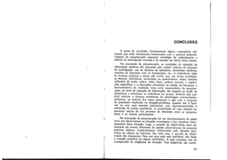 l
.J
CONCLUSÃO
A guisa de conclusão, formularemos alguns comentários adi-
cionais que estão diretamente relacionados com o possível desenvol-
vimento da pesquisa-ação enquanto estratégia de conhecimento e
método de investigação concreta e de atuação em várias áreas sociais.
Na concepção da pesquisa-ação, as condições de captação da
informação empírica são marcadas pelo caráter coletivo do processo
de investigação: uso de técnicas de seminário, entrevistas coletivas,
reuniões de discussão com os interessados, etc. A preferência dada
às técnicas coletivas e ativas não exclui que, em certas condições,
as técnicas individuais, entrevistas ou questionários, sejam também
utilizados de modo crítico. Além disso, pode-se recorrer a explica-
ções específicas e a discussões orientadas no intuito de favorecer o
desvendamento da realidade. Uma outra característica da pesquisa-
-ação, ao nível da captação de informação, diz respeito ao modo de
determinar e selecionar os indivíduos ou grupos. Embora seja pos-
sível recorrer a técnicas estatísticas de amostragem convencionais,
prefere-se, na maioria dos casos, pesquisar e agir com o conjunto
da população implicada na situação-problema, quando isto é factí-
vel, ou com uma amostra intencional, cuja representatividade é
sobretudo de ordem qualitativa. A constituição de uma amostra in-
tencional resulta de um processo de discussão entre os pesquisa-
dores e os demais participantes.
Na concepção da pesquisa-ação há um reconhecimento do papel
ativo dos observadores na situação investigada e dos membros repre-
sentativos desta situação. Logo, a questão da objetividade deve ser
colocada em termos diferentes do padrão observacional da pesquisa'
empírica clássica, freqüentemente influenciado pela filosofia posi-
tivista da ciência da natureza. Em todo caso, a questão da objeti-
vidade não desaparece. Para que uma ação seja realizável, não basta
a vontade subjetiva de alguns indivíduos. A ação proposta tem de
corresponder às exigências da situação. Tais exigências são conhe-
97
 