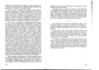 consiste numa particularização. Em seguida, a'partir das dificuldades
e soluções encontradas em várias situações, podemos imaginar um
segundo passo no sentido de uma generalização.
Na nossa opinião, a aplicação particularizante do conhecimento
disponível no momento da resolução de problemas não é vista no
contexto da pesquisa--ação de modo formal, como no caso da "enge-
nharia social", pois o que importa é o contexto social e a ação autô-
noma dos atores que é valorativamente orientada no sentido cons-
trutivo. Em situações marcadas por antagonismos profundos e mani-
festações de poder conservador ou repressivo, a ação construtiva é
impossível. Nesse caso, a ação .será orientada em função de objetivos
limitados à busca de compreensão da situação e de denúncia.
Em termos de uma política de conhecimento, podemos consi-
derar que, ao lado da urgência do desenvolvimento e da difusão
de conhecimentos de ciências básicas, manifesta-se a necessidade de
uma política especificamente voltada para o conhecimento interme-
diário. Entendemos por esta expressão o conhecimento de finalida-
de prática que opera em diversas áreas de atuação entre as quais
destacamos a educação, a comunicação, o serviço social, a organi-
zação, o desenvolvimento rural, a difusão de tecnologia e as práticas
políticas. Tratar-se-ia de fortalecer a produção e a divulgação de
conhecimentos que, apesar de não serem muito valorizados no plano
cultural-simbóiico, são de grande utilidade na resolução de proble-
mas do mundo real. Além disso, o que entendemos por conhecimento
intermediário é diferente do simples bom senso. É um conhecimento
que não se dá imediatamente na prática e é mister produzi-lo e
adaptá-lo dentro de um processo participativo no qual estão envol-
vidos um grande número de pesquisadores (e outros profissionais)
e os interlocutores representativos dos problemas a serem abordados.
A resolução de problemas efetivos se encontra na coletividade e só
pode ser levada adiante com a participação dos seus membros. Mesmo
quando as "soluções" não forem imediatamente aplicáveis no sistema
vigente, poderão ser aproveitadas como meio de sensibilização e de
tomada de consciência. Nesta perspectiva, consideramos que-- a me-
todologia da pesquisa-ação constitui um modo de pesquisa, uma forma
de raciocínio e um tipo de intervenção que são adequados para pro-
duzir e difundir conhecimentos intermediários relacionados com os
problemas concretos encontrados nas várias áreas consideradas.
No entrosamento do conhecimento e da ação pretende-se reduzir
ao mínimo a distância existente entre a obtenção de conhecimento e
a formulação de planos de ação. Assim .seria possível reduzir os
usos simbólicos, freqüentemente "parasitários" ou "ostentativos",
que existem na esfera de conhecimento convencional. Trata-se de
102
aumentar o uso efetivo do conhecimento na configuração de deter-
minadas ações transformadoras.
Na definição de uma política de conhecimento mais abrangente,
a metodologia da pesquisa-ação é apenas um item entre outros. Pois
não devemos deixar a impressão de que tal orientação substitui as
outras. Sempre serão necessárias pesquisas experimentais em labo-
ratório, metodologias com ênfase na formalização, modelagem, quan•
tificação e simulação. A pesquisa-ação é uma orientação destinada
ao estudo e à intervenção em situações reais. Neste caso, ela se apre-
senta como alternativa a tipos de pesquisa convencional.
* * *
Sem pretendermos cobrir todos os problemas e todas as pos-
sibilidades contidas na concepção da pesquisa-ação, enfatizamos as-
pectos metodológicos relativamente abstratos, como as formas de
raciocínio, e bastante concretos, como o roteiro da organização de
pesquisa.
Ainda faltam muitos aspectos para podermos alcançar uma
visão completa do processo de investigação e ação. Por opção, não
discutimos o conteúdo substantivo dos quadros teóricos e não apro-
fundamos as questões relativas ao quadro institucional, à inserção
dos pesquisadores, às negociações em matéria de demanda dos inte-
ressados e de uso dos resultados.
No entanto, acreditamos ter percorrido alguns passos no cami-
nho da elaboração da metodologia da pesquisa-ação, evitando "pala-
vrismo", "participacionismo", "ativismo", "populismo" "tecnicismo"
e outros exageros freqüentemente cometidos. Pensamos que tais
passos podem contribuir para renovar a metodologia da pesquisa
social, promover aplicações criativas em várias áreas específicas e
ensejar a geração e a difusão de conhecimentos úteis à resolução de
problemas do mundo real.
103
 