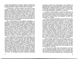 a atribuir muita importância aos "rótulos". Mediante a aplicação dos
princípios metodológicos aqui em discussão, achamos que outro modo
de designação possa ser cogitado, mas ainda não o encontramos.
A pesquisa-ação.e a pesquisa participante estão ganhando grande
audiência em vários meios sociais. Ainda é cedo para se ter uma
avaliação da amplitude e dos resultados realmente alcançados. Do lado
oposto, alguns partidários da metodologia convencional vêem na pes-
quisa-ação e na pesquisa participante um grande perigo, o do rebaixa-
mento do nível de exigência acadêmica. Como veremos mais adiante,
existem efetivos riscos e exageros na concepção e na organização de
pesquisas alternativas: abandono do ideal científico, manipulação polí-
tica, etc. Nosso desafio consiste em mostrar que tais riscos, que tam-
bém existem em outros tipos de pesquisa, são superáveis mediante um
adequado embasamento metodológico.
Com o desenvolvimento de suas exigências metodológicas, as
propostas de pesquisa alternativa (participante e ação) poderão vir a
desempenhar um importante papel nos estudos e na aprendizagem dos
pesquisadores e de todas as pessoas ou grupos implicados em situações
problemáticas. Um dos principais objetivos dessas propostas consiste
em dar aos pesquisadores e grupos de participantes os meios de se
tornarem capazes de responder com maior eficiência aos problemas
da situação em que vivem, em particular sob forma de diretrizes de
ação transformadora. Trata-se de facilitar a busca de soluções aos
problemas reais para os .quais os procedimentos convencionais têm
pouco contribuído. Devido à urgência de tais problemas (educação,
informação, práticas políticas, etc.), os procedimentos a serem esco-
lhidos devem obedecer a prioridades estabelecidas a partir de um
diagnóstico da situação no qual os participantes tenham voz e vez.
Para evitarmos alguns equívocos quanto ao real alcance da pes-
quisa-ação, limitaremos a sua pertinência à faixa intermediária entre
o que é geralmente designado com nível microssocial (indivíduos,
pequenos grupos) e o que é considerado como nível macrossocial
(sociedade, movimentos e entidades de âmbito. nacional ou interna-
cional). Essa faixa intermediária de observação corresponde a uma
grande diversidade de atividades de grupos e indivíduos no seio ou
à margem de instituições ou coletividades. Entre as principais ativi-
dades consideradas, encontramos tudo o que é comumente designado
como educação, trabalho, comunicação, lazer, etc. Tal como a enten-
demos, a pesquisa-ação não trata de psicologia individual e, também,
não é adequada ao enfoque macrossocial. Nas condições atuais, como
proposta bastante limitada, não se conhecem exemplós de pesquisa-
-ação ao nível da sociedade como um todo. E apenas um instrumento
de trabalho e de investigação com grupos, .instituições, coletividades
8
de pequeno ou médio porte. Contrariamente a certas tendências da
pesquisa psicossocial, os aspectos sócio-políticos nos parecem ser mais
pertinentes que os aspectos psicológicos das "relações interpessoais".
Na abordagem da interação social, aqui adotada, os aspectos sócio-
-políticos são freqüentemente privilegiados. O que não quer dizer
que a realidade psicológica e existencial seja desprezada.
Do ponto de vista sociológico, a proposta de pesquisa-ação dá
ênfase à análise das diferentes formas de ação. Os aspectos estruturais
da realidade social não podem ficar desconhecidos, a ação só se mani-
festa num conjunto de relações sociais estruturalmente determinadas.
Para analisar a estrutura social, outros enfoques, de caráter mais
abrangente, são necessários.
Os temas e problemas metodológicos aqui apresentados são limi-
tados ao contexto da pesquisa com base empírica, isto é, da pesquisa
voltada para a descrição de situações :concretas e para a intervenção
ou a ação orientada em função da resolução de problemas efetiva-
mente detectados nas coletividades consideradas. Isto não quer dizer
que estejamos desprezando a pesquisa teórica, sempre de fundamental
importância. Mas precisamos começar por um dos lados possíveis e
escolhemos o lado empírico, com observação e ação em meios sociais
delimitados, principalmente com referência aos campos constituídos
e designados copio educação, comunicação e organização. Não nos
parece haver incompatibilidade no fato de progredir na teorização a
partir da observação e descrição de situações concretas e no fato de
encarar situações circunscritas a diversos campos de atuação antes
de se ter elaborado um conhecimento teórico relativo à sociedade
como um todo. Entre esses diversos níveis de análise, não nos parece
haver dedução do geral ao particular nem indução do particular ao
geral. Trata-se de estabelecer um constante vaivém no qual privilegia-
mos aqui os níveis mais acessíveis ao pesquisador principiante.
Embora privilegie o lado empírico, nossa abordagem nunca deixa
de colocar as questões relativas aos quadros de referência teórica sem
os quais a pesquisa empírica - de pesquisa-ação ou não - não faria
sentido. Essas questões são vistas como sendo relacionadas ao papel
da teoria na pesquisa e como contribuição específica dos pesquisa-
dores nos discursos que acompanham o desenrolar da pesquisa, levando
a uma deliberação acerca dos argumentos a serem levados em conta
para estabelecer as conclusões.
Nos dias de hoje, embora haja muitas pesquisas em diversas
áreas de conhecimento aplicado, sente-se a falta de uma maior segu-
rança em matéria de metodologia quando se trata de investigar situa-
ções concretas. Além disso, no plano teórico, a retórica sem controle
corre solta. Há um crescente descompasso entre o conhecimento usado
9
 