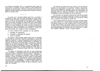 na resolução de problemas reais e o conhecimento usado apenas de
modo retórico ou simbólico na esfera cultural. A linha seguida pelos
partidários da pesquisa-ação é diferente: pretendem ficar atentos às
exigências teóricas e práticas para equacionarem problemas relevantes
dentro da situação social.
* * *
De acordo com a concepção ·didática deste livro, o conteúdo é
organizado em temas, cada um sendo apresentado de modo conciso.
A nossa seleção dos temas corresponde às respostas a diferentes per-
guntas que sempre são formuladas nas discussões sobre a pesquisa-
-ação de que temos participado no Brasil desde 1975. Muitas dessas
perguntas nos foram sugeridas por alunos e professores de ciências
sociais e de outras disciplinas na ocasião .de cursos, conferências ou
seminários em várias universidades e por pesquisadores encontrados
na realização de diversas consultorias. Em si próprio o "roteiro" pro-
posto não pretende ser a solução de todos os problemas.
Os temas escolhidos foram agrupados em três capítulos:
1. Estratégia de conhecimento.
2. Concepção e organização da pesquisa.
3. Áreas de aplicação.
No Capítulo I estão reunidos alguns temas gerais da estratégia
de conhecimento, enfatizando o papel da metodologia no controle das
exigências científicas e a natureza argumentativa das formas de racio-
cínio que operam na concepção da pesquisa-ação. A formulação das
hipóteses (ou diretrizes), sua comprovação, as inferências e generali-
zações não são apenas baseadas em dados e regras estatísticas. No
conjunto do processo da investigação e da ação, a argumentação (ou
a deliberação) desempenha um papel fundamental. Além disso, as
implicações políticas e valorativas devem ficar sob o ·controle dos
pesquisadores.
No Capítulo II apresentamos uma série de temas relacionados
com a concepção e a organização prática de uma pesquisa-ação. São
destacadas questões vinculadas à fase exploratória, o diagnóstico, a
escolha do tema, a colocação dos problemas, o lugar da teoria e das
hipóteses, a função do seminário no qual se reúnem os pesquisadores
e os demais participantes, a delimitação do campo de observação empí-
rica, os problemas de amostragem e de representatividade qualitativa,
a coleta de"dados, a aprendizagem, o cotejo do saber formal e do
saber informal, a elaboração de planos de ação e, finalmente, a divul-
gação dos resultados.
10
No Capítulo III apresentamos como temas as diversas áreas de
aplicação da pesquisa-ação, em particular educação, comunicação,
serviço social, organização, tecnologia rural e práticas políticas. Em
cada uma dessas áreas são discutidas algumas das especificidades da
abordagem proposta. Indicamos problemas a serem resolvidos e po-
tencialidades a serem aproveitadas em futuras pesquisas.
Em conclusão, são retomadas sinteticamente importantes questões
relacionadas com as condições intelectuais e práticas do desenvolvi-
mento da pesquisa-ação enquanto estratégia de conhecimento voltada
para a resolução de prqblemas do mundo real.
Nossos agradecimentos são dirigidos aos professores Menga Lüdke,
Edil Paiva, Newton A. P. Bryan, Doraci Fernandes, Moacir Gadotti,
Luis Roberto Ferreira da Costa, Anamaria Fadul, Carlos Eduardo Lins
da Silva, Walter Garcia e aos demais colegas que nos têm encorajado,
nos últimos anos, no desenvolvimento da nossa reflexão sobre as alter-
nativas metodológicas em diferentes áreas de conhecimento e atuação.
Este trabalho é dedicado a Vania e François Jérôme.
11
 
