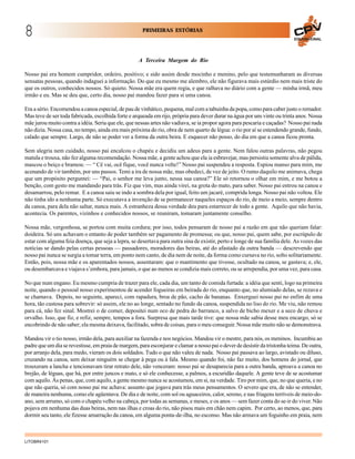 8

PRIMEIRAS ESTÓRIAS
EDUCACIONAL

A Terceira Margem do Rio
Nosso pai era homem cumpridor, ordeiro, positivo; e sido assim desde mocinho e menino, pelo que testemunharam as diversas
sensatas pessoas, quando indaguei a informação. Do que eu mesmo me alembro, ele não figurava mais estúrdio nem mais triste do
que os outros, conhecidos nossos. Só quieto. Nossa mãe era quem regia, e que ralhava no diário com a gente — minha irmã, meu
irmão e eu. Mas se deu que, certo dia, nosso pai mandou fazer para si uma canoa.
Era a sério. Encomendou a canoa especial, de pau de vinhático, pequena, mal com a tabuinha da popa, como para caber justo o remador.
Mas teve de ser toda fabricada, escolhida forte e arqueada em rijo, própria para dever durar na água por uns vinte ou trinta anos. Nossa
mãe jurou muito contra a idéia. Seria que ele, que nessas artes não vadiava, se ia propor agora para pescaria e caçadas? Nosso pai nada
não dizia. Nossa casa, no tempo, ainda era mais próxima do rio, obra de nem quarto de légua: o rio por aí se estendendo grande, fundo,
calado que sempre. Largo, de não se poder ver a forma da outra beira. E esquecer não posso, do dia em que a canoa ficou pronta.
Sem alegria nem cuidado, nosso pai encalcou o chapéu e decidiu um adeus para a gente. Nem falou outras palavras, não pegou
matula e trouxa, não fez alguma recomendação. Nossa mãe, a gente achou que ela ia esbravejar, mas persistiu somente alva de pálida,
mascou o beiço e bramou: — “ Cê vai, ocê fique, você nunca volte!” Nosso pai suspendeu a resposta. Espiou manso para mim, me
acenando de vir também, por uns passos. Temi a ira de nossa mãe, mas obedeci, de vez de jeito. O rumo daquilo me animava, chega
que um propósito perguntei: — “Pai, o senhor me leva junto, nessa sua canoa?” Ele só retornou o olhar em mim, e me botou a
benção, com gesto me mandando para trás. Fiz que vim, mas ainda virei, na grota do mato, para saber. Nosso pai entrou na canoa e
desamarrou, pelo remar. E a canoa saiu se indo a sombra dela por igual, feito um jacaré, comprida longa. Nosso pai não voltou. Ele
não tinha ido a nenhuma parte. Só executava a invenção de se permanecer naqueles espaços do rio, de meio a meio, sempre dentro
da canoa, para dela não saltar, nunca mais. A estranheza dessa verdade deu para estarrecer de todo a gente. Aquilo que não havia,
acontecia. Os parentes, vizinhos e conhecidos nossos, se reuniram, tomaram juntamente conselho.
Nossa mãe, vergonhosa, se portou com muita cordura; por isso, todos pensaram de nosso pai a razão em que não queriam falar:
doideira. Só uns achavam o entanto de poder também ser pagamento de promessa; ou que, nosso pai, quem sabe, por escrúpulo de
estar com alguma feia doença, que seja a lepra, se desertava para outra sina de existir, perto e longe de sua família dele. As vozes das
notícias se dando pelas certas pessoas — passadores, moradores das beiras, até do afastado da outra banda — descrevendo que
nosso pai nunca se surgia a tomar terra, em ponto nem canto, de dia nem de noite, da forma como cursava no rio, solto solitariamente.
Então, pois, nossa mãe e os aparentados nossos, assentaram: que o mantimento que tivesse, ocultado na canoa, se gastava; e, ele,
ou desembarcava e viajava s’embora, para jamais, o que ao menos se condizia mais correto, ou se arrependia, por uma vez, para casa.
No que num engano. Eu mesmo cumpria de trazer para ele, cada dia, um tanto de comida furtada: a idéia que senti, logo na primeira
noite, quando o pessoal nosso experimentou de acender fogueiras em beirada do rio, enquanto que, no alumiado delas, se rezava e
se chamava. Depois, no seguinte, apareci, com rapadura, broa de pão, cacho de bananas. Enxerguei nosso pai no enfim de uma
hora, tão custosa para sobrevir: só assim, ele no ao longe, sentado no fundo da canoa, suspendida no liso do rio. Me viu, não remou
para cá, não fez sinal. Mostrei o de comer, depositei num oco de pedra do barranco, a salvo de bicho mexer e a seco de chuva e
orvalho. Isso, que fiz, e refiz, sempre, tempos a fora. Surpresa que mais tarde tive: que nossa mãe sabia desse meu encargo, só se
encobrindo de não saber; ela mesma deixava, facilitado, sobra de coisas, para o meu conseguir. Nossa mãe muito não se demonstrava.
Mandou vir o tio nosso, irmão dela, para auxiliar na fazenda e nos negócios. Mandou vir o mestre, para nós, os meninos. Incumbiu ao
padre que um dia se revestisse, em praia de margem, para esconjurar e clamar a nosso pai o dever de desistir da tristonha teima. De outra,
por arranjo dela, para medo, vieram os dois soldados. Tudo o que não valeu de nada. Nosso pai passava ao largo, avistado ou diluso,
cruzando na canoa, sem deixar ninguém se chegar à pega ou à fala. Mesmo quando foi, não faz muito, dos homens do jornal, que
trouxeram a lancha e tencionavam tirar retrato dele, não venceram: nosso pai se desaparecia para a outra banda, aproava a canoa no
brejão, de léguas, que há, por entre juncos e mato, e só ele conhecesse, a palmos, a escuridão daquele. A gente teve de se acostumar
com aquilo. Às penas, que, com aquilo, a gente mesmo nunca se acostumou, em si, na verdade. Tiro por mim, que, no que queria, e no
que não queria, só com nosso pai me achava: assunto que jogava para trás meus pensamentos. O severo que era, de não se entender,
de maneira nenhuma, como ele agüentava. De dia e de noite, com sol ou aguaceiros, calor, sereno, e nas friagens terríveis de meio-doano, sem arrumo, só com o chapéu velho na cabeça, por todas as semanas, e meses, e os anos — sem fazer conta do se-ir do viver. Não
pojava em nenhuma das duas beiras, nem nas ilhas e croas do rio, não pisou mais em chão nem capim. Por certo, ao menos, que, para
dormir seu tanto, ele fizesse amarração da canoa, em alguma ponta-de-ilha, no esconso. Mas não armava um foguinho em praia, nem

LITOBR4101

 