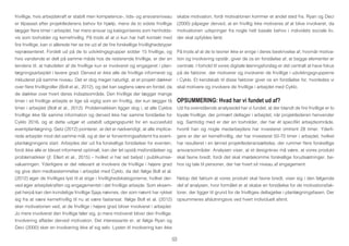 53
frivillige, hvis arbejdskraft er stabilt men kompetence-, tids- og ansvarsniveau
er tilpasset efter projektlederens behov for hjælp, mens de to sidste frivillige
lægger flere timer i arbejdet, har mere ansvar og kategoriseres som henholds-
vis som tovholder og kernefrivillig. På trods af at vi kun har haft kontakt med
fire frivillige, kan vi allerede her se tre ud af de fire forskellige frivillighedstyper
repræsenteret. Fordelt ud på de to udviklingsgrupper sidder 15 frivillige, og
hvis vandende er delt på samme måde hos de resterende frivillige, er der en
tendens til, at halvdelen af de frivillige kun er involveret og engageret i plan-
lægningsarbejdet i lavere grad. Derved er ikke alle de frivillige informeret og
inkluderet på samme niveau. Det er dog meget naturligt, at et projekt dækker
over flere frivilligroller (Boll et al., 2012), og det kan sagtens være en fordel, da
de dækker over hvert deres indsatsområde. Den frivillige der lægger mange
timer i sit frivillige arbejde er lige så vigtig som en frivillig, der kun lægger få
timer i arbejdet (Boll et al., 2012). Problematikken ligger dog i, at alle Cyklos
frivillige ikke får samme information og derved ikke har samme forståelse for
Cyklo 2016, og at dette udgør et ustabilt udgangspunkt for en succesfuld
eventplanlægning. Getz (2012) pointerer, at det er nødvendigt, at alle implice-
rede arbejder mod det samme mål, og at der er forventningsafstemt fra event-
planlægningens start. Arbejdes der ud fra forskellige forståelser for eventen,
fordi ikke alle er blevet informeret optimalt, kan der let opstå misforståelser og
problematikker (jf. Ellert et al., 2015) – hvilket vi har set belyst i publikumse-
valueringen. Yderligere er det relevant at involvere de frivillige i højere grad
og give dem medbestemmelse i arbejdet med Cyklo, da det ifølge Boll et al.
(2012) øger de frivilliges lyst til at stige i frivillighedskategorierne, hvilket der-
ved øger arbejdskraften og engagementet i det frivillige arbejde. Som eksem-
pel herpå kan den kvindelige frivillige Sjaja nævnes, der som nævnt har rykket
sig fra at være kernefrivillig til nu at være fastansat. Ifølge Boll et al. (2012)
sker motivationen ved, at de frivillige i højere grad bliver involveret i arbejdet.
Jo mere involveret den frivillige føler sig, jo mere motiveret bliver den frivillige.
Involvering afføder derved motivation. Det interessante er, at ifølge Ryan og
Deci (2000) sker en involvering ikke af sig selv. Lysten til involvering kan ikke
skabe motivation, fordi motivationen kommer et andet sted fra. Ryan og Deci
(2000) påpeger derved, at en frivillig ikke motiveres af at blive involveret, da
motivationen udspringer fra nogle helt basale behov i individets sociale liv,
der skal opfyldes først.
På trods af at de to teorier ikke er enige i deres beskrivelse af, hvornår motiva-
tion og involvering opstår, giver de os en forståelse af, at begge elementer er
centrale. I forhold til vores digitale løsningsforslag er det centralt at have fokus
på de faktorer, der motiverer og involverer de frivillige i udviklingsgrupperne
i Cyklo. Et kendskab til disse faktorer giver os en forståelse for, hvorledes vi
skal motivere og involvere de frivillige i arbejdet med Cyklo.
OPSUMMERING: Hvad har vi fundet ud af?
Ud fra ovenstående analysedel har vi fundet, at der blandt de fire frivillige er to
loyale frivillige, der primært deltager i arbejdet, når projektlederen henvender
sig. Samtidig med er der en tovholder, der har ét specifikt arbejdsområde,
hvortil han og nogle medarbejdere har investeret omtrent 28 timer. Yderli-
gere er der en kernefrivillig, der har investeret 50-70 timer i arbejdet, hvilket
har resulteret i en lønnet projektlederansættelse, der rummer flere forskellige
ansvarsområder. Analysen viser, at et designkrav må være, at vores produkt
skal favne bredt, fordi det skal imødekomme forskellige forudsætninger, be-
hov og tale til personer, der har hvert sit niveau af engagement.
Netop det faktum at vores produkt skal favne bredt, viser sig i den følgende
del af analysen, hvor formålet er at skabe en forståelse for de motivationsfak-
torer, der ligger til grund for de frivilliges deltagelse i planlægningsfasen. Der
opsummeres afslutningsvis ved hvert individuelt afsnit.
 