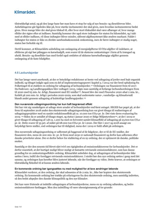 Side 101
tilstrækkeligt antal, og på den lange bane bør man have et stop for salg af nye benzin- og dieseldrevne biler.
Anbefalingerne går ligeledes ikke på, hvor stærke incitamenter der skal gives, men hvordan incitamenterne bedst
gives. Hvor mange biler der skal gives tilskud til, eller hvor stort tilskuddet skal være afhænger af, hvor mange
elbiler der sigtes efter at indfases. Samtidig kommer der også store indtægter for staten fra bilområdet, og i takt
med at elbiler indfases, vil disse indtægter bliver mindre, såfremt afgiftssystemet ikke ændres markant. Faldet i
indtægter for staten er ikke en direkte samfundsøkonomisk omkostning, men de færre indtægter er stadig noget,
staten bør forholde sig til.
Dertil kommer, at Klimarådets anbefaling om omlægning af energiafgifterne til CO2-afgifter vil indebære, at
elbilerne på sigt bør pålægges en kørselsafgift, som svarer til de eksterne omkostninger i form af fx trængsel og
uheld. Benzin- og dieselbiler kan med fordel også omfattes af sådanne kørselsafhængige afgifter gennem
omlægning af de faste bilafgifter.
4.6 Lavbundsjorder
Det har længe været anerkendt, at der er betydelige reduktioner at hente ved udtagning af jorder med højt organisk
indhold, og tiltaget indgår også som en del af implementeringssporet i kapitel 3. I 2014 var der bred opbakning fra
Folketinget til at etablere en ordning for udtagning af lavbundsjorder.117 Ordningen var finansieret frem til 2017.
Da Fødevare- og Landbrugspakken blev vedtaget i 2015, valgte man samtidig at forlænge lavbundsordningen frem
til 2020 med 65 mio. kr. årligt, finansieret med EU-midler118. Senest blev der med Finanslov 2020 afsat 2 mia. kr.,
fordelt på 200 mio. kr. årligt i perioden 2020-2029, som skal understøtte natur-, vandmiljø- og klimaformål
blandt andet gennem udtagning af kulstofrige landbrugsjorder.115
Den nuværende udtagningsordning har kun haft begrænset effekt
Det har vist sig vanskeligere at udtage store arealer af lavbundsjorder end først antaget. SEGES har peget på, at der
frem til september 2018 under den eksisterende udtagningsordning kun var givet tilsagn til realiseringen af
udtagningsprojekter med en samlet reduktionseffekt på ca. 10.000 ton CO2e pr. år. Det viste deres evaluering fra
2019. 119 Siden da er antallet af tilsagn steget, og status i januar 2020 er ifølge Miljøstyrelsen120, at der i 2019 er
givet tilsagn til udtagning af i alt ca. 1.200 ha med en forventet samlet klimaeffekt af udtagning på 23.600 ton CO2e
pr. år. Dette svarer til 35 pct. af målet på 68.000 ton CO2e pr. år i 2020. Der blev i 2017 og 2018 ansøgt om
betydeligt færre midler, end ordningen har til rådighed, mens der i 2019 er fuldt afløb på ordningen.
Den nuværende udtagningsordning er udformet på baggrund af de følgekrav, der er til de EU-midler, der
finansierer den, mens de 200 mio. kr. pr. år frem mod 2030 er nationalt finansieret og derfor kan udformes efter
danske prioriteter alene. Der er derfor behov for etablering af en ny ordning, der er optimeret de danske, politiske
ønsker.
Samtidig er der den seneste tid blevet sået tvivl om rigtigheden af emissionsfaktorerne for lavbundsjorder. Det er
derfor essentielt, at det hurtigst muligt bliver muligt at fastsætte retvisende emissionsfaktorer, som kan danne
grundlag for en omkostningseffektiv ordning. Klimarådet anbefaler dog, at udtagningen af lavbundsjorder ikke
sættes i bero, indtil der foreligger retvisende emissionsfaktorer. I stedet bør den nye ordning sættes i gang med det
samme, og ordningen kan herefter blive justeret løbende, når der foreligger ny viden. Dette kræver, at ordningen er
tilstrækkelig fleksibel til at kunne ændres løbende.
En kommende ordning bør igangsættes nu med mulighed for at lave ændringer løbende
Klimarådet vurderer, at den ordning, der skal udmøntes af de 2 mia. kr., ikke bør kopiere den eksisterende
ordning. En kommende ordning bør trække på erfaringerne fra den eksisterende ordning, men samtidig indrettes,
så den bedst afspejler den danske klimapolitik og den nye klimalov.
Det kan være fristende at indstille udtagningen af lavbundsjorderne, mens en ny ordning udtænkes, og bedre
emissionsfaktorer fastlægges. Men den indstilling vil være uhensigtsmæssig af tre grunde:
 