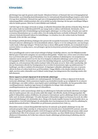 Side 39
påvirkningen kan også ske gennem andre kanaler. Klimaloven betoner, at Danmark skal være et foregangsland på
klimaområdet, og en betydelig dansk klimaindsats kan fx i internationale klimaforhandlinger inspirere andre lande
til at øge deres ambitioner. Danmark kan også være et foregangsland på konkrete områder ved at demonstrere en
omkostningseffektiv reduktionsindsats eller ved at udvikle og modne teknologi, der kan gøre omstillingen billigere
uden for landets grænser. Dette har fx været tilfældet med vindkraft.
I det hele taget er det næppe retvisende at antage, at udlandets klimaindsats ikke påvirkes af danske tiltag. Stort set
alle verdens lande har meldt klimamål til FN, og i mange lande er målene reelt bindende. Det betyder, at hvis
dansk klimapolitik leder til kulstoflækage og dermed øgede udledninger i et af disse lande, vil landet være nødt til
at stramme klimaindsatsen op i en anden sektor, hvis det stadig skal kunne overholde sit klimamål. På den måde
reducerer bindende klimamål risikoen for kulstoflækage. I en situation, hvor alle verdens lande har bindende
klimamål, vil der slet ikke være lækage.
En yderligere politisk påvirkning af lækagen sker gennem det europæiske kvotesystem. Systemet indebærer, at hvis
Danmark reducerer udledningerne i de kvoteomfattede sektorer, frigiver vi i et vist omfang kvoter, som kan bruges
i andre lande, hvilket øger lækagen.16 På den korte bane er denne effekt ganske beskeden, da overskydende kvoter i
systemet slettes i en særlig reserve, men på længere sigt kan kvotesystemet potentielt give anledning til betydelige
lækageeffekter.
Det er grundlæggende svært at sætte tal på omfanget af lækage i forskellige sektorer, men Det Miljøøkonomiske
Råd har givet et bud ud fra antagelser om omverdenens klimapolitik.17 Studiet viser, at hvis resten af verdens lande
lever op til deres løfter givet i regi af Parisaftalen, vil en dansk reduktion af udledningerne i de energiintensive
industrier som fx cement med ét ton CO2 føre til en forøgelse af udlandets udledninger med 0,76 ton. Det er især
de langsigtede effekter i kvotesystemet, der giver den betydelige lækagerate, og dermed bygger tallet også på en
antagelse om, at kvotesystemet ikke ændres markant i løbet af de næste 20-30 år. Dette virker usandsynligt, idet
den nye Kommission allerede har fremlagt planer for at revidere kvotesystemets regler og ambitionsniveau.18 I
landbruget, som ikke er omfattet af kvotesystemet, vil stigningen i udlandets udledninger kun være 27 procent,
såfremt de fleste af verdens lande lever op til Parisaftalen. I begge tilfælde er den danske reduktion skabt af en
afgift, men hvis andre virkemidler som fx tilskud i stedet bruges, kan lækageraterne blive betydeligt mindre eller
helt elimineret.
Denne rapport er primært afgrænset til de territoriale udledninger
Denne rapport har 70-procentsmålet som omdrejningspunkt. Det betyder, at fokus er afgrænset til de danske
territoriale udledninger. Derfor præsenterer kapitel 3 og 5 henholdsvis kendte og nye muligheder for at reducere
de udledninger, som målet vedrører, mens kapitel 4 giver anbefalinger til virkemidler, der kan gennemføre disse
omstillingselementer. Kapitlerne tager hensyn til muligheden for lækage i både udvælgelsen af
omstillingselementerne og i udformningen af virkemidlerne.
Klimarådet har i andre sammenhænge udtalt sig om udledningerne forbundet med danske aktiviteter, som ligger
uden for landets grænser eller som på anden måde ikke indgår i det officielle, danske drivhusgasregnskab. Det
gælder fx Klimarådets analyse af luftfarten, der primært er international, og hvis udledninger derfor stort set ikke
tæller med i de danske udledninger.19 Et andet eksempel er Klimarådets rapport om biomasse fra 2018, der stiller
skarpt på kulstofoptaget i de udenlandske skove. Mange af de danske træpiller kommer fra udenlandske skove, og
spørgsmålet er, hvorvidt kulstofoptaget i de udenlandske skove kan kompensere for den reelle CO2-udledning fra
danske biomassekraftværker.20 Klimarådets syn på biomasse præsenteres kort i boks 2.5.
Klimarådets mener, at dansk klimapolitik både skal have de nationale og de globale udledninger for øje. Det
nationale perspektiv følger naturligt af, at Danmark har et territorialt ansvar i henhold til FN-systemet, mens det
er vigtigt at kigge på det globale perspektiv, fordi drivhusgasser påvirker det globale klima på samme måde uanset
oprindelsesland. Ofte vil de to hensyn være i modstrid med hinanden, og i disse tilfælde betoner Klimarådet en
afbalanceret klimaindsats, der fx ikke bare reducerer danske udledninger på bekostning af udledning uden for
landets grænser.
 