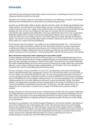 Side 91
udbud skal fastsættes på baggrund af grundigere analyser af elementerne i udviklingssporet samt den forventede
udbygning af landvind, kystnær havvind og sol.
Udbuddene af havvind bør analyseres i sammenhæng med tankerne om etableringen af energiøer, selvom direkte
tilslutning af havvindmølleparkerne til lands måske er den bedste løsning på kort sigt.
Landvind- og solcelleprojekter etableres allerede i dag uden støtte flere steder. Der udbydes dog sideløbende støtte
i årlige auktioner, hvor også kystnær havvind kan deltage, men her er støtteniveauerne efterhånden konkurreret
ned på et meget lavt niveau. Det er vigtigt, at disse udbud fortsætter, hvis udbygningen på markedsvilkår ikke tager
yderligere fart. Dette vil fx ske, hvis kvotepriserne ikke stiger som forventet, eller hvis de elforbrugende
virksomheder mister appetitten på de elkøbsaftaler, der kan give sikkerhed for økonomien i vind- og solprojekter.
Klimarådet anbefaler fortsat, at støtte til vedvarende energiprojekter udbydes som en contract-for-difference-
model, hvor støtten gives som et tillæg til elprisen, og hvor dette tillæg justeres årligt, afhængigt af udviklingen i
elprisen. Det stemmer overens med Klimarådets analyse Fremtidens vedvarende energi fra 2017,88 og det svarer
til den model, der er valgt for Thor havvindmøllepark.
Hvis kvoteprisen stiger bare moderat – fx som følge af en mere ambitiøs klimapolitik i EU – vil havvind kunne
konkurrere uden støtte med kulkraft i Tyskland og Polen. Danmark kan bidrage til en samlet europæisk grøn
omstilling ved at tillade havvindprojekter på dansk grund, der er tilsluttet det tyske eller polske elnet. Denne
mulighed vil ikke umiddelbart hjælpe Danmark med at opfylde egne klimamål, men med det relativt høje CO2-
indhold i Tysklands og Polens elproduktion, vil fortrængningseffekten uden for Danmarks grænser være betydelig.
Mere vedvarende energi kræver bedre regulering på en lang række punkter
En fortsat udbygning med landvind, kystnær havvind og sol kræver, at en række planlægningsmæssige rammer
revideres. Det drejer sig blandt andet om hurtigere sagsbehandlingstid, som steg kraftigt for alle projekter som en
følge af det store antal klager på projekterne Vesterhav Nord og Syd.89 Finansloven for 2020 sikrede midlertidigt
flere midler til klagebehandling, men der bør sikres permanent finansiering til området. Sådan sikrer man hurtige
afgørelser, og man undgår, at klagesager lægger sagsbehandlingen ned i fremtiden. Det vil være uheldigt, hvis
bureaukrati står i vejen for hurtig udbygning med vedvarende energi.
Hvis man vil integrere vind og sol på effektiv vis, kræver det, at planlægningen af den danske elnetudbygning
inklusive udlandsforbindelser tager udgangspunkt i scenarier, hvor Danmark både indfrier 70-procentsmålet, og
hvor EU vedtager mere ambitiøs klimapolitik end i dag. I de nuværende Analyseforudsætninger til Energinet90
anvendes det meget konservative ’Sustainable Transition’-scenarie fra ENTSO-Es Ten-year-network-development-
plan 2018 (TYNDP18), der hverken afspejler ambitionsniveauet i de nuværende forhandlinger i EU om fremtidige
reduktionsmål eller den nuværende udbygning af vedvarende energi på markedsvilkår i Norden. Klimarådet
anbefaler, at Energistyrelsen og Energinet anvender forudsætninger fra de scenarier fra TYNDP2020, der stemmer
overens med opfyldelsen af Parisaftalens temperaturmål.91 Det skal sikre, at der ikke underinvesteres i den
netkapacitet, der er nødvendig for at indpasse større mængder af den fluktuerende produktion særligt fra
vindkraft.
Med øget udbygning af vedvarende energi og massiv elektrificering kan der blive behov for yderligere linjeføringer
med højspænding gennem Danmark. Der er meget væsentlige besparelser forbundet med luftledninger frem for
kabler i jorden, men projekter med synlig ledningsføring kan både blive forsinket og blokeret af lokal modstand.
Derfor opfordrer Klimarådet til, at regeringen gentænker kompensationsmodeller til naboer for at sikre folkelig
accept af projekterne.
Samtidig kræver omstillingen, at der udvikles løsninger til lagring af el, når de fossile brændsler i elproduktionen
skal erstattes sideløbende med, at efterspørgslen efter el stiger. Disse løsninger skal sammen med bæredygtig
biomasse sikre pålidelig kapacitet, når vinden ikke blæser, og solen ikke skinner. Ellagre etableret i umiddelbar
nærhed af vindmøllerne og solcellerne vil desuden tillade, at fluktuationer i produktionen kan udjævnes lokalt, og
at elnettet, der skal transportere den vedvarende energiproduktion til forbrugerne, dermed kan dimensioneres
mindre. Derudover kan et fleksibelt elforbrug bidrage til at reducere omkostningerne til elnet og
produktionskapacitet og skabe øget værdi af den fluktuerende produktion.
 