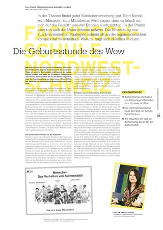 FACHHOCH-
SCHULE
NORDWEST-
SCHWEIZ
CUSTOMER EXPERIENCE FORUM 913
FALLSTUDIE: FACHHOCHSCHULE NORDWESTSCHWEIZ
PROF. DR. NIKOLINA FUDURIC
Die Geburtsstunde des Wow
Nikolina Fuduric erzählt gerne Geschichten. Das sei ihr
kroatisches Erbe, sagt die Amerikanerin, die auf besten
Wege ist, sich in der Schweiz einbürgern zu lassen.
Aktuell erzählt und sucht die Forscherin Geschichten
zum Thema Authentizität. Sie hat die These aufgestellt,
dass ein Kundenerlebnis nur dann einen «Wow»-Effekt
hat, wenn es von authentischen Mitarbeitern vermittelt
wird.
Jeder kann sich das vorstellen: Wenn der Angestellte am Tresen
nur deshalb einen schönen Tag wünscht, weil es in seinen
Arbeitsvorschriften steht, dann kann man auf den Gruss auch
verzichten. Die Mitarbeiter im Kundenkontakt haben es aber
wirklich nicht leicht: Um unternehmensweit ein standard-
mässig gutes CX zu gewährleisten, haben viele Firmen detail-
lierte Handlungsanweisungen herausgegeben. Das Verhalten
der Angestellten ist zu einem Differenzierungsmerkmal für die
Marke geworden. Aber wie weit dürfen die Vorschriften gehen?
Wie soll man gut gelaunt auf die Kunden zugehen, wenn man
Kleidung tragen muss, in der man sich nicht wohlfühlt? Wie
kann man ordnungsgemäss sympathisch und offen wirken,
wenn man von Haus aus nun mal schüchtern ist? Mitunter hat
die richtige Person den falschen Job. Und nicht jeder kann gut
mit den Anforderungen umgehen: «Manche Angestellte haben
sich eine Business-Persönlichkeit geschaffen.», konstatiert
Nikolina. «Sie tragen im Geschäft eine Maske und sind nur
nach Feierabend sie selber.» «Authentisches Verhalten bleibt
dabei logischerweise auf der Strecke.»
Die Unternehmenskultur ist der Schlüssel
Professor Fuduric hat als Beraterin Einblick in die Praxis unter-
schiedlichster Unternehmen bekommen. «Im Workshop sind
sich die Manager schnell einig, was passieren muss, um die
Orientierung auf den Kunden zu verbessern – aber wenn man
nach einem halben Jahr wieder dort ist, ist oft nichts davon
umgesetzt.» Die Gründe für die Probleme bei der Implemen-
tierung seien meist die gleichen. Es geht um Vorbehalte der
Mitarbeiter. Sie reichen von «das darf ich nicht» über «das
bringt ja doch nichts» bis zu «das geht mich nichts an». «Sehr
verbreitet ist auch die Angst vor Fehlern.», so Nikolina Fuduric.
«Also tun die Mitarbeiter vorsichtshalber gar nichts.» Einen
typischen Fall hat die Professorin bei einer kleinen Firma in
Basel erlebt: «In dem Unternehmen wussten die Chefs durch
Customer Journey Analysen genau, wo ihre Probleme lagen.
Die Angestellten am Front End aber gaben vor, dass alles
reibungslos laufe.» Offenkundig hatten sie Angst vor Verände-
rungen. Die Mikrokultur im Unternehmen stimmte nicht. Sie
erlaubte den Angestellten nicht, sich authentisch zu verhalten.
Es mangelte an Mut. «Nur wenn wir den Mut finden, uns
authentisch zu verhalten, brechen wir aus den ‚business as
usual’ aus und kommen zu neuen Win-Win-Situationen.», glaubt
die Wissenschaftlerin.
Kollektive versus individuelle Authentizität
Wer in einer Organisation arbeitet, muss sich an zahllose im-
plizite und explizite Regeln halten. Doch wann sind die Regeln
so starr, dass aus der Community quasi eine Sekte wird und
die positiven Effekte ins Gegenteil umschlagen? Das will Pro-
fessor Fuduric erforschen. Ende 2014 will sie Ergebnisse vor-
legen und vielleicht ein Tool für die Messung des Grads der
Authentizität zur Verfügung stellen. Damit würde das Thema
endlich akademisiert. «Noch steht es weit oben auf der Bedürf-
nispyramide, doch ich gehe von der These aus, dass es von
grundlegender Wichtigkeit ist.» Ganz von vorne anfangen muss
die Wissenschaftlerin nicht. Die bisherige Forschungsliteratur
kennt immerhin schon Strategien für die Konstruktion, den
Erhalt, die Verstärkung, die Instand-Setzung und den Ausbau
von Legitimität im Unternehmen (Beaulieu & Pasquero 2003).
«Möglicherweise lassen sich hier Erkenntnisse auf die Authen-
tizität übertragen.» Ausserdem haben Yagil und Medler-Liraz
2013 fünf Dimensionen von Authentizität in der Interaktion mit
Kunden festgestellt. Demnach gibt es menschliche Eigenschaf-
ten, die dem authentischen Service entgegen stehen, es gibt
aber auch die Identifikation mit der Aufgabe, die psychologische
Autonomie (die durch spontanes Verhalten und Gefühle mal
mehr, mal weniger förderlich ist), das ehrliche authentische
Verhalten und die Kosten von Authentizität. Wer ganz er selber
ist, muss gegebenenfalls mit sozialer Ablehnung, Kontrollver-
lust und dem Gefühl der Illoyalität leben. Um die Modelle zu
diskutieren und mehr über Authentizität im Customer Service
herauszufinden, sucht Professor Fuduric nun noch Fallbei-
spiele aus der Praxis.
ERKENNTNISSE
Authentisches Verhalten
von Führung und Mitarbei­
tern ist unverzichtbar.
Die Unternehmenskultur
muss den Mut zur Authen­
tizität fördern.
Wir brauchen ein Tool für
die Messung des Grads der
Authentizität.
In der Theorie findet jeder Kundenorientierung gut. Kein Kunde,
kein Manager, kein Mitarbeiter wird sagen, dass es falsch ist,
sich auf die Bedürfnisse der Kunden auszurichten. In der Praxis
aber tun sich die Unternehmen schwer. Die Umsetzung von
kundenorientierten Strategien scheint oft an der organisatorischen
Komplexität zu scheitern. Warum, fragt sich Nikolina Fuduric.
Ó  PROF. DR. NIKOLINA FUDURIC 
Institute for Competiveness & Communication,
Fachhochschule Nordwestschweiz
Ó		Authentisches Verhalten trotz Verhaltenskodex und unterschiedlichsten
Charaktereigenschaften — eine Herausforderung.
 