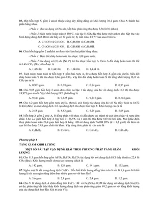 05. Một hỗn hợp X gồm 2 ancol thuộc cùng dãy đồng đẳng có khối lượng 30,4 gam. Chia X thành hai
phần bằng nhau.
- Phần 1: cho tác dụng với Na dư, kết thúc phản ứng thu được 3,36 lít H2 (đktc).
- Phần 2: tách nước hoàn toàn ở 180o
C, xúc tác H2SO4 đặc thu được một anken cho hấp thụ vào
bình đựng dung dịch Brom dư thấy có 32 gam Br2 bị mất màu. CTPT hai ancol trên là
A. CH3OH và C2H5OH. B. C2H5OH và C3H7OH.
C. CH3OH và C3H7OH. D. C2H5OH và C4H9OH.
06. Chia hỗn hợp gồm 2 anđehit no đơn chức làm hai phần bằng nhau:
- Phần 1: Đem đốt cháy hoàn toàn thu được 1,08 gam nước.
- Phần 2: tác dụng với H2 dư (Ni, to
) thì thu được hỗn hợp A. Đem A đốt cháy hoàn toàn thì thể
tích khí CO2 (đktc) thu được là
A. 1,434 lít. B. 1,443 lít. C. 1,344 lít. D. 1,444 lít.
07. Tách nước hoàn toàn từ hỗn hợp Y gồm hai rượu A, B ta được hỗn hợp X gồm các olefin. Nếu đốt
cháy hoàn toàn Y thì thu được 0,66 gam CO2. Vậy khi đốt cháy hoàn toàn X thì tổng khối lượng H2O và
CO2 tạo ra là
A. 0,903 gam. B. 0,39 gam. C. 0,94 gam. D. 0,93 gam.
08. Cho 9,85 gam hỗn hợp 2 amin đơn chức no bậc 1 tác dụng vừa đủ với dung dịch HCl thì thu được
18,975 gam muối. Vậy khối lượng HCl phải dùng là
A. 9,521 gam. B. 9,125 gam. C. 9,215 gam. D. 0,704 gam.
09. Cho 4,2 gam hỗn hợp gồm rượu etylic, phenol, axit fomic tác dụng vừa đủ với Na thấy thoát ra 0,672
lít khí (đktc) và một dung dịch. Cô cạn dung dịch thu được hỗn hợp X. Khối lượng của X là
A. 2,55 gam. B. 5,52 gam. C. 5,25 gam. D. 5,05 gam.
10. Hỗn hợp X gồm 2 este A, B đồng phân với nhau và đều được tạo thành từ axit đơn chức và rượu đơn
chức. Cho 2,2 gam hỗn hợp X bay hơi ở 136,5oC và 1 atm thì thu được 840 ml hơi este. Mặt khác đem
thuỷ phân hoàn toàn 26,4 gam hỗn hợp X bằng 100 ml dung dịch NaOH 20% (d = 1,2 g/ml) rồi đem cô
cạn thì thu được 33,8 gam chất rắn khan. Vậy công thức phân tử của este là
A. C2H4O2. B. C3H6O2. C. C4H8O2. D. C5H10O2.
Phương pháp 6
TĂNG GIẢM KHỐI LƯỢNG
MỘT SỐ BÀI TẬP VẬN DỤNG GIẢI THEO PHƯƠNG PHÁP TĂNG GIẢM KHỐI
LƯỢNG
01. Cho 115 gam hỗn hợp gồm ACO3, B2CO3, R2CO3 tác dụng hết với dung dịch HCl thấy thoát ra 22,4 lít
CO2 (đktc). Khối lượng muối clorua tạo ra trong ddịch là
A. 142 gam. B. 126 gam. C. 141 gam. D. 132 gam.
02. Ngâm một lá sắt trong dung dịch CuSO4. Nếu biết khối lượng đồng bám trên lá sắt là 9,6 gam thì khối
lượng lá sắt sau ngâm tăng thêm bao nhiêu gam so với ban đầu?
A. 5,6 gam. B. 2,8 gam. C. 2,4 gam. D. 1,2 gam.
04. Cho V lít dung dịch A chứa đồng thời FeCl3 1M và Fe2(SO4)3 0,5M tác dụng với dung dịch Na2CO3
có dư, phản ứng kết thúc thấy khối lượng dung dịch sau phản ứng giảm 69,2 gam so với tổng khối lượng
của các dung dịch ban đầu. Giá trị của V là:
 