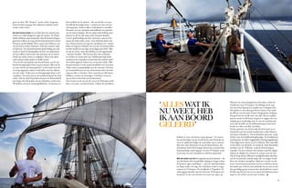 43
gaan we door. We “bouwen” steeds verder, langzaam
komt de kolos op gang. Het vrijboord verdwijnt steeds
verder onder water.
De wind neemt verder toe en huilt door het staand want,
schoten en vallen klapperen tegen de masten. De Neder-
landse driekleur staat snaarstrak. Aan de horizon hangen
gitzwarte wolken. Ik voeg mij bij kwartiermeester Govert
Hermsen op het bakdek. Hij is, samen met Rebecca, een
van de meest ervaren matrozen. Ook zijn contract stopt
in Valencia. ‘Een kwartiermeester geeft leiding aan zijn
wacht en heeft als belangrijkste functie om opdrachten
van een officier samen met zijn matrozen uit te voeren.
Denk aan zeilen zetten en weghalen. Maar ook zaken
zoals schoon schip maken en koffie zetten.’
‘Toen ik drie jaar geleden aan boord kwam, was ik wat
betreft dwarsgetuigd zeilen zo groen als gras. Alles wat ik
nu weet, heb ik aan boord geleerd.’ Govert heeft veel zeil-
ervaring opgedaan tijdens wedstrijden met het skûtsje
van zijn vader. ‘Zeilen met een dwarsgetuigd schip is veel
complexer. Ten eerste kan je veel minder hoog aan de wind
zeilen. Met de Stad Amsterdam kunnen we bijvoorbeeld
niet hoger dan 60 graden aan de schijnbare wind varen.
We hebben wel meer trimmogelijkheden. Zo kunnen we
door middel van de schoten – die aan de bak- en stuur-
boordhoek bevestigd zitten – continu de vorm van het
zeil aanpassen. Verder is elke ra individueel te verstellen
(brassen) om een optimale aansnijdhoek ten opzichte
van de wind te krijgen. Als het schip onder helling vaart,
kunnen we de ra’s ook netjes recht trimmen (kaaien).’
Govert geeft leiding aan drie matrozen, met wie hij
samen de rode wacht vormt. ‘Een zeilwacht duurt vier
uur. Daarna moeten we nog vier uur klussen en ’s nachts
lopen we nog een zeilwacht van vier uur. In totaal werken
we dus twaalf uur per dag, zeven dagen per week. Mits
we op zee zitten, want dan hebben we de zogenaamde
“seaman’s Sunday”. We hoeven dan niet te klussen
en werken we maar acht uur. Dekbemanning werkt
trouwens twee maanden en heeft dan één maand verlof.
De rederij regelt de tickets van en naar het schip.’ Elke
kwartiermeester is ook verantwoordelijk voor een mast.
‘Mijn wacht is aansprakelijk voor de voormast. Eén keer
per maand klimmen we met de bootsman door het hele
tuig om alles te checken. Dan controleer je alle lijnen,
blokken, touwen en sluitingen. Gebreken noteer je
op een lijst in het hok van de bootsman.’
Voor Govert en de rest van de crew is de 20 knopen wind
die er nu waait, een licht briesje. Tijdens de wereldreis
‘alleswatik
nu weet, heb
ikaanboord
geleerd’
hebben ze voor veel hetere vuren gestaan. ‘Zo voeren
we aan het begin van de reis de haven van Oostende uit,
toen we opdracht kregen de voorzeilen vast te sjorren.
Met drie man klommen we op de kluiverboom, die
normaal zes meter boven hangt. Ik ben toen een paar keer
helemaal kopje onder gegaan. En met 45 knopen wind
in de mast een zeil vastmaken is ook best spannend.’
Met het zetten van het bovengrietje op de kruismast – dit
was het laatste zeil wat geliefden (grietjes) vroeger achter
de horizon zagen verdwijnen – vaart de Stad Amsterdam
nu bijna onder vol tuig. De schijnbare wind is toege-
nomen tot 25 knopen. De windhoek is 70 graden. De
stalen gigant dendert aan de wind met 10 knopen over
de grond. In de verte doemt een waas van regen op.
Wanneer de eerste druppels het dek raken, schiet de
windmeter naar 35 knopen. De helling neemt nog
iets toe en het log laat een waarde van 12 knopen zien.
Het plezier is van ieders gezicht af te lezen. Dan vindt
de officier van de wacht Arthur Hoogstad het welletjes.
Hij geeft het bevel alle hens aan dek. Bij het wakker
porren wordt in alle haast vergeten te zeggen dat een
zeilpak geen overbodige luxe is, met als resultaat dat
meer dan de helft van de dekbemanning in hun korte
broek en t-shirt aan dek verschijnt.
Na het passeren van de bui zakt de wind weer in en
krimpt hij naar het noord-noordwesten, zodat Valencia
niet meer te bezeilen is. ‘Zet de brommer maar aan,’ roept
Arthur naar de hoofdwerktuigkundige. De hoofdmotor
wordt gestart, de zeilen weggehaald en keurig opgeknoopt.
Twee dagen later meren we af in Valencia. Hier staat alles
in het teken van afscheid. Zo wordt de Stad Amsterdam
ontdaan van de “bolletjes” zoals de bemanning ze
noemde. Via twee enorme witte domes stond de clipper
tijdens de Beagle-reis continu in contact met de wal.
Op de brug nemen officieren noodgedwongen afscheid
van de vertrouwde, antieke radar, die vervangen wordt
door een modern exemplaar. Maar het vertrek van de
twee ervaren kwartiermeesters Govert en Rebecca komt
het hardst aan. Ook ik neem afscheid, bel een taxi en laat
die geweldige groep mensen hun afscheidsfeest vieren.
Ik kijk nog één keer om en zie tussen de hijskranen door
nog net een schim van de twee Grietjes.
 