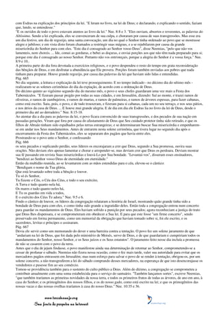 com Esdras na explicação dos princípios da lei. "E leram no livro, na lei de Deus; e declarando, e explicando o sentido, faziam
que, lendo, se entendesse."
"E os ouvidos de todo o povo estavam atentos ao livro da lei." Nee. 8:8 e 3. "Eles ouviam, absortos e reverentes, as palavras do
Altíssimo. Sendo a lei explicada, eles se convenceram de sua culpa, e choraram por causa de suas transgressões. Mas esse era
um dia festivo, um dia de regozijo, uma santa convocação, um dia no qual o Senhor tinha ordenado ao povo que se mostrasse
alegre e jubiloso; e em vista disto foram chamados a restringir suas mágoas, e a se rejubilarem por causa da grande
misericórdia do Senhor para com eles. "Este dia é consagrado ao Senhor vosso Deus", disse Neemias, "pelo que não vos
lamenteis, nem choreis. ... Ide, comei as gorduras, e bebei as doçuras, e enviai porções aos que não têm nada preparado para si;
porque este dia é consagrado ao nosso Senhor. Portanto não vos entristeçais, porque a alegria do Senhor é a vossa força." Nee.
8:9 e 10..
A primeira parte do dia fora devotada a exercícios religiosos, e o povo despendeu o resto do tempo em grata reconsideração
das bênçãos de Deus, e em desfrutar a abundância que Ele provera. Porções foram também enviadas aos pobres que nada
tinham para preparar. Houve grande regozijo, por causa das palavras da lei que haviam sido lidas e entendidas.
Pág. 665
No dia seguinte, a leitura e explicação da lei teve prosseguimento. E no tempo indicado - no décimo dia do sétimo mês -
realizaram-se as solenes cerimônias do dia da expiação, de acordo com a ordenação de Deus.
Do décimo quinto ao vigésimo segundo dia do mesmo mês, o povo e seus chefes guardaram uma vez mais a Festa dos
Tabernáculos. "E fizeram passar pregão por todas as suas cidades, e em Jerusalém, dizendo: Saí ao monte, e trazei ramos de
oliveiras, e ramos de zambujeiros, e ramos de murtas, e ramos de palmeiras, e ramos de árvores espessas, para fazer cabanas,
como está escrito. Saiu, pois, o povo, e de tudo trouxeram, e fizeram para si cabanas, cada um no seu terraço, e nos seus pátios,
e nos átrios da casa de Deus. ... E houve mui grande alegria. E de dia em dia ele Esdras lia no livro da lei de Deus, desde o
primeiro dia até ao derradeiro." Nee. 8:15-18.
Ao atentar dia a dia para as palavras da lei, o povo ficara convencido de suas transgressões, e dos pecados de sua nação em
passadas gerações. Viram que fora por causa do afastamento de Deus que Seu cuidado protetor tinha sido retirado, e que os
filhos de Abraão tinham sido espalhados pelas terras estrangeiras; e se determinaram buscar Sua misericórdia e empenharem-
se em andar nos Seus mandamentos. Antes de entrarem nesta solene cerimônia, que tivera lugar no segundo dia após o
encerramento da Festa dos Tabernáculos, eles se separaram dos pagãos que havia entre eles.
Prostrando-se o povo ante o Senhor, e confessando
Pág. 666
os seus pecados e suplicando perdão, seus líderes os encorajaram a crer que Deus, segundo a Sua promessa, ouvira suas
orações. Não deviam eles apenas lamentar e chorar e arrepender-se, mas deviam crer que Deus os perdoara. Deviam mostrar
sua fé passando em revista Suas misericórdias e louvá-Lo por Sua bondade. "Levantai-vos", disseram esses ensinadores,
"bendizei ao Senhor vosso Deus de eternidade em eternidade."
Então da multidão reunida, ao se levantarem com as mãos estendidas para o céu, elevou-se o cântico:
"Bendigam o nome da Tua glória,
Que está levantado sobre toda a bênção e louvor.
Tu só és Senhor,
Tu fizeste o Céu, o Céu dos Céus, e todo o seu exército,
A Terra e tudo quanto nela há,
Os mares e tudo quanto neles há,
E Tu os guardas em vida a todos,
E o exército dos Céus Te adora." Nee. 9:5 e 6.
Findo o cântico de louvor, os líderes da congregação relataram a história de Israel, mostrando quão grande tinha sido a
bondade de Deus para com eles, e como tinha sido grande a ingratidão deles. Então toda a congregação entrou num concerto
para guardar os mandamentos de Deus. Eles haviam sofrido a punição por seus pecados; agora reconheciam a justiça do trato
que Deus lhes dispensara, e se comprometeram em obedecer a Sua lei. E para que este fosse "um firme concerto", sendo
preservado em forma permanente, como um memorial da obrigação que haviam tomado sobre si, foi ele escrito, e os
sacerdotes, levitas e príncipes o assinaram.
Pág. 667
Devia ele servir como um memorando do dever e uma barreira contra a tentação. O povo fez um solene juramento de que
"andariam na lei de Deus, que foi dada pelo ministério de Moisés, servo de Deus, e de que guardariam e cumpririam todos os
mandamentos do Senhor, nosso Senhor, e os Seus juízos e os Seus estatutos". O juramento feito nesse dia incluía a promessa
de não se casarem com o povo da terra.
Antes que o dia de jejum findasse, o povo manifestou ainda sua determinação de retornar ao Senhor, comprometendo-se a
cessar de profanar o sábado. Neemias não fizera nessa ocasião, como o fez mais tarde, valer sua autoridade para evitar que os
mercadores pagãos entrassem em Jerusalém; mas num esforço para salvar o povo de se render à tentação, obrigou-os, por um
solene concerto, a não transgredirem a lei do sábado comprando desses mercadores, na esperança de que isto desencorajasse os
vendedores e pusesse fim ao seu comércio.
Tomou-se providência também para o sustento do culto público a Deus. Além do dízimo, a congregação se comprometeu a
contribuir anualmente com uma soma estabelecida para o serviço do santuário. "Também lançamos sortes", escreve Neemias,
"que também traríamos as primeiras novidades da nossa terra, e todos os primeiros frutos de todas as árvores, de ano em ano, à
casa do Senhor; e os primogênitos dos nossos filhos, e os do nosso gado, como está escrito na lei; e que os primogênitos das
nossas vacas e das nossas ovelhas traríamos à casa do nosso Deus." Nee. 10:35 e 36.


                 www.terceiroanjo.org
            Sua fonte de pesquisa na internet
 