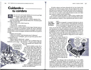 216 LOS 7 HÁBITOS DE LOS ADOLESCENTES ALTAMENTE EFECTIVOS
Cuidandode
tu cerebro
11
Una vez oí de una leyenda folclórica de un joven que llegó
ante Sócrates, el gran sabio, diciéndole:
--Quiero saber todo lo que tú sabes. .
-Si tal es tu deseo -repuso Sócrates-, entonces sígueme al río.
Lleno de curiosidad, siguió a Sócrates hasta el río. Al sentarse junto
a la orilla, el maestro dijo:
-Observabien el río, y dime lo que ves.
-No veo nada.
-Acércate más -replicó Sócrates.
Cuando el joven se acercó cada vez más al agua, Sócrates tomó su
cabeza y lo sumergió. El muchacho sacudió los brazos intentando
escapar, pero la fuerza de Sócrates lo mantuvo sumergido. Casi cuando
el joven estaba a punto de ahogarse, Sócrates lo sacó del río y lo puso en
la orilla.
Tosiendo, el joven jadeó:
-¿Estás loco, anciano? ¿Qué intentabas hacer? ¿Matarme?
-Cuando te tuve sumergido, ¿qué es lo que más querías saber?
-preguntó Sócrates.
--Quería respirar. ¡Quería aire! -repuso.
-Nunca cometas el error de pensar que la sabiduría llega tan
fácilmente, joven amigo -dijo Sócrates-. Cuando quieras aprender
¡EseSócratestiene
su propioestilo con
los mucnachos!
tanto como querías aire, entonces vuel-
ve a mí.
Aquí la cuestión es clara. En la
vida no hay nada fácil. ¡Debes pa-
gar el precio! Todos deben pagar el
precio. Escríbelo. Memorízalo. Su-
bráyalo. No me importa lo que digan
los demás: nada viene gratis. Qué
ingenuo fue este joven al pen-
sar que podía obtener toda una
vida de conocimientos sin tener
que pagar el precio. ¿Pero
somos menos ingenuos
cuando pensamos que
podemos asegurar un buen
empleo y un prometedor fu-
turo si no pagamos el precio al de-
sarrollar una mente fuerte?
HÁBITO 7: AFILAR LA SIERRA
De hecho, obtener una buena educación tal vez sea el precio más
importante que debamos pagar, porque, más que ninguna otr~ cosa, lo
que haces con esa masa de materia gris que tienes entre las ore¡as deter-
minará tu futuro. De hecho, a menos que quieras envolver hamburgue-
sas y vivir con tus padres cuando tengas 30 años de edad, será mejor
que comiences a pagar el precio desde ahora. . . . .
La dimensión mental del Hábito 7, Afilar la Sterra, stgrufica desa-
rrollar un poder cerebral mediante la escuela, actividades extra curricu-
lares, pasatiempos, empleos y otras experiencias que realcen tu mente.
La clave . ~~a vez pregunté a un grupo de jóvenes en una en-
para abrir ~: "¿Cuál es tu temor?" Me sorprendió cuántos ha-
tu futuro blaron de la tensión de desempeñarse bien en la escuela,
ir a la universidad y obtener un buen empleo en el
futuro. Uno de ellos dijo:"¿Qué podemos hacer para tener la certeza de
que obtendremos un empleo y podremos mantenemos?" La resr_uesta,
en realidad, es más bien simple. Podrías tratar de ganarte la lotena. L~s
posibilidades de que lo consigas son de aproximadamente 1 en un nu-
llón. O podrías desarrollar una mente mejor formada. Esto te ofrece,
y con mucho, tu mejor oportunidad de asegurarte un buen empleo y
ganarte la vida por ti mismo.
¿Qué es una mente educada? Es
mucho más que un diploma _
enmarca-
do, aun cuando esto es una parte im-
portante. Una mejor definición es:
una mente educada es como una
bailarina bien entrenada. Una baila-
rina ejerce un control perfecto
sobre sus músculos. Su cuerpo
puede plegarse, torcerse, saltar y
girar perfectamente, según como
ella lo desee. Similarmente, una
mente educada puede concentrarse,
sintetizar, escribir, hablar, crear, anali-
zar, explorar, imaginar y muchas cosas
más. Sin embargo, para hacer esto, de-
be estar entrenada. No es algo que sim-
plemente sucede. . , .
Te sugiero que obtengas toda la educacwn qu~ te sea pos,tble.
Cualquier otra educación después de la preparatona, sea un titulo
universitario, capacitación vocacional o técnica, se~ aprendiz ~ e~tre­
narse en el ejército bien valdrá tu tiempo y tu dmero. Constderalo
como una inversión para tu futuro. Las estadísticas demuestran que
un egresado de la universidad gana el doble que un egresado de
217
 