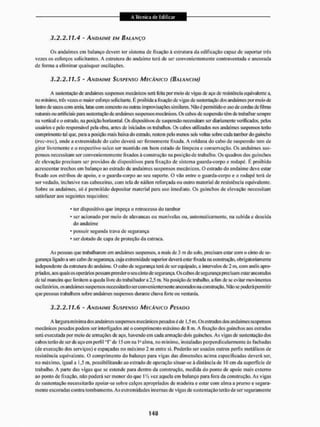 3.2.2.11.4 - ANDAIME EM BALANÇO
Os andaimes cm balanço devem ler sistema de fixação à estrutura da edificação capaz de suportar trés
vezes os esforços solicitantes, A estrutura do andaime terá de ser convenientemente contraventada e ancorada
de forma a eliminar quaisquer oscilações.
3.2.2.11.5 - ANDAIME SUSPENSO MECÂNICO (BALANCIM)
A sustentação de andaimes suspensos mecânicos será feita por meio de vigas de aço deresistênciaequivalente a,
no mínimo, três vezes o maior esforço solicitante, l:: proibida a fixação de vigas de sustentação dos andaimes por meio de
lastro [te sacos com areia, latas com concreto ou outras improvisações similares. Nilo é permitido o uso de cordas de fibras
naturais ou artificiais para sustentação de andaimes suspensos mecânicos. Os cabos de suspensão têm de trabalhar sempre
na vertical c o estrado, na |x>sição horizontal. Os dispositivos dc suspensão necessitam ser diariamente verificados, pelos
usuários e pelo responsável pela obra, antes de iniciados os trabalhos, Os cabos utilizados nos andaimes suspensos terão
comprimento tal que. para a posição mais haisa do estrado, restem pelo menos seis voltas sobre cada tambor do guincho
(irec-trcc), onde a extremidade do cabo deverá ser firmemente fixada, A roldana do cabo de suspensão tem de
girar livremente e o respectivo sulco ser mantido em bom estado de limpeza e conservação. Os andaimes sus-
pensos necessitam ser convenientemente fixados á construção na posição de trabalho. Os quadros dos guinchos
de elevação precisam ser providos de dispositivos para fixação cie sistema guarda-corpo e rodapé, É proibido
acrescentar trechos em balanço ao estrado de andaimes suspensos mecânicos. O estrado do andaime deve eslar
fixado aos estribos de apoio, e o guarda-corpo ao sen suporte. O vão entre o guarda-coipo e o rodapé terá de
ser vedado, inclusive nas cabeceiras, com tela de náilon reforçada ou outro material de resistência equivalente.
Sobre os andaimes, só é permitido depositar material para uso imediato. Os guinchos de elevação necessitam
satisfazer aos seguintes requisitos:
• ter dispositivo que impeça o retrocesso do tambor
• ser acionado por meio de alavancas ou manivelas ou. automaticamente, na subida c descida
do andaime
• possuir segunda trava de segurança
• ser dotado de capa de proteção da catraca.
As pessoas que trabalharem cm andaimes suspensos, a mais de 3 m do solo, precisam estar com o cinto de se-
gurança ligado a um cabo de segurança, cuja extremidade superior deverá estar lixada na construção, obrigatoriamente
independente da estrutura do andaime. O cabo de segurança terá de ser equipado, a intervalos de 2 m. com anéis apro-
priados, aos quais os operários possam prender o seu cinto de segurança. Os cabos de segurança precisam estar ancorados
dc tal maneira que limitem a queda livre do trabalhador a 2.5 m, Na posição dc trabalho, a fim de se evitar movimentos
oscilatórios, os andaimes suspensos necessitarão ser convenientemente ancorados na construção. Não se poderá pemtitir
que pessoas trabalhem sobre andaimes suspensos durante chuva forte ou ventania.
3.2.2.11.6 - ANDAIME SUSPENSO MECÂNICO PESADO
A largura m ínima dos andaimes suspensos mecânicos pesados é de 1,5 m. Os estrados dos andaimessuspensos
mecânicos pesados podem ser interligados até o comprimento máximo de S m. A fixação dos guinchos aos estrados
será executada por meio de armações de aço. havendo em cada armação dois guinchos. As vigas de sustentação dos
cabos terão de ser dc aço em perfil " f d e 15 cm na Idalina, no mínimo, instaladas perpendicularmente ás fachadas
(de execução dos serviços) e espaçadas no máximo 2 m entre si. Poderão ser usados outros perfis metálicos cie
resistência equivalente. O comprimento do balanço para vigas das dimensões acima especificadas deverá ser,
no máximo, igual a 1,5 m, possibilitando ao estrado de operação situar-se á distância de 10 cm da superfície de
trabalho, A parte das vigas que se estende para dentro da construção, medida do ponto dc apoio mais externo
ao ponto de fixação, não poderá ser menor do que I Vi vez aquela cm balanço para fora da construção. As vigas
de sustentação necessitarão apoiar-se sobre calços apropriados de madeira e estar com alma a prumo e segura-
mente escoradas contra tombaniento. As extremidades internas de vigas dc sustentação terão de ser seguramente
 