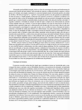 Alcançada a profundidade desejada, inicia-se a fase de concretagem da estaca por bombeamento de
concreto pelo interior da haste tubular. Sob a pressão do concreto, a tampa provisória é expulsa e a hélice
passa a ser retirada, sem rotação, mantendo-se o concreto injetado sempre sob pressão positiva, da ordem
de 50 kPa a 100 kPa (0,5 kgf/cm- a I kgf/cm*). Essa pressão positiva visa dar garantia da continuidade
do fuste da estaca e é obtida quando se observam dois aspectos executivos: o primeiro e certificar-se de
que a ponta do trado, na fase de introdução, tenha atingido um solo que permita a formação da bucha para
garantir que o concreto injetado se mantenha abaixo da ponta do trado e não suba pela interface solo-trado. O
segundo é controlara velocidade de extração do trado de modo a sempre ter um sobreconsumo dc concreto
(volume injetado maior que o teórieo). A causa dc alguns acidentes nesse tipo de estaca decorre do fato de o
operador pouco experiente julgar que o sobreconsumo estã elevado sem levar em conta o tipo de solo onde
está se processando a concretagem (c o que pode ser pior, sem se certificar se houve a formação de bucha) e
aumentar a velocidade de subida para diminuir esse sobreconsumo. Isso pode comprometer a integridade da
estaca. As fases dc introdução do trado e concretagem ocorrem de maneira contínua e ininterrupta de tal sorte
que as paredes onde se formará a estaca estão sempre suportadas: acima da ponta do trado, pelo solo que se
encontra entre as pás da hélice, c. abai.xo dessa cola. pelo concreto que está sendo bombeado. Durante a retirada
do trado, um limpador mecânico remove o solo confinado entre as pás da hclice, que c retirado para fora da
área do estaqueamento utilizando-se pá carregadeira de pequeno porte. Essas duas primeiras fases da execução
(analogamente às demais) são monitoradas por instrumento eletrônico acoplado a sensores, conforme exposto
no item adiante Controle do Processo. O concreto utilizado é do tipo bombeável com resistência característica
f k - 20 M Pa. consumo mínimo de cimento de 400 kg por melro cúbico dc concreto, abatimento (22 dt 2) cm e
tendo com o agregados are ia epedrisco, O uso dc aditivos precisa ser evitado ao máximo, pois esse procedimen-
to, sem o devido controle e conhecimento, tem sido a causa de alguns problemas. Por isso, recomenda-se que,
antes de sua utilização, se faça unta avaliação conjunta c cuidadosa dos fornecedores do concreto c do aditivo,
controlando-se togo no inicio do estaqueamento, a sua adequab il idade. Cabe finalmente lembrar que por ser
a concretagem feita sob pressão c lendo o concreto abatimento alto, não se pode executar uma estaca próxima
a outra recentemente concluída, pois pode provocar ruptura do solo entre elas. Como regra geral orienlalíva.
recomenda-se que só se execute unta estaca quando todas, cm um raio mínimo de cinco diâmetros, já tenham
sido concreladas há pelo menos 1 d. Por essa razão, antes do inicio de um estaqueamento com hélice contínua,
tiá necessidade de se fazer um planejamento do caminhamcnto da perfuratriz,
* Instalação da Armadura
O processo executivo acima descrito impõe que a armadura só possa ser introduzida após a con-
cretagem da estaca e, portanto, com as dificuldades inerentes a esse processo de colocação, em particular
quando a cota de arrasamento é profunda e abaixo do nível da água. Nesse caso, a boa técnica impõe que
a concretagem seja levada até próximo do nível do terreno, para evitar que despreenda terra para dentro
da cava antes da introdução da armadura. Esse excesso de concreto deverá ser cortado quando do preparo
da cabeça da estaca (ver adiante item Preparo da Cabeça da Es la ca). Por essa razão, quando só existem
forças de compressão que aplicam a tensão máxima na estaca de 5 MPa, costuma-se dispensar a armadura,
eliminando-se o inconveniente da sua instalação nessas estacas com arrasamento profundo (em alguns
casos, mesmo coin arrasamento profundo, é possível cravar barras isoladas no concreto fresco da estaca,
que melhoram sua ligação com o bloco de coroamento, sem os riscos inerentes á introdução de armadura
com estribos, que podem carregar, junto consigo, uma bucha de solo, criando um vazio no corpo da estaca).
Para facilidade de colocação, a armadura longitudinal tem dc ser convenientemente projetada dc modo a ter peso
e rigidez compatíveis com seu comprimento. Atendidos esses itens, a introdução pode ser feita manualmente,
lembrando que nesse caso. além dos requisitos mencionados, e de fundamental importância utilizar concreto
com abatimento mínimo de 22 cm e diminuir ao máximo de 5 min o tempo entre o final da concretagem e o
início da colocação da armadura. Caso esses pré-requisitos sejam atendidos, é possível introduzir, com esse
procedimento, armaduras de até 12 m de comprimento. Para comprimentos maiores, o processo dc introdução
manual não é mais eficicnie. Nesse caso, pode-se recorrerão uso de um pilão, que se tem mostrado mais eficiente
do que os vibradores, apesar destes serem mais recomendados. Uma sugestão das bitolas mínimas da armadura
das estacas é apresentada na tabela a seguir, precisando ser o cobrimento mínimo de 1 cm em ioda a extensão
da estaca c de 15 cm no pé (para o 30 em e o 35 cm. adotar cobrimento de 10 cm no pé),
 