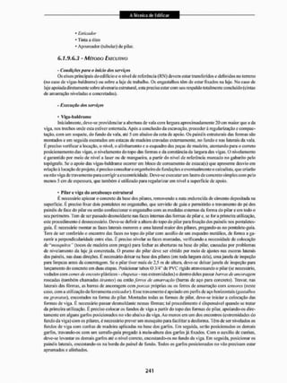 * Esticador
* Tinta a óleo
* Apnimador (tubular) de pilar.
6.1.9.6.3 - MÉTODO EXECUTIVO
- Condições para o inicio das serviços
Os eixos principais doedificto e o nível de referência (RN) devem estar transferidos e definidos no terreno
(110 caso de vigas-baldiame) ou sobre a laje de tiabalho. Os engastalhos têm de estar fixados na laje. No caso de
laje apoiada diretamente sobre alvenaria estrutural, esta precisa estar com seurespaldototalmente concluído (cintas
de amarração niveladas e concretadas).
- Execução dos serviços
• Viga-bíildrame
Inicialmente, deve-se providenciar a abertura de vala com largura aproximadamente 20 cm maior que a da
viga, nos trechos onde esta estiver enterrada. Após a conclusão da escavação, proceder ã regularização e compac-
tação. com um soquete. do fundo da vala, ate 5 cm abaixo da cota de apoio. Os painéis estruturais das formas são
montados e em seguida escorados em estíteas de madeira cravadas externamente, no fundo e nas laterais da vala.
E preciso verificar a locação, o nivel, o alinhamento e o esquadro das peças de madeira, atentando para o correio
posicionamento das vigas, o nivelamento do topo das formas e da constância da largura das vigas. O nivelamento
é garantido por meio de nível a laser ou de mangueira, a partir do nível de referência marcado no gabarito pelo
topógrafo, Se o apoio das vigas-baldrame ocorrerem bloco de coroamento de estaca(s) que apresente desvio em
relação á locação de projeto, é preciso consultar o engenheiro de fundações e eventualmente o calculista, que criarão
ou não viga de travamento paia corrigira excentricidade. Deve-se executar um lastro de concreto simples com pelo
menos 5 cm de espessura, que também é utilizado para regularizar em nível a superfície de apoio.
> Pilar e viga do arcabouço estrutural
E necessário apicoar o concreto da base dos pilares, removendo a nata endurecida de cimento depositada na
superfície. É preciso Jixar dois pontaletes no engastalho. que servirão de guia e permitirão o travameiilo do pé dos
painéis de face do pilar ou então confeccionar o engastalho com as medidas externas da forma do pilar e em todo o
seu perímetro. Tem de ser passado desmoldante nas faces internas das formas de pilar e, se fora primeira utilização,
este procedimento é desnecessário. Deve-se definira altura do topo do pi lar para fixação dos painéis nos ponta letes-
guia. É necessário montar as faces laterais menores e uma lateral maior dos pilares, pregando-as no pontalete-guia.
Tem de ser conferido o encontro das faces no topo do pilar com auxilio de um esquadro metálico, de forma a ga-
rantir a perpendicularidade entre elas. É preciso nivelar as faces montadas, verificando a necessidade de colocação
de "mosquitos" (tocos de madeira com prego) para fechar as aberturas na base do pilar, causadas por problemas
de nivelamento da laje já concrelada, O prumo do pilar deve ser obtido por meio de ajustes nas escoras laterais
dos painéis, nas duas direções. II necessário deixar na base dos pilares (em toda largura dela), uma janela de inspeção
para limpeza antes da concretagem. Se o pilai* tiver mais de 2,5 m de altura, deve-se deixar janela de Inspeção para
lançamento do concreto cm duas etapas. Posicionar tubos 0 3/4" de PVC rígido atravessando o pilar (se necessário,
vedados com cones de encosto plásticos - chupetas - nas extremidades) e dentro deles passar barras de ancoragem
roscadas (também chamadas tirantes) ou entãoferros de amarração (barras de aço para concreto), Travar, nas
laterais das fôrmas, as barras de ancoragem com porcas próprias ou os ferros de amarração com tensores (neste
caso, com a utilização da ferramenta esticador), Rsse travamen to é apoiado em perfis de aço horizontais (gastaihos
ou gravatas), encostados na forma do pilar. Montadas todas as formas de pilar, deve-se iniciar a colocação das
formas de viga. E necessário passar desmoldante nessas fôrmas; lai procedimento é dispensável quando se tratar
da primeira utilização. É preciso colocar os fundos de viga a partir do topo das formas de pilar, apoiaiido-os dire-
tamente em alguns garfos posicionados no vão abaixo da viga. Ao menos em um dos encontros (extremidades do
fundo da viga) com os pilares, é necessário prever um mosquito para facilitara desforma. Têm de ser nivelados os
fundos de viga com cunhas de madeira aplicadas na base dos garfos. Em seguida, serão posicionados os demais
garfos, travando-os com um sanrafo-guía pregado á mcia-aluira dos garfos já fixados. Com o auxilio de cunhas,
deve-se levantar os demais garfos até o nível cometo, encostando-os no fundo da viga. Em seguida, posicionar os
painéis laterais, encostando-os na borüa tio painel de fundo. Todos os garfos posicionados no vão precisam eslar
aprumados e alinhados.
 