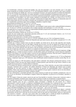 19. Considerando a alteração constitucional aludida, mas, para não desatender a um outro princípio, que é o da ampla
defesa assegurada aos acusados em geral (art. 5º, LV, da Constituição Federal) e, ainda, em atenção a que a peça vestibular
encerra uma denúncia de cidadão que, como tal, na tramitação de projeto, tem regime prioritário na Câmara dos Deputados
(art. 151, II, a, do RI), foram aplicados, em caráter subsidiário, as normas disciplinares do Regimento Interno da Casa.
20. Considerando que, o prazo previsto para as Comissões examinarem proposições, quando se tratar de matéria em regime
de tramitação com prioridade, é de cinco sessões, podendo ser prorrogado até a metade, nos termos do art. 52, II, do
Regimento Interno, entendeu-se satisfeito o princípio constitucional da ampla defesa, dando-se ao denunciante prazo de
cinco sessões dentro das sete reservadas à Comissão, que corresponde ao máximo com prorrogação.
21. Considerando as premissas supra, foram acolhidas e adaptadas as seguintes etapas:
a) recebimento da denúncia (art. 19, da Lei nº 1.079/50);
b) leitura do texto na sessão seguinte (art. 19, da Lei nº 1.079/50);
c) eleição dos membros de uma «Comissão Especial», cuja finalidade é exarar parecer sobre a admissibilidade da denúncia
(art. 19, da Lei nº 1.079/50, em consonância com os artigos específicos da Constituição: 51, I; 52, I; 85 e 86);
d) composição da «Comissão Especial» com representação partidária proporcional às bancadas com assento na Casa (art.
58, § 1º, da CF, e art. 19 da Lei nº 1.079/50);
e) eleição de Presidente e Relator (art. 20, da Lei nº 1.079/50);
f) prazo de cinco sessões para o denunciado apresentar defesa (art. 5º, LV, da Constituição Federal, e art. 52, II, do
Regimento Interno da Câmara dos Deputados);
g) prazo de sete sessões para a comissão concluir seus trabalhos;
h) votação nominal do parecer (art. 23, da Lei nº 1.079/50, combinado com o art. 186, I, do Regimento Interno).
i) quorum de 2/3 dos membros da Câmara dos Deputados para aprovação de parecer que admita a acusação (art. 51, I e 86,
caput, da Constituição Federal).»
Pensando que à Câmara compete riscar seu plano de trabalho, nos limites da lei, não me cabe impor-lhe outro traçado,
como pretende o impetrante, nem me cabe julgar o desenho que ela riscou; isto não me impede de reconhecer que ele se
contém nos limites da Constituição, da Lei nº 1.079 e do Regimento. É possível que se pudesse alvitrar, aqui ou ali outro
caminho, mas ao Poder Judiciário não cabe fazê-lo. Não me animaria a proclamar que ele seja incensurável, como foi dito,
mas não se negará que, pelo menos, é razoável e se comporta nos limites da lei, e é o que basta.
18. Contra o meu voto, a Corte concedeu em parte a liminar requerida para ampliar o prazo de defesa do impetrante; de lege
ferenda, disse eu, a solução me parecia razoável; a ela não aderia, porém, por entender que o assunto fugia da competência
judicial. É da Câmara e só a ela cabia regular o exercício de suas atribuições privativas. Não fora assim, o Supremo estaria
se substituindo à Câmara, quando a Constituição dá a esta o poder de fazê-lo.
19. Depois de pedir que o STF determinasse à Câmara que seguisse, na espécie, o disposto no art. 217 do seu Regimento
Interno, o impetrante requer que o STF determine «seja a deliberação cameral tomada por escrutínio secreto (Reg. Int. art.
188, II)».
Ou muito me engano ou o STF não poderia e não pode deferir o pleiteado. Sem cláusula constitucional expressa, a Corte
jamais poderia invadir essa área que inequivocamente à Câmara pertence, para dizer-lhe de que forma e maneira as suas
votações devem processar-se. É matéria defesa ao Judiciário.
20. Na ausência de cláusula constitucional que o permitisse, penso que o Poder Judiciário, sem grave lesão ao princípio da
separação e harmonia entre os poderes, não poderia determinar à Câmara dos Deputados que adotasse esta ou aquela
modalidade de voto para autorizar ou negar a instauração do processo de responsabilidade contra o Presidente da
República. Nada é mais intrinsecamente peculiar ao Poder Legislativo do que regular o modo de votar no seio das câmaras.
Ingressar nessa área importaria em cometer verdadeiro esbulho.
Nas suas «informações» a autoridade apontada como coatora enunciou as razões por que entendeu e entende que o voto, no
caso, há de ser descoberto. Em homenagem à augusta Câmara dos Deputados, na pessoa de seu Presidente, reproduzo a
passagem:
«44. Em relação à forma da votação, através da qual esta Casa decidirá se concede a licença para o processo contra o
Presidente da República, decidimos pela votação ostensiva nominal, levando em consideração os seguintes fatores:
45. A questão constitucional. A atual Constituição brasileira adotou como regra geral o princípio da votação ostensiva e
nominal. Naqueles casos em que o constituinte julgou conveniente a utilização do voto secreto, ele o indicou
expressamente, a título de exceção. As hipóteses contempladas pela Constituição com a indicação de que a elas se deve
aplicar o voto secreto não podem ser ampliadas pelo intérprete, sob pena de agredir-se o sistema por ela adotado.
46. Não tendo a Constituição Federal apontado a forma da votação, para que se conceda ou não a licença para o processo
contra o Presidente da República, deve-se aplicar, então, a regra geral — que é a do voto nominal.
47. Convém, aqui, relembrar distinção singela, mas que vem sendo convenientemente esquecida por alguns: o princípio
do voto secreto aplica-se ao representado, isto é, ao eleitor que escolhe o seu representante junto ao Parlamento: a este
representante, até pelo dever moral que tem ele de prestar contas de suas ações aos representados, aplica-se a regra geral do
voto ostensivo e nominal — para que o povo possa saber com exatidão qual é o sentido da atuação do parlamentar —
exceto nos casos, repita-se, em que o constituinte julgou conveniente excepcionar a regra geral.
 