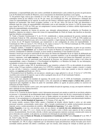 parlamentar, a responsabilidade pelos atos contra a probidade da administração e pela conduta do governo em geral passou
a ser do Presidente do Conselho de Ministros, com os mecanismos de afastamento peculiares a esse regime.
72. Em primeiro lugar, nota-se que a Emenda nº 4, de 1961, não revogou os arts. 9º a 12 da Lei nº 1.079, de 1950, nem
contemplou norma de teor idêntico à do art. 89, par. único, da Constituição de 1946, que determinava a definição dos
crimes de responsabilidade em lei especial, de modo que não limitou a definição legal dos crimes de responsabilidade às
hipóteses ali enumeradas. Não foram revogados, portanto, o art. 89, par. único, da Carta de 1946, que determinara a
definição legal dos crimes de responsabilidade relacionados com os atos elencados nos incisos I a VIII do mesmo artigo
nem a parte da Lei nº 1.079, de 1950, que, em cumprimento à norma constitucional, se limitou a definir objetivamente os
delitos de responsabilidade correspondentes.
73. A mudança temporária do sistema de governo, que, alterando substancialmente as atribuições do Presidente da
República, importou em reduzir o elenco dos crimes de responsabilidade do Chefe de Estado, não interferiu na descrição
legal das infrações correspondentes.
74. Tendo a Emenda Constitucional nº 6, de 23-1-63, restabelecido o sistema presidencial de governo instituído pela
Constituição Federal de 1946, subsistiram íntegras as normas dos arts. 9º, 10 e 12 da Lei nº 1.079, de 1950, também em
face das Constituições posteriores que, salvo no tocante à «guarda e o legal emprego dos dinheiros públicos», reproduziram
os incisos do art. 89 daquela Constituição, que enumeravam os atos configurados de crimes de responsabilidade. A
Constituição de 1988, nos incisos V, VI e VII do art. 85, repete os incisos V, VI e VIII da Constituição de 1946, tornando
certa a vigência dos dispositivos citados na Lei nº 1.079, de 1950.»
7. Impugna, também, o mandado de segurança o ato do Presidente da Câmara dos Deputados, na parte em que assentou,
acerca do pedido de impeachment, que «a matéria irá ao exame do Plenário em votação única pelo processo ostensivo
nominal, considerando-se admitida a acusação, se nesse sentido se manifestem 2/3 dos membros da Casa».
Sustenta a inicial que essa prévia autorização de dois terços da Câmara dos Deputados há de ser objeto de deliberação por
escrutínio secreto e não pelo «processo ostensivo nominal», consoante estabelece o ato da autoridade indigitada coatora.
Invoca o impetrante, como sedes materiae, o art. 188, II, do Regimento Interno da Câmara dos Deputados, que prevê o
escrutínio secreto em casos de autorização para instauração de processo, nas infrações penais comuns e nos crimes de
responsabilidade, contra o Presidente e o Vice-Presidente da República e os Ministros de Estado. Já, nas informações,
secundando os termos do ato impugnado, alega-se, verbis:
«55. Assim, ou sendo o artigo 188, II, inconstitucional (o que remeteria a solução à CF), ou não podendo ele prevalecer
sobre o artigo 218 (que remeteria a solução para a Lei 1.079/50) o resultado a que se chega é sempre o mesmo: a votação
no caso em tela, é ostensiva e nominal, procedimento regimental adotado, como regra, quando se trata da votação de
matéria, com quorum qualificado (art. 186, I)».
A Procuradoria-Geral da República, em seu parecer, entende que a regra aplicável é a do art. 23 da Lei nº 1.079/1950,
«recebida como norma de lei especial, a que se refere o parágrafo único do art. 85 da Constituição Federal».
Passo a analisar essa quaestio juris.
A Corte está, aqui, julgando um mandado de segurança. De acordo com o art. 5º, LXIX, da Constituição, «conceder-se-á
mandado de segurança para proteger direito líquido e certo, não amparado por habeas corpus ou habeas data, quando o
responsável pela ilegalidade ou abuso de poder for autoridade pública ou agente de pessoa jurídica no exercício de
atribuições do Poder Público.»
A existência de direito líquido e certo é, pois, uma especial condição da ação de segurança, ou seja, um requisito inafastável
para a obtenção de uma sentença favorável.
Anota Celso Agrícola Barbi:
«Como se vê, o conceito de direito líquido e certo é tipicamente processual, pois atende ao modo de ser um direito subjetivo
no processo: a circunstância de um determinado direito subjetivo realmente existir não lhe dá a caracterização de liquidez e
certeza; esta só lhe é atribuída se os fatos em que se fundar puderem ser provados de forma incontestável, certa, no
processo. E isto normalmente só se dá quando a prova for documental, pois esta é adequada a uma demonstração imediata e
segura dos fatos.» (In Do Mandado de Segurança, nº 75, Forense, 4ª ed., pág. 85).
No mesmo sentido, acentuou Othon Sidou, quanto à finalidade da locução «direito líquido e certo» ser «de caráter
processual somente», acrescentando, noutro passo: «Daí a locução constitucional ter sentido exclusivamente processual,
impondo, assim, o caráter presentâneo do remédio». (Do Mandado de Segurança, 3ª ed., págs. 234/235).
Seabra Fagundes, à sua vez, com precisão, anota, em seu clássico «o controle dos atos administrativos pelo Poder
Judiciário» (5ª ed., págs. 271 e ss.): «Assim, ter-se-á como líquido e certo o direito cujos aspectos de fato se possam
provar, documentalmente, fora de toda a dúvida, o direito cujos pressupostos materiais se possam constatar pelo exame da
prova oferecida com o pedido, ou de palavras ou omissões de informação da autoridade impetrada».
Essa, também, a lição de Pontes de Miranda, in Comentários à Constituição de 1967 com a Emenda nº 1, de 1969, 3ª
ed., Tomo V, págs. 361/362.
Pois bem, depois de sustentar que a votação há de ser por escrutínio secreto, de acordo com o Regimento Interno da Câmara
dos Deputados, art. 188, II, alega o impetrante que «as heterodoxas regras procedimentais adrede baixadas pela ilustre
autoridade coatora» prevêem voto aberto e constituem, «por isso mesmo, outra ameaça de violação ao direito que tem o
 